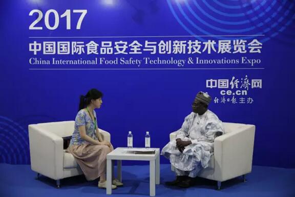 　　图为尼日利亚大使、副馆长巴克利·阿里尤·乌斯马接受中国经济网记者专访。中国经济网记者 裴小阁摄影  　　中国经济网北京7月3日讯(记者 王晓彤)6月29日至7月3日，由中国经济网主办的中国国际食品安全与创新技术展览会在北京举办。7月2日下午，展会上进行了“一带一路”沿线国家——尼日利亚旅游美食文化推介活动。中国经济网副总经理付越、尼日利亚大使、副馆长巴克利·阿里尤·乌斯马、驻华使节商务联盟秘书处秘书长孙丽丽出席了此次推介活动。  　　会后，乌斯马大使接受了中国经济网记者的采访，他主要就尼日利亚美食、投资机遇和中国企业关心的安全问题进行了回答。  　　乌斯马先生说，尼日利亚有200多个民族，每个民族都有自己独特的美食。所用食材比较常见，在中国也很普遍，比如玉米、大米、芝麻等。整体味道与中国新疆的美食比较接近，也有一些类似川菜辣度的食品。尼日利亚作为非洲传统农业大国，拥有非洲最多的人口和广袤的耕地，在食品的供需两端都极具吸引力。同时，尼日利亚重视食品安全问题，提高包装、加工机械水平，食品加工能力有了持续快速的提高。  　　尼日利亚地处西非东南部，南濒大西洋几内亚湾，地理位置优越。资源丰富，石油和天然气的储量均居世界前列。在能源、农业、畜牧业等领域具有较大的投资潜力。尼日利亚是非洲第一人口大国，拥有巨大的市场规模，非常期待中国企业到当地投资。目前，在尼日利亚的中国企业及华人数量较多，主要聚集在自贸区，政府和军队也很注重保护中国企业在当地的安全。  　　文章来自：中国经济网