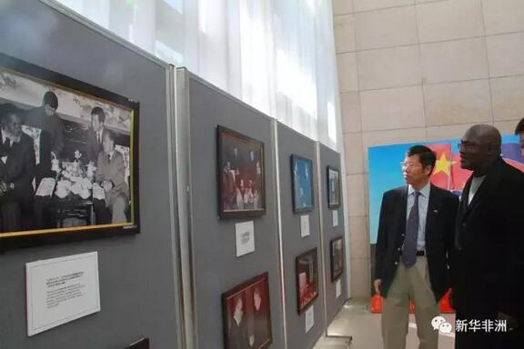 　　“授人以鱼不如授人以渔，感谢你们为纳米比亚培训未来的通信技术种子”，纳米比亚信息与通信技术部部长切克罗·特韦亚对华为的通信种子项目给予了高度评价。  　　7月3日，华为纳米比亚公司为4名接受“播种未来通信种子”项目的纳方学生在温得和克的中国大使馆举行了欢迎仪式，这4名来自纳米比亚大学和纳米比亚理工大学的学生经过在中国两周的培训归来，这次经历给他们留下了深刻印象。  　　   图为7月3日参加华为未来种子项目的纳米比亚学员发言。  　　参加培训的伊丽莎白·恩迪施泰尔说，非常感谢这次培训的机会，给她打开了一扇机遇之门，她希望用学到的知识和方法为纳米比亚发展做出贡献。  　　据华为纳米比亚分公司总经理尹显宇介绍，华为公司进入纳米比亚市场12年来，一直致力于当地通信技术产业的发展，2016年10月在纳米比亚通信技术产业峰会上与纳米比亚信息与通信技术部签署了合作备忘录，与纳米比亚一同发展通信技术产业。  　　    　　7月3日，我驻纳使馆代办李南(左)陪同纳米比亚信息与通信技术部部长特韦亚参观中纳友谊图片展。  　　中国驻纳米比亚使馆代办李南说，华为公司“播种未来通信种子”项目很好体现了企业的社会责任，为当地的通信产业发展提供帮助，传授技能，在全球化信息传播时代助力纳米比亚发展，在纳米比亚的团结繁荣计划中发挥了应有的角色。  　　华为公司发起的“播种未来通信种子”项目开始于2008年，已在英国、法国、德国、新加坡、马来西亚、印尼、阿联酋等20多个国家实行，为数千名学员提供了赴华学习参观的机会，帮助他们为科技驱动的未来做准备。  　　文章来自：新华非洲