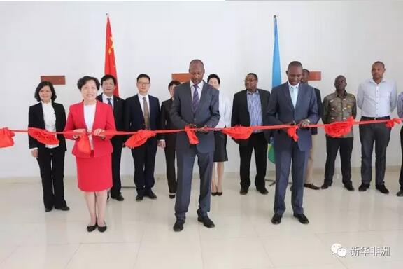 　　金华职业技术学院(金职院)卢旺达穆桑泽国际学院10日在卢旺达北方省穆桑泽地区举行启动仪式。金职院将结合汉语和职业技术培训，帮助卢方培养实用型技术技能人才。  　　   金华职业技术学院卢旺达穆桑泽国际学院举行剪彩仪式。(杨赫摄)  　　穆桑泽国际学院是金职院的海外分校，由金职院和穆桑泽职业技术学院合作建立，预计今年9月招收第一批学生。学生将首先在穆桑泽国际学院学习一年汉语，然后前往金职院的机械制造、信息技术、酒店管理、建筑和农业等专业学习。按计划，穆桑泽国际学院未来将在卢旺达当地教授学生专业知识。此外，穆桑泽国际学院还设立了职业技能发展中心，帮助卢旺达培训当地技术工人。  　　    　　金职院副校长杨艳(左)和卢旺达北方省执行秘书保罗·贾博为金华职业技术学院卢旺达穆桑泽国际学院揭牌。(杨赫摄)  　　金职院副校长杨艳介绍说，金职院在卢旺达建立海外分校，帮助卢旺达培养技术人才，旨在服务国家南南合作和“一带一路”建设。金职院希望未来将职业技术培训合作拓展至周边国家。  　　文章来自：新华非洲