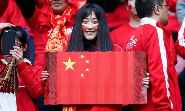 　　这张图是BBC刚公布的一份民调，仔细端详，里面不少很有意思的信息。  　　从图中我们能看到，国际社会对中国的印象整体变化不大。对中国持积极态度的受访者比重由43%下降到了41%，而持消极态度的比重则增加两个百分点至42%。  　　而具体到个别国家上，有的变化不小。比如，“双印”。印度尼西亚对中国的负面评价(50%)首次超过正面评价(28%)，成为有这项调查以来，印尼人对中国最不友好的一次。同样的情况也出现在印度，印度人对中国的积极评价减少了14个百分点，而消极评价增长了25个百分点至60%。  　　该调查显示，对中国印象最差的国家是美国。70%的美国人对中国印象消极。不只是美国，英法德西等西方国家对中国的印象都不太好。这些并不令人意外!  　　那谁对中国最有好感呢?当然该非“巴铁”莫属了!  　　然而，竟然，不是!根据这份调查，竟然有一个国家的对华好感度超过“巴铁”。巴基斯坦对华正面评价的比重为63%，而这个国家竟然是83%——当选本年度“最亲华国家”。  　　它是谁?又是怎样一个存在?  　　    　　“尼铁”?  　　它的闺名叫尼日利亚，是非洲第一大国，非洲第一人口大国，第一大经济体，第一大石油生产和出口大国。  　　难道在非洲大地正冉冉升起一个“尼铁”吗?  　　一位曾在尼日利亚经商的朋友告诉叨姐，尼日利亚对中国人比较友善，中餐也是当地最受欢迎的外国菜，但在他的感受中，尼日利亚谈不上是对华最友好的国家，民间对来自中国的假冒伪劣商品抱怨声不少。  　　他介绍说，尼日利亚人多，经济发达，和中国的民间贸易往来密切，中国货在当地随处可寻。然而，中国货很便宜，质量却不怎么好。鞋子穿不了几天就坏了，手机用上几个月就黑屏了，服装等倒是没有大问题，可是针脚远不怎么整齐。这些情况大概并非个案，在中国国内买个东西，也时常可能赶上粗制滥造。  　　    　　拉各斯的一家购物中心  　　和“巴铁”类似，尼日利亚的安全形势也不好。最近几年，几乎年年都有中国工人在尼日利亚遭绑架。今年早些时候，首都阿布贾远郊的一名中国工人被绑架。去年8月，一家矿业公司的两名中国工人在尼北部地区被绑架。2015年3月，枪手冲入中部科吉州首府洛克贾郊外的一家采石场，绑架了3名中国工人。  　　不过，要说尼日利亚对华友好，也有不少例证。  　　今年1月，尼日利亚政府严令台湾驻尼机构摘牌更名、迁出首都、削权减人，并禁止尼政府官员和机构同台湾发生任何官方往来。到6月底，台湾方面还赖着不动，于是，6月的最后一天，尼日利亚政府派出25名武警，封锁了台驻尼日利亚代表处，强制“驻处”人员离开。台湾的空心蔡当局气得七窍生烟，却也无可奈何。  　　尼日利亚主流大报《领导者报》今年还发表了一个整版社论，标题就叫《尼中关系》。文章高度赞赏了尼中两国关系的发展。文章称，良好的尼中关系是中国在非洲软实力的生动体现，对华友好在尼精英阶层和普通民众中蔚然成风。  　　    　　还有一件事特别有意思，去年7月1日，尼日利亚在首都阿布贾召开会议，庆祝中国共产党建党95周年。在会上，尼参议院外交委员会副主席萨尼盛赞中共是非洲政党追随的模范。  　　一连串事情看下来，小伙伴们恐怕有点懵，尼日利亚到底是对我们好呢，还是好呢?如果梳理一下阿布贾和北京的交往历史，答案大概会清晰一些。  　　纽带  　　中国在尼日利亚的影响力是最近一些年才开始快速上升的。  　　尼日利亚1960年独立，独立后11年，也就是1971年，中国才与拉各斯建立外交关系。那时候，尼日利亚的首都是拉各斯，1991年迁至阿布贾。  　　在整个70年代和80年代，尼日利亚的国际贸易伙伴主要是欧洲和北美国家。阿巴查实行军事独裁的1993年到1998年期间，尼日利亚被剥夺了大部分的西方援助，它开始采取与津巴布韦现行战略相似的“东望”外交政策，大大加强了与北京的关系，中尼两国间建立起了政治互信。  　　进入新世纪，中尼充分发挥互补优势，加强合作。尼日利亚是中国在非的第三大贸易伙伴和第二大出口市场，中国是尼第一大进口来源国和第二大贸易伙伴。1995年至2015年间，尼日利亚和中国的贸易额从2亿美元增长到149亿美元，增长了73倍。  　　    　　在尼日利亚第二大城市卡诺的这个当地市场，中国人经常光顾。  　　尼日利亚是中国摩托车最大的海外买家，每年有超过100万辆摩托车从中国进入尼日利亚。它也是第一个将人民币加入其一篮子外汇储备的非洲国家。  　　此外，中国每年从尼日利亚进口数十亿桶原油。同时，中国还加大了对尼日利亚的投资力度。截至2015年，两国签署了价值770亿美元的基建投资合同。中国在非洲有6个自贸区，其中两个在尼日利亚。中国还在帮助尼日利亚建设铁路、港口、水坝和发电厂。  　　    　　拉各斯的一处建筑工地  　　2016年，尼日利亚经济遭遇25年以来的首次收缩，GDP增长率仅为-1.5%，它急需国际社会的雪中送炭。与西方国家相比，它更倾向于中国。虽然西方媒体对中国在尼的影响力十分提防，恶语连连，但是，尼日利亚对华的总体态度还是非常正面的。  　　尼日利亚历史上吃过西方国家的亏，尤其是被阴险的英国给坑了一把。尼日利亚1956年发现油田，1960年独立，英国眼见着肥肉吃不了，就暗中撺掇油气储量丰富的尼日利亚北部地区闹独立。尼日利亚因此陷入相当长的内乱中，经济长期停滞。  　　深受殖民之苦和内战之乱的尼日利亚人就此对西方国家抱有戒心，认为西方国家常常是口头上说得好听，但常常以发展经济之名行掠夺、剥削之实。相比之下，中国更尊重非洲人民管理自己国家事务的权利和愿望。  　　典范  　　中尼关系的进一步深化还体现在国际舞台上。  　　2015年，中国支持尼日利亚成为联合国安理会非常任理事国。尼日利亚也在北京的核心关切上做出回应。尽管尼与台湾保持着贸易关系，但它在2005年与中国发表联合公报称，台湾是中国领土不可分割的一部分。  　　这样的相互支持大大促进了中尼的军事合作。美国和其他西方国家没有公开支持尼日利亚打击“博科圣地”的努力，中国通过提供军事技术填补了这一空缺。  　　中尼两国的历史经验和文化传统相去甚远，但北京已成功地在尼推广了中国文化。尼日利亚是唯一同中国互设文化中心的非洲国家。2015年，尼日利亚在华学生近4000名，是在华留学生最多的非洲国家之一。尼日利亚人民汉语学习热情高涨，全国设有2所孔子学院、1个孔子课堂和26处汉语教学点，学习汉语课程的学生总数近7000人。  　　中国在尼日利亚媒体的迅速扩张，比两国学生交流项目更奏效。在尼国家电视台的支持下，中国已成功吸引更多观众参与中尼文化交流活动。尼日利亚拥有世界上仅次于宝莱坞的第二大电影产地“瑙莱坞”，中国电影多次在尼开展推广活动，以十二生肖、孔子、猴王等为主题的中国电影，吸引了许多当地学生和政府代表。  　　    　　尼日利亚人在中国文化中心里学功夫。  　　这种通过根深蒂固的政治纽带和文化交流缔造的中尼特殊关系，是中国在非洲软实力攻势的重要成就之一。  　　当然，有一些因素威胁到了中国与尼日利亚发展更深层次的关系。根据澳大利亚经济与和平研究所公布的2016全球恐怖主义指数，尼日利亚是受恐怖主义影响第三大的国家，仅次于伊拉克和阿富汗。尼日利亚恐怖组织“博科圣地”制造的武装冲突，对所有在尼外国投资者都是一个不容回避的政治风险。  　　    　　颜色越深，其恐怖主义活动越猖獗。  　　尽管如此，中尼经济关系依然有望继续增长。对中东石油的依赖是北京的一大担忧。在这方面，与世界第十三大原油生产国尼日利亚的合作，会为中国提供多样化的选择。  　　尼日利亚有一句古老的谚语：谁也不可能独自赢得繁荣。与中国不断深化的经济伙伴关系为尼日利亚人提供了憧憬未来的理由。  　　尼日利亚简介  　　【国名】尼日利亚联邦共和国(The Federal Republic of Nigeria)。  　　【面积】923768平方公里。  　　【人口】1.93亿(2016年)。有250多个民族，其中最大的是北部的豪萨-富拉尼族(占全国人口29%)、西部的约鲁巴族(占21%)和东部的伊博族(占18%)。官方语言为英语。主要民族语言有豪萨语、约鲁巴语和伊博语。居民中50%信奉伊斯兰教，40%信奉基督教，10%信仰其他宗教。  　　【首都】阿布贾(Abuja)。1991年12月正式从拉各斯(Lagos)易址。人口约200万。平均最高气温为34-37℃，平均最低气温为20℃。  　　【国家元首】总统兼武装部队总司令穆罕马杜·布哈里(Muhammadu Buhari)。  　　【简况】位于西非东南部，东邻喀麦隆，东北隔乍得湖与乍得相望，西接贝宁，北界尼日尔，南濒大西洋几内亚湾。边界线长约4035公里，海岸线长800公里。地势北高南低。境内河流众多。属热带季风气候，全年分为旱季和雨季，年平均气温为26～27℃。  　　尼日利亚系非洲文明古国。公元8世纪扎格哈瓦(Zaghawa)游牧部落在乍得湖周围建立了卡奈姆-博尔努(Kanem-Bornu)王国，该王国延续了一千多年。从10世纪开始，约鲁巴族在尼日尔河下游建立了伊费、奥约和贝宁等王国。11世纪前后，豪萨族在尼北部地区建立了七个城堡王国，又称“豪萨七邦”，16世纪被西部的桑海帝国所征服。1472年葡萄牙入侵。16世纪中叶英国入侵。1914年沦为英国殖民地。1960年10月1日宣布独立，并成为英联邦成员国。1963年10月1日成立尼日利亚联邦共和国。  　　【政治】独立后多次发生军事政变，长期由军人执政。1993年11月以阿巴查为首的军政府接管政权。1998年6月阿巴查突发心脏病猝死，国防参谋长阿布巴卡尔接任国家元首，制定还政于民计划。1999年2月举行总统选举，前国家元首、人民民主党候选人奥巴桑乔当选第四共和国总统，并于5月29日正式就职。2003年4月蝉联。2007年4月，亚拉杜瓦当选总统，5月就职。2010年5月，亚拉杜瓦病逝，乔纳森接任总统，2011年4月当选连任。2015年3月28日至29日，尼日利亚举行国民议会、总统选举，反对党全体进步大会党获胜，布哈里当选新总统，并于5月29日正式就职。  　　近年来，尼政局总体保持稳定，但安全形势较为严峻。南部产油区反政府武装活跃，民族和宗教冲突时有发生，几内亚湾海盗抢劫事件频发。特别是伊斯兰极端组织“博科圣地”频频制造恐怖袭击事件，造成大量人员伤亡。2013年6月，尼政府将“博科圣地”定性为恐怖组织。2014年5月，联合国将该组织列入国际恐怖组织名单。  　　文章来自：尼日利亚华人网