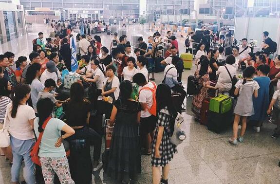 　　7月13日凌晨2点，一架载有278名旅客的埃及休闲航空AL711航班，从西安咸阳国际机场起飞，目的地为埃及南部重镇--阿斯旺，这标志着西安乃至西北地区首条直飞非洲的航线开通。这条航线连接了古长安和和古开罗两大文明古都，将西安至埃及的时间缩短为10个小时。  　　  西北首条直飞非洲航线开通 约10小时西安直达埃及  　　该航线由埃及休闲航空公司采用空客A330机型执飞，首航客座率高达100%。每周一班，周四出发，去程西安起飞时间为凌晨2点，返程从埃及起飞抵达西安时间约为晚上23点，空中飞行时间约10小时。(以上时间均为北京时间)。  　　  西北首条直飞非洲航线开通 约10小时西安直达埃及  　　中国和埃及是两大文明古国，西安和开罗是文明世界的两大历史古都。在没有开通直航之前，从西安转机前往埃及，既浪费时间、金钱，又令人劳累，因此不少人对埃及旅游望而却步。直飞航线的开通，不仅节省了出行时间和成本，旅行体验和舒适度也大大提升。随着直航的开通，埃及也成了今年暑期炙手可热的新兴旅游目的地，埃及旅游产品包括探秘埃及全景8日游，法老时代游轮8日游，全新埃及度假8日游，高端深度产品王者荣耀游轮8日游等，所有埃及产品在各大旅行社均可咨询报名。  　　  西北首条直飞非洲航线开通 约10小时西安直达埃及  　　为造势埃及航线开通，名人带你游埃及活动也备受各界关注。在7月13日首班飞行中，央视春晚西安分会场主持、陕西电视台当家主播徐杰，陕西广播电台FM91.6主持人高大哥，FM98.8主播王琼，FM106.1主播张钊，微博美食达人妖哥等名人大咖开启埃及探秘之旅。据了解，后续系列团期还将有今年人气爆棚的陕西高考文科状元向远方、知名摄影师张千、微博品牌策划师陈茜羽等更多名人带队前往埃及，开启两大文明古都千年之约。  　　  西北首条直飞非洲航线开通 约10小时西安直达埃及  　　在新浪微博上，#埃游不错哦# 埃及旅游话题也备受网友关注，发微博晒旅程、晒心情，分享埃及旅行程中的趣闻,还有机会获得最酷最炫的中国京剧脸谱基尼。  　　  西北首条直飞非洲航线开通 约10小时西安直达埃及  　　西安直飞埃及航线连接了古代丝绸之路的两端，它的开通将为中国和非洲各国间商务出行及出境游提供良好的市场环境。新航线的开通将沉淀数千年文明的两大古城紧密相连，当兵马俑遇上金字塔，两大文明由此交汇，越来越多的旅客、商人、留学生将通过这条新‘空中丝绸之路’，展开历史文化交流。  　　文章来自：腾讯大秦网
