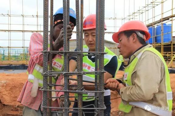 　　每天早上6点20分左右，中铁二十局安哥拉奎托机场项目部安方员工都要准时排队点名，开展安全教育。负责这一工作的安籍小班长菲利塞亚路，必须确保所有安方员工都分配到任务，并第一时间统计出勤情况。  　　“这是一份让我自豪的工作。” 菲利塞亚路表示，他在全面推广班组长制后，成了首批上岗的小班长，专门负责协助管理当地员工。  　　    　　中方员工教授安方员工技能。  　　和菲利塞亚路一样，该项目部有100多名安籍员工被任命为小班长，还有更多的成长为技术工人。这是中铁二十局多年来坚持定向培养外籍员工取得的主要成果。  　　进入安哥拉市场以来，中铁二十局在总长近1800公里的罗安达和本格拉铁路建设中，先后解决了10多万当地人的就业。同时，通过订单式培养，大批既了解中国文化，又掌握一定技能和管理人才脱颖而出。  　　    　　中安方员工组成青年突击队。  　　“在企业滚动发展过程中，必须大力推行属地化管理。”中铁二十局副总经理兼安哥拉项目经理王作举介绍，通过逐步完善当地工人任用、晋升机制，目前项目正在探索建立一整套属地化管理体系。“将企业培养的外籍人才，转化为企业在当地的竞争优势。”  　　从一名普通清洁工，成长为出色的“蔬菜种植专家”，当地员工胡菲不仅收入增加了，还被中铁二十局纳入当地人才库，成为重点培养的后勤保障人才。  　　    　　科学的种植技术为当地人胡菲带来甜美回报。  　　“通过拜师中国员工，我不仅学会了翻地、施肥等基本技能，还掌握了交叉种植技术，能让蔬菜健康成长。”胡菲激动的表示，他是当地最先掌握蔬菜种植的一批人，今后将会改变自己的命运。  　　    　　中方员工指导安方工人进行钢筋绑扎。  　　为加快外籍员工成长，该公司所有海外员工正式入职前，都会提供包括入职谈话、岗前培训等“入职套餐”，帮助他们尽快找到角色定位。工作中，还会以导师带徒、结对帮扶等形式，对其进行定向培养。通过“量体裁衣”，为海外员工制定适合自己的岗位规划。  　　    　　图为中铁二十局承建的安哥拉本格拉铁路。  　　目前，中铁二十局在巴基斯坦、安哥拉、蒙古国等海外项目共有近8000名外籍雇员，许多当地员工通过定向培养，成为能独当一面的一线管理人员和专业技术人员，为企业海外可持续发展奠定基础。  　　文章来自：新华非洲