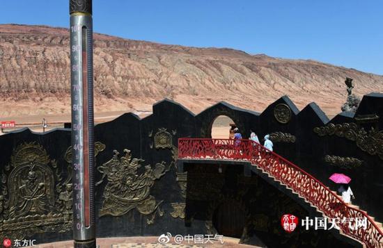 　　“7月12日，24节气中的三伏天正式到来，全国多地开启“烧烤”模式，河北、山西、山西、宁夏、新疆、上海、浙江、重庆等地局部地区气温轻松过40℃;雄鸡地图更是“热情似火”，红紫相交，煞是瑰丽。  　　    　　中央气象台发布的7月12日8时至13日8时全国高温预报图  　　全国多地高气温破历史极值，到底有多热?  　　    　　火焰山地表高达88℃  　　新疆吐鲁番持续高温，火焰山地表高达88℃。据中国天气网报道，新疆吐鲁番持续高温,火焰山地表高达88℃;7月9日20时，吐鲁番市吐鲁番站最高温度达47.8℃;7月9日16时，“火洲”吐鲁番火焰山景区的“定海神针”气温表显示，地表温度高达88℃。  　　    　　图片来源于网络  　　全国各地都开启了火炉模式，四川也不例外，高温预警一个接着一个。7月12日上午，一段视频在网上传播开来，一位黑人留学生对着镜头笑着用不太标准的中文说：“太热了，我要回非洲避暑。”  　　记者看到，这段视频由网友@大大大俊带你环游在自己微博上发布，配文称西南科技大学留学生训练完足球后，称天气太热要回非洲避暑。  　　    　　图片来源于网络  　　据东方体育报道，12日下午，华夏幸福球员丁海峰发布一条微博，调侃姆比亚“你竟然也能被晒黑”。配图中，姆比亚身穿休斯顿火箭无袖球衣，一脸“惊恐”的指着自己的肩膀处，只见肤色深浅分界清晰可见。丁海峰还在微博中配上了即时天气，照片显示，训练环境的气温高达42.5摄氏度。  　　    　　“非洲友人天安门广场中暑”引热议  　　据北京青年报报道，7月13日下午，一张非洲友人头顶毛巾，靠坐在遮阳伞栏杆边的照片，在网上热传。发布图片的网友描述称，13日下午4时许，“一名非洲友人在天安门广场上中暑了”，并戏称，非洲友人“在非洲都没中过暑”，原本“是来北京避暑的”。该微博内容随即引发热议。不少网友表示，入伏之后，北京这两天气温高，13日最高气温达到36℃，对图片中“中暑的非洲友人”表示心疼，但也有不少网友求证此事的真实性。  　　    　　图片来源于网络  　　正当全国各地的伙计们叫嚷热死了时，四川却下起了大雪。据成都晚报报道，近日，高尔寺山、达古冰山、康定木格措都下起了雪，让景区的游客感受冰箱一般的清凉。  　　连续多日的高温也引众多网友热议，有网友调侃到：夏天的命是空调给的。也有网友表示：简直就是生活在锅里。  　　网友一枚很严肃的安娜：广州也热，黑人小伙，纷纷说要回非洲避暑了。  　　网友美的空调官方微博：天啊好可怕，简直就是生活在锅里。  　　网友枫叶林123：南方的夏天高温是持续的，命是空调给的。  　　网友88号_僵尸粉：热到我洗冷水都觉得。  　　网友自渡摆渡：蒸的差不多就撒把葱花出锅吧。  　　文章来自：未来网
