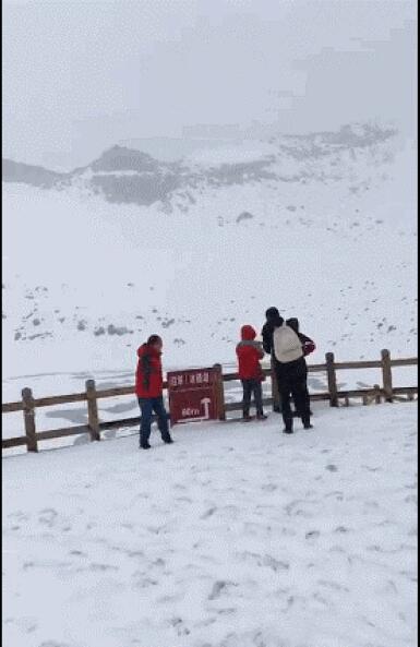 　　“7月12日，24节气中的三伏天正式到来，全国多地开启“烧烤”模式，河北、山西、山西、宁夏、新疆、上海、浙江、重庆等地局部地区气温轻松过40℃;雄鸡地图更是“热情似火”，红紫相交，煞是瑰丽。  　　    　　中央气象台发布的7月12日8时至13日8时全国高温预报图  　　全国多地高气温破历史极值，到底有多热?  　　    　　火焰山地表高达88℃  　　新疆吐鲁番持续高温，火焰山地表高达88℃。据中国天气网报道，新疆吐鲁番持续高温,火焰山地表高达88℃;7月9日20时，吐鲁番市吐鲁番站最高温度达47.8℃;7月9日16时，“火洲”吐鲁番火焰山景区的“定海神针”气温表显示，地表温度高达88℃。  　　    　　图片来源于网络  　　全国各地都开启了火炉模式，四川也不例外，高温预警一个接着一个。7月12日上午，一段视频在网上传播开来，一位黑人留学生对着镜头笑着用不太标准的中文说：“太热了，我要回非洲避暑。”  　　记者看到，这段视频由网友@大大大俊带你环游在自己微博上发布，配文称西南科技大学留学生训练完足球后，称天气太热要回非洲避暑。  　　    　　图片来源于网络  　　据东方体育报道，12日下午，华夏幸福球员丁海峰发布一条微博，调侃姆比亚“你竟然也能被晒黑”。配图中，姆比亚身穿休斯顿火箭无袖球衣，一脸“惊恐”的指着自己的肩膀处，只见肤色深浅分界清晰可见。丁海峰还在微博中配上了即时天气，照片显示，训练环境的气温高达42.5摄氏度。  　　    　　“非洲友人天安门广场中暑”引热议  　　据北京青年报报道，7月13日下午，一张非洲友人头顶毛巾，靠坐在遮阳伞栏杆边的照片，在网上热传。发布图片的网友描述称，13日下午4时许，“一名非洲友人在天安门广场上中暑了”，并戏称，非洲友人“在非洲都没中过暑”，原本“是来北京避暑的”。该微博内容随即引发热议。不少网友表示，入伏之后，北京这两天气温高，13日最高气温达到36℃，对图片中“中暑的非洲友人”表示心疼，但也有不少网友求证此事的真实性。  　　    　　图片来源于网络  　　正当全国各地的伙计们叫嚷热死了时，四川却下起了大雪。据成都晚报报道，近日，高尔寺山、达古冰山、康定木格措都下起了雪，让景区的游客感受冰箱一般的清凉。  　　连续多日的高温也引众多网友热议，有网友调侃到：夏天的命是空调给的。也有网友表示：简直就是生活在锅里。  　　网友一枚很严肃的安娜：广州也热，黑人小伙，纷纷说要回非洲避暑了。  　　网友美的空调官方微博：天啊好可怕，简直就是生活在锅里。  　　网友枫叶林123：南方的夏天高温是持续的，命是空调给的。  　　网友88号_僵尸粉：热到我洗冷水都觉得。  　　网友自渡摆渡：蒸的差不多就撒把葱花出锅吧。  　　文章来自：未来网