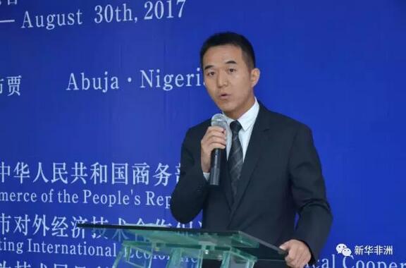 　　17日，由中国商务部主办的电信技术海外培训班在华为阿布贾培训中心开班。中国驻尼日利亚大使馆商务参赞赵林祥、中尼关系委员会主席雅各布、尼日利亚预算计划部部长代表艾洛和、华为尼日利亚阿布贾办事处总经理李腾及20余名来自尼政府各部委的学员参加了当天的开班仪式。  　　   图为接受培训的尼日利亚部委官员。  　　此次援外培训项目由深圳贸促会承办，华为尼日利亚公司协办，培训将从7月17日开始，8月30日结束，历时40多天，是中尼双方首次合作的双边培训项目。尼方报名参加此次培训的超过40人，涵盖通信部、NCC、预算计划部、教育部等重要政府部门。  　　   中国驻尼日利亚大使馆商务参赞赵林祥致辞。  　　赵林祥说，“信息通信技术在经济发展中扮演着重要角色，能够促进其它行业的发展，打破各行业的边界。信息通信技术的发展应该放在行业优先的地位。”  　　   尼方官员致辞。  　　中尼关系委员会主席、众议院议员雅各布在参观完华为办公室后，盛赞华为公司在本地化方面的努力。他说：“当我在华为办公室参观的时候，看到大部分都是尼日利亚员工，大约有70%左右，感谢华为在这方面的努力。”  　　他表示：“尼利亚众议院作为立法机构将更好的制定法律，为像华为这样的外国公司的发展创造良好的经营环境。”  　　   华为尼日利亚阿布贾办事处总经理李腾在开班仪式上致辞。  　　文章来自：新华非洲