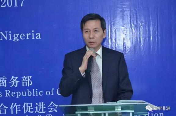 　　17日，由中国商务部主办的电信技术海外培训班在华为阿布贾培训中心开班。中国驻尼日利亚大使馆商务参赞赵林祥、中尼关系委员会主席雅各布、尼日利亚预算计划部部长代表艾洛和、华为尼日利亚阿布贾办事处总经理李腾及20余名来自尼政府各部委的学员参加了当天的开班仪式。  　　   图为接受培训的尼日利亚部委官员。  　　此次援外培训项目由深圳贸促会承办，华为尼日利亚公司协办，培训将从7月17日开始，8月30日结束，历时40多天，是中尼双方首次合作的双边培训项目。尼方报名参加此次培训的超过40人，涵盖通信部、NCC、预算计划部、教育部等重要政府部门。  　　   中国驻尼日利亚大使馆商务参赞赵林祥致辞。  　　赵林祥说，“信息通信技术在经济发展中扮演着重要角色，能够促进其它行业的发展，打破各行业的边界。信息通信技术的发展应该放在行业优先的地位。”  　　   尼方官员致辞。  　　中尼关系委员会主席、众议院议员雅各布在参观完华为办公室后，盛赞华为公司在本地化方面的努力。他说：“当我在华为办公室参观的时候，看到大部分都是尼日利亚员工，大约有70%左右，感谢华为在这方面的努力。”  　　他表示：“尼利亚众议院作为立法机构将更好的制定法律，为像华为这样的外国公司的发展创造良好的经营环境。”  　　   华为尼日利亚阿布贾办事处总经理李腾在开班仪式上致辞。  　　文章来自：新华非洲