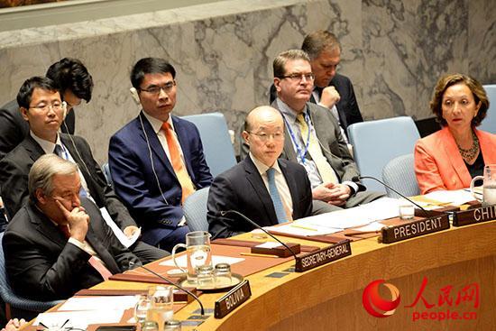 　　7月19日，中国常驻联合国代表刘结一大使在联合国安理会主持召开加强非洲和平与安全能力建设公开辩论会。(殷淼 摄)  　　人民网联合国7月19日电(记者 殷淼)在本月轮值主席国中国的主持下，联合国安理会19日召开加强非洲和平与安全能力建设公开辩论会，并听取了联合国秘书长古特雷斯和非盟和安委员切尔古先生的通报。中国常驻联合国代表刘结一大使在发言时表示，加强非洲和平与安全能力建设是国际社会共同利益所在，更是安理会的重要职责。刘结一指出，非洲在和平与安全领域仍面临诸多挑战，他呼吁国际社会应大力协助非洲解决困难，支持非洲加强和平与安全能力建设。刘结一强调，中国提出的“一带一路”重大倡议有助于非洲实现发展，解决冲突根源性问题。  　　刘结一说，世界的和平与安全不可分割。加强非洲和平与安全能力建设是国际社会共同利益所在，更是安理会的重要职责。近年来，非洲国家团结一致、联合自强，以非洲方式解决非洲问题，为维护非洲和平与安全做出重要贡献。刚刚闭幕的第29届非盟首脑会议决定致力于解决地区热点问题，继续加强非洲和平与安全能力建设，强化非洲集体安全机制，完善和平与安全框架，并重申2020年实现非洲平息枪声路线图的目标。这一重要决定向国际社会展示了非洲争取和平与安全的决心，也是对国际和平与安全的重要贡献。中方对此表示高度赞赏。  　　刘结一指出，非洲在和平与安全领域仍面临诸多挑战。部分地区国家冲突未平、政局动荡。恐怖组织“伊斯兰国”和基地组织向非洲腹地渗透，同“博科圣地”和“伊斯兰青年党”等恐怖组织勾连，活动猖獗。部分非洲国家经济增长缓慢，失业、贫困和难民问题凸显。面对上述问题，非洲自身预防和解决冲突、维护和平与安全能力建设不足，非盟自主和平行动受到财政资源、装备技术和管理体系等限制。  　　刘结一呼吁国际社会应大力协助非洲解决困难，支持非洲加强和平与安全能力建设，并提出以下四点建议：  　　首先，要不断完善联合国同非盟等区域和次区域组织合作伙伴关系。近年来，联合国同非盟在苏丹达尔富尔、索马里和马里等问题上进行了富有成效的合作。今年4月，联合国同非盟签署《联合国—非盟关于深化和平与安全伙伴关系联合框架文件》，进一步加强同非盟伙伴关系。我们希望《联合框架文件》尽快落实到位，支持联合国在充分尊重非洲自主解决安全问题主导权基础上，继续深化同非盟等区域和次区域组织的协调，加强在冲突预防、危机管理和冲突后重建等领域合作。安理会应与非盟和安会加强沟通协调，建立共同计划、决策、评估和通报机制，联合开展危机预警、战略评估、任务授权和部署等工作，不断提高合作水平。  　　第二，要切实支持非盟自主和平行动。非盟自主和平行动是应对非洲大陆危机的重要手段，是联合国维和行动的重要补充。非盟在索马里、乍得湖和萨赫勒地区采取的行动为应对有关危机发挥了重要作用，但非盟自主和平行动面临人员、资金和资源不足等困难。不久前，联合国秘书长和非盟委员会主席分别向安理会提交了支持非盟自主和平行动的报告，呼吁安理会考虑联合国向非盟自主和平行动的供资模式。中方支持联合国积极考虑非洲提出的自主和平行动供资方案，向非盟自主和平行动提供充足、稳定和可持续资金，帮助非盟自主和平行动建立持续、稳定和可预测的供资机制，使非盟提高自主和平行动任务规划、资金筹措、任务维持和管理能力，协助非盟加快常备军、快速反应部队和早期预警机制建设，并深化军事技术领域合作，扩大军事培训规模。  　　第三，要大力支持非洲解决冲突根源问题。非洲地区热点问题牵涉到复杂的国家、民族、宗教和社会矛盾，应该标本兼治，不仅注重解决当前面临的和平与安全问题，更应努力解决产生问题的根源，特别是要支持非洲加快发展，减少贫困，消除滋生冲突和极端主义的温床。第29届非盟首脑会议以青年为主题，着重解决青年就业和减贫问题。国际社会应将帮助非洲实现联合国2O30年可持续发展议程同非洲2063年议程结合起来，从医疗、教育、经贸和互联互通等基础设施建设项目入手，关注非洲青年、妇女和儿童、难民和就业等问题，提高非洲国家的经济社会发展水平。  　　第四，要不断加强联合国在非维持和平努力。非洲是安理会审议议题和维和行动的重点。联合国在非维和行动应坚持维和行动基本原则，尊重当事国主权，综合考虑当事国实际需求、安全环境和任务目标等各方面因素，有针对性规划维和特派团授权，调整各阶段优先任务和工作重点。秘书处应采取切实措施，改进在非维和行动指挥体系，提升特派团履职效率，采取措施加强维和人员安全，提升安全威胁预警能力，并提供充足的后勤保障。  　　刘结一表示，中方一直坚定支持非洲国家通过非洲方式自主解决非洲问题。中方积极参与联合国在非维和行动，现有26OO多名维和人员在非洲执行维和任务。我们还积极参与了在索马里海域打击海盗和护航行动。2015年，中非合作论坛提出“中非十大合作计划”，涵盖发展、社会、和平与安全等诸多领域工作。在和安领域的重点是加强非洲自主和平能力建设，包括支持非洲常备军和快速反应部队建设，目前有关工作正在全面落实。中国提出的“一带一路”重大倡议有助于非洲实现发展，解决冲突根源性问题。中方将秉持“共商、共建、共享”理念，在“一带一路”框架内同非洲国家密切合作，继续帮助和支持非洲加强和平与安全能力建设，早日解决地区热点问题，实现非洲大陆的和平、稳定和发展。  　　文章来自：人民网