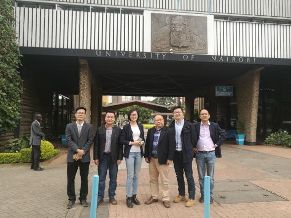 　　前几天，小编肯尼亚的同事收到一份神秘的信件，拆开一看，原来是肯尼亚中华总商会送来的Jack Ma于7月20日在内罗毕大学演讲的门票!  　　(邀请函图)  　　喏，就是它了。  　　马云此次肯尼亚之行，引爆了非洲友人和在非华人的朋友圈。当地时间7月20日上午，肯尼亚总统肯雅塔在与马云畅聊后，激动地一口气在推特上晒出了4张与马云的合影并写道“今天见了阿里巴巴创始人马云，我们一起讨论用企业家精神为年轻创业者赋权!”  　　据了解，马云和肯雅塔总统不仅探讨了发展肯尼亚的互联网基础设施，马云还期待能携手肯尼亚尝试建设非洲首个eWTP数字中枢。  　　当地时间7月20日下午，马云在内罗毕大学的演讲更是火爆到不行。一票难求到什么程度?网上有人为此出价2000美金!相信身在国内的朋友们也非常好奇马云演讲现场是什么样的吧?小编肯尼亚同事现场拍摄了一小段视频，这就给大家独家放送!  　　(演讲现场视频)  　　马云激情澎湃的演讲  　　据说，现场互动环节，Jack Ma还被非洲男童鞋用中文表白了。  　　(表白图片)  　　非洲学生激动地用中文表白马云：你是全世界我最喜欢的“土豪”!  　　(内罗毕大学门口合影)  　　Amanbo的小伙伴们在内罗毕大学门口合影  　　虽说马云此次非洲之行，是以联合国特别顾问的身份，推动非洲年轻人和中小企业参与全球化。但是，毋庸置疑，从他这次访问的反响来看，非洲电商已经开始崛起。尤其是作为东非经济的领头羊的肯尼亚，电子商务已经发展多年，积累了相当高比例的互联网用户，加上肯尼亚较为开放成熟的市场经济体制为创业提供了良好的条件，使得肯尼亚具有成为非洲电子商务领跑者的条件，这也是Amanbo将非洲总部设在肯尼亚的原因。  　　对于马云到访肯尼亚，新华社专程采访了中非电商领头羊Amanbo肯尼亚运营中心经理殷英彬，他表示，作为一家深耕非洲电商市场八年的创业企业来说，马云先生的到来，让我们更加坚定了我们的方向。我们一直认为，谁也挡不住非洲电商发展的脚步!但是，非洲地区的现实状况和区域特征，也决定了这是一个区别于中国和其它地区的电商市场，其打法是截然不同的。Amanbo凭着多年的非洲电商探索经验，有充分的自信和阿里巴巴这样的世界电商领导者学习与合作，共同推进非洲电商快速发展，为众多的非洲年轻人提供新技术带来的就业平台和商业机会。我们也相信，马云先生的到来，必将推动非洲电商的快速发展，同时也感谢他对非洲地区电商市场的关注和推动。  　　非洲电商已经崛起， Amanbo愿带领更多中国企业掘金非洲!
