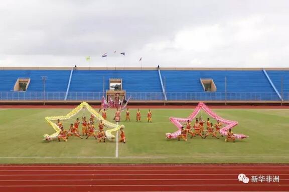 　　利比里亚当地时间7月22日，中国第五支驻利比里亚维和警察防暴队在中国援建的利比里亚SKD体育馆重新启用仪式上进行了精彩的中国传统文化表演，获得利比里亚总统埃伦·约翰逊·瑟利夫的高度赞誉。  　　    　　利比里亚总统瑟利夫与中国维和警察防暴队一同入场参加仪式。(赵小新摄)  　　利比里亚总统埃伦·约翰逊·瑟利夫、利比里亚副总统约瑟夫·尼乌马·博阿凯、利比里亚青年体育部部长萨·恩托、中国驻利比里亚大使馆临时代办李壮等出席了此次仪式。中国驻利维和警察防暴队、在利华人华侨团体、中资企业以及当地民众数百人参加了仪式。  　　   中国驻利维和警察防暴队进行威风锣鼓表演。(赵小新摄)  　　仪式于当天上午10点开始，利比里亚青年体育部部长萨·恩托发表欢迎致辞，介绍利比里亚SKD体育馆基本情况，感谢中国政府对体育馆建设的支持与援助。随后，会场播放了由中国维和警察防暴队为此次仪式制作的开场视频。该视频回顾了近年来，中国政府在农业、教育、卫生、交通和安全等各个领域对利比里亚政府和人民给予的援助与帮助。  　　   图为现场观众观看中利两国传统文化表演。(赵小新摄)  　　    　　中国驻利维和警察防暴队进行舞龙表演。(何新亮摄)  　　在中利两国传统文化展示上，身穿广西壮族服饰的中国防暴队威风锣鼓队与身着利比里亚民族服饰的非洲传统手鼓队共同演绎了一首动人的中利友谊长存鼓曲，与中国防暴队精彩的舞龙舞狮表演一同将仪式推向了高潮。精彩的中国传统文化表演展示了中国防暴队昂扬的精神面貌，弘扬了中国悠久灿烂的文化历史，赢得了现场观众阵阵热烈掌声。  　　    　　图为中国驻利维和警察防暴队进行舞龙表演。(赵小新摄)  　　传统文化展示结束后，瑟利夫发表演讲，对防暴队精彩的展示给予肯定。她说：“中国维和警察防暴队与利比里亚民众共同展示的传统文化表演非常精彩，这代表了中利两国之间的文化交融和深厚友谊。”  　　    　　图为利比里亚总统瑟利夫发表演讲，对中国维和人员长期以来为利比里亚的和平稳定所作出的贡献表示感谢。(赵小新摄)  　　瑟利夫对中国维和人员长期以来对利比里亚的和平稳定所作出的贡献表示感谢。她说：“中国维和人员来到利比里亚开展维和行动，不仅保护着我们，还在各个方面帮助和支持着我们国家部队的建设，让我们能够更加有效地来保卫自己，谢谢你们为我们国家所做的一切!”  　　    　　图为利比里亚总统瑟利夫接见中国维和警察防暴队足球队队员，并与队员们逐一握手。(赵小新摄)  　　瑟利夫还对中国政府长期以来无私的帮助致以诚挚的谢意：“感谢中国政府对利比里亚各个方面所给予的支持和帮助，当我们遇到困难的时候，当世界其他国家都不在我们身边的时候，中国是第一个伸出援助之手帮助我们的，在许多方面都证明了你们是我们真正的朋友。谢谢中国，我希望利中两国能继续保持合作，将这一友谊持续下去，并迈向新的阶段!”  　　    　　图为利比里亚总统瑟利夫和副总统博阿凯、中国驻利比里亚大使馆临时代办李壮共同为仪式剪彩。(赵小新摄)  　　最后，瑟利夫和博阿凯、中国驻利比里亚大使馆临时代办李壮共同为仪式剪彩，并为利比里亚SKD体育馆重新启用后的首场比赛——中国防暴队和利比里亚大学足球友谊赛进行开球。球赛开场前，瑟利夫总统还接见了中国防暴队足球队全体队员，对中国维和警察防暴队长期以来为利比里亚的持续长久的和平稳定所作出的贡献给予充分肯定和感谢。  　　    　　图为利比里亚总统瑟利夫为中国防暴队和利比里亚大学足球友谊赛开球。(赵小新摄)  　　当天，中国维和警察防暴队和利比里亚国家警察共同承担了利比里亚SKD体育馆重新启用仪式的安全保卫工作。  　　文章来自：新华非洲
