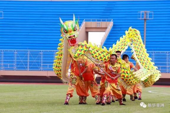 　　利比里亚当地时间7月22日，中国第五支驻利比里亚维和警察防暴队在中国援建的利比里亚SKD体育馆重新启用仪式上进行了精彩的中国传统文化表演，获得利比里亚总统埃伦·约翰逊·瑟利夫的高度赞誉。  　　    　　利比里亚总统瑟利夫与中国维和警察防暴队一同入场参加仪式。(赵小新摄)  　　利比里亚总统埃伦·约翰逊·瑟利夫、利比里亚副总统约瑟夫·尼乌马·博阿凯、利比里亚青年体育部部长萨·恩托、中国驻利比里亚大使馆临时代办李壮等出席了此次仪式。中国驻利维和警察防暴队、在利华人华侨团体、中资企业以及当地民众数百人参加了仪式。  　　   中国驻利维和警察防暴队进行威风锣鼓表演。(赵小新摄)  　　仪式于当天上午10点开始，利比里亚青年体育部部长萨·恩托发表欢迎致辞，介绍利比里亚SKD体育馆基本情况，感谢中国政府对体育馆建设的支持与援助。随后，会场播放了由中国维和警察防暴队为此次仪式制作的开场视频。该视频回顾了近年来，中国政府在农业、教育、卫生、交通和安全等各个领域对利比里亚政府和人民给予的援助与帮助。  　　   图为现场观众观看中利两国传统文化表演。(赵小新摄)  　　    　　中国驻利维和警察防暴队进行舞龙表演。(何新亮摄)  　　在中利两国传统文化展示上，身穿广西壮族服饰的中国防暴队威风锣鼓队与身着利比里亚民族服饰的非洲传统手鼓队共同演绎了一首动人的中利友谊长存鼓曲，与中国防暴队精彩的舞龙舞狮表演一同将仪式推向了高潮。精彩的中国传统文化表演展示了中国防暴队昂扬的精神面貌，弘扬了中国悠久灿烂的文化历史，赢得了现场观众阵阵热烈掌声。  　　    　　图为中国驻利维和警察防暴队进行舞龙表演。(赵小新摄)  　　传统文化展示结束后，瑟利夫发表演讲，对防暴队精彩的展示给予肯定。她说：“中国维和警察防暴队与利比里亚民众共同展示的传统文化表演非常精彩，这代表了中利两国之间的文化交融和深厚友谊。”  　　    　　图为利比里亚总统瑟利夫发表演讲，对中国维和人员长期以来为利比里亚的和平稳定所作出的贡献表示感谢。(赵小新摄)  　　瑟利夫对中国维和人员长期以来对利比里亚的和平稳定所作出的贡献表示感谢。她说：“中国维和人员来到利比里亚开展维和行动，不仅保护着我们，还在各个方面帮助和支持着我们国家部队的建设，让我们能够更加有效地来保卫自己，谢谢你们为我们国家所做的一切!”  　　    　　图为利比里亚总统瑟利夫接见中国维和警察防暴队足球队队员，并与队员们逐一握手。(赵小新摄)  　　瑟利夫还对中国政府长期以来无私的帮助致以诚挚的谢意：“感谢中国政府对利比里亚各个方面所给予的支持和帮助，当我们遇到困难的时候，当世界其他国家都不在我们身边的时候，中国是第一个伸出援助之手帮助我们的，在许多方面都证明了你们是我们真正的朋友。谢谢中国，我希望利中两国能继续保持合作，将这一友谊持续下去，并迈向新的阶段!”  　　    　　图为利比里亚总统瑟利夫和副总统博阿凯、中国驻利比里亚大使馆临时代办李壮共同为仪式剪彩。(赵小新摄)  　　最后，瑟利夫和博阿凯、中国驻利比里亚大使馆临时代办李壮共同为仪式剪彩，并为利比里亚SKD体育馆重新启用后的首场比赛——中国防暴队和利比里亚大学足球友谊赛进行开球。球赛开场前，瑟利夫总统还接见了中国防暴队足球队全体队员，对中国维和警察防暴队长期以来为利比里亚的持续长久的和平稳定所作出的贡献给予充分肯定和感谢。  　　    　　图为利比里亚总统瑟利夫为中国防暴队和利比里亚大学足球友谊赛开球。(赵小新摄)  　　当天，中国维和警察防暴队和利比里亚国家警察共同承担了利比里亚SKD体育馆重新启用仪式的安全保卫工作。  　　文章来自：新华非洲