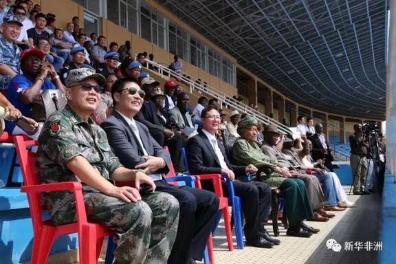 　　利比里亚当地时间7月22日，中国第五支驻利比里亚维和警察防暴队在中国援建的利比里亚SKD体育馆重新启用仪式上进行了精彩的中国传统文化表演，获得利比里亚总统埃伦·约翰逊·瑟利夫的高度赞誉。  　　    　　利比里亚总统瑟利夫与中国维和警察防暴队一同入场参加仪式。(赵小新摄)  　　利比里亚总统埃伦·约翰逊·瑟利夫、利比里亚副总统约瑟夫·尼乌马·博阿凯、利比里亚青年体育部部长萨·恩托、中国驻利比里亚大使馆临时代办李壮等出席了此次仪式。中国驻利维和警察防暴队、在利华人华侨团体、中资企业以及当地民众数百人参加了仪式。  　　   中国驻利维和警察防暴队进行威风锣鼓表演。(赵小新摄)  　　仪式于当天上午10点开始，利比里亚青年体育部部长萨·恩托发表欢迎致辞，介绍利比里亚SKD体育馆基本情况，感谢中国政府对体育馆建设的支持与援助。随后，会场播放了由中国维和警察防暴队为此次仪式制作的开场视频。该视频回顾了近年来，中国政府在农业、教育、卫生、交通和安全等各个领域对利比里亚政府和人民给予的援助与帮助。  　　   图为现场观众观看中利两国传统文化表演。(赵小新摄)  　　    　　中国驻利维和警察防暴队进行舞龙表演。(何新亮摄)  　　在中利两国传统文化展示上，身穿广西壮族服饰的中国防暴队威风锣鼓队与身着利比里亚民族服饰的非洲传统手鼓队共同演绎了一首动人的中利友谊长存鼓曲，与中国防暴队精彩的舞龙舞狮表演一同将仪式推向了高潮。精彩的中国传统文化表演展示了中国防暴队昂扬的精神面貌，弘扬了中国悠久灿烂的文化历史，赢得了现场观众阵阵热烈掌声。  　　    　　图为中国驻利维和警察防暴队进行舞龙表演。(赵小新摄)  　　传统文化展示结束后，瑟利夫发表演讲，对防暴队精彩的展示给予肯定。她说：“中国维和警察防暴队与利比里亚民众共同展示的传统文化表演非常精彩，这代表了中利两国之间的文化交融和深厚友谊。”  　　    　　图为利比里亚总统瑟利夫发表演讲，对中国维和人员长期以来为利比里亚的和平稳定所作出的贡献表示感谢。(赵小新摄)  　　瑟利夫对中国维和人员长期以来对利比里亚的和平稳定所作出的贡献表示感谢。她说：“中国维和人员来到利比里亚开展维和行动，不仅保护着我们，还在各个方面帮助和支持着我们国家部队的建设，让我们能够更加有效地来保卫自己，谢谢你们为我们国家所做的一切!”  　　    　　图为利比里亚总统瑟利夫接见中国维和警察防暴队足球队队员，并与队员们逐一握手。(赵小新摄)  　　瑟利夫还对中国政府长期以来无私的帮助致以诚挚的谢意：“感谢中国政府对利比里亚各个方面所给予的支持和帮助，当我们遇到困难的时候，当世界其他国家都不在我们身边的时候，中国是第一个伸出援助之手帮助我们的，在许多方面都证明了你们是我们真正的朋友。谢谢中国，我希望利中两国能继续保持合作，将这一友谊持续下去，并迈向新的阶段!”  　　    　　图为利比里亚总统瑟利夫和副总统博阿凯、中国驻利比里亚大使馆临时代办李壮共同为仪式剪彩。(赵小新摄)  　　最后，瑟利夫和博阿凯、中国驻利比里亚大使馆临时代办李壮共同为仪式剪彩，并为利比里亚SKD体育馆重新启用后的首场比赛——中国防暴队和利比里亚大学足球友谊赛进行开球。球赛开场前，瑟利夫总统还接见了中国防暴队足球队全体队员，对中国维和警察防暴队长期以来为利比里亚的持续长久的和平稳定所作出的贡献给予充分肯定和感谢。  　　    　　图为利比里亚总统瑟利夫为中国防暴队和利比里亚大学足球友谊赛开球。(赵小新摄)  　　当天，中国维和警察防暴队和利比里亚国家警察共同承担了利比里亚SKD体育馆重新启用仪式的安全保卫工作。  　　文章来自：新华非洲
