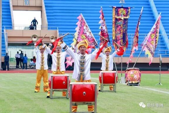 　　利比里亚当地时间7月22日，中国第五支驻利比里亚维和警察防暴队在中国援建的利比里亚SKD体育馆重新启用仪式上进行了精彩的中国传统文化表演，获得利比里亚总统埃伦·约翰逊·瑟利夫的高度赞誉。  　　    　　利比里亚总统瑟利夫与中国维和警察防暴队一同入场参加仪式。(赵小新摄)  　　利比里亚总统埃伦·约翰逊·瑟利夫、利比里亚副总统约瑟夫·尼乌马·博阿凯、利比里亚青年体育部部长萨·恩托、中国驻利比里亚大使馆临时代办李壮等出席了此次仪式。中国驻利维和警察防暴队、在利华人华侨团体、中资企业以及当地民众数百人参加了仪式。  　　   中国驻利维和警察防暴队进行威风锣鼓表演。(赵小新摄)  　　仪式于当天上午10点开始，利比里亚青年体育部部长萨·恩托发表欢迎致辞，介绍利比里亚SKD体育馆基本情况，感谢中国政府对体育馆建设的支持与援助。随后，会场播放了由中国维和警察防暴队为此次仪式制作的开场视频。该视频回顾了近年来，中国政府在农业、教育、卫生、交通和安全等各个领域对利比里亚政府和人民给予的援助与帮助。  　　   图为现场观众观看中利两国传统文化表演。(赵小新摄)  　　    　　中国驻利维和警察防暴队进行舞龙表演。(何新亮摄)  　　在中利两国传统文化展示上，身穿广西壮族服饰的中国防暴队威风锣鼓队与身着利比里亚民族服饰的非洲传统手鼓队共同演绎了一首动人的中利友谊长存鼓曲，与中国防暴队精彩的舞龙舞狮表演一同将仪式推向了高潮。精彩的中国传统文化表演展示了中国防暴队昂扬的精神面貌，弘扬了中国悠久灿烂的文化历史，赢得了现场观众阵阵热烈掌声。  　　    　　图为中国驻利维和警察防暴队进行舞龙表演。(赵小新摄)  　　传统文化展示结束后，瑟利夫发表演讲，对防暴队精彩的展示给予肯定。她说：“中国维和警察防暴队与利比里亚民众共同展示的传统文化表演非常精彩，这代表了中利两国之间的文化交融和深厚友谊。”  　　    　　图为利比里亚总统瑟利夫发表演讲，对中国维和人员长期以来为利比里亚的和平稳定所作出的贡献表示感谢。(赵小新摄)  　　瑟利夫对中国维和人员长期以来对利比里亚的和平稳定所作出的贡献表示感谢。她说：“中国维和人员来到利比里亚开展维和行动，不仅保护着我们，还在各个方面帮助和支持着我们国家部队的建设，让我们能够更加有效地来保卫自己，谢谢你们为我们国家所做的一切!”  　　    　　图为利比里亚总统瑟利夫接见中国维和警察防暴队足球队队员，并与队员们逐一握手。(赵小新摄)  　　瑟利夫还对中国政府长期以来无私的帮助致以诚挚的谢意：“感谢中国政府对利比里亚各个方面所给予的支持和帮助，当我们遇到困难的时候，当世界其他国家都不在我们身边的时候，中国是第一个伸出援助之手帮助我们的，在许多方面都证明了你们是我们真正的朋友。谢谢中国，我希望利中两国能继续保持合作，将这一友谊持续下去，并迈向新的阶段!”  　　    　　图为利比里亚总统瑟利夫和副总统博阿凯、中国驻利比里亚大使馆临时代办李壮共同为仪式剪彩。(赵小新摄)  　　最后，瑟利夫和博阿凯、中国驻利比里亚大使馆临时代办李壮共同为仪式剪彩，并为利比里亚SKD体育馆重新启用后的首场比赛——中国防暴队和利比里亚大学足球友谊赛进行开球。球赛开场前，瑟利夫总统还接见了中国防暴队足球队全体队员，对中国维和警察防暴队长期以来为利比里亚的持续长久的和平稳定所作出的贡献给予充分肯定和感谢。  　　    　　图为利比里亚总统瑟利夫为中国防暴队和利比里亚大学足球友谊赛开球。(赵小新摄)  　　当天，中国维和警察防暴队和利比里亚国家警察共同承担了利比里亚SKD体育馆重新启用仪式的安全保卫工作。  　　文章来自：新华非洲