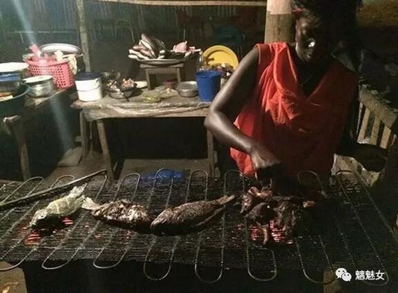 　　世界之大无奇不有，随着人们生活水平的提高，各种美食层出不穷。而在非洲，有一种美食令好吃嘴们瞠目结舌，那就是非洲大蜗牛，据悉，大蜗牛的一种高蛋白的食物，是非洲人十分喜爱的传统美食之一。  　　    　　    　　在非洲的加纳，大大小小的市场上都能看到这种美食，在街头随处可见油炸蜗牛小吃，在加纳，每年贩卖出去的蜗牛总重量达到了15000吨。  　　    　　这个是?  　　    　　蝉蛹  　　    　　烤牛皮  　　    　　猪蹄  　　    　　烧烤  　　    　　非洲串串，是蝙蝠  　　    　　鱼酱  　　    　　水果  　　    　　熏肉  　　文章来自：非洲经济商业观察