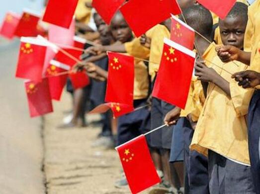 　　新闻配图  　　(凤凰财经综合自中国经济网、环球网)今年上半年，中国在非洲的三大项目稳步持续推进：蒙巴萨—内罗毕铁路5月正式竣工通车，是采用中国标准、中国技术、中国装备制造和中国管理经验建造的国际干线铁路;中国企业在纳米比亚开发的铀矿产出首桶铀，将成为世界第二大在产铀矿;湖南省与埃塞俄比亚共建的阿达玛装备制造工业园准备开工，占地1.22平方公里，一批国内龙头企业准备入园投资。  　　此外，2017年上半年，中非经贸合作主要呈现以下亮点：  　　一是贸易回升，投资走高。贸易方面，1-6月，中非贸易额853亿美元，同比增长19%，扭转了2015年以来的负增长态势。其中进口增长46%，达384亿美元，出口增长3%，达470亿美元。我与非洲地区前三大贸易伙伴南非、安哥拉、尼日利亚的贸易额同比分别增长28%、67%、22%。投资方面，1-6月，中国企业对非洲非金融类直接投资流量16亿美元，同比增长22%，其中对埃塞俄比亚、赞比亚、肯尼亚、吉布提等国投资额超过1亿美元。  　　二是进出口商品结构进一步优化。进口方面，能矿产品进口量价齐升，机电产品、化工产品、农产品进口金额分别增长22%、3.5%、5%，其中水果、咖啡进口金额增幅较大，分别增长151%和77%。出口方面，我对非机电产品、轻纺类产品、电子技术产品出口保持不同幅度增长，其中交通工具出口成为我对非出口的新亮点，船舶、机车车辆、航空航天器材出口增幅分别达到200%、161%、252%。  　　商务部新闻发言人高峰在发布会上说，2017年上半年，非洲经济回暖迹象明显，联合国非洲经济委员会预计，2017年非洲经济将增长3.2%，较上年提高1.7个百分点。中非双方加快推进中非“十大合作计划”，政策资金红利不断释放，政府间经贸互访频繁，重大经贸合作项目持续推进，中非贸易和投资合作集聚新动能，实现新发展。  　　他还指出，2017年是中非“十大合作计划”落实的关键之年。商务部将继续围绕“十大合作计划”落实，做好对非经贸工作，以更多、更大的合作成果，推动中非经贸合作，实现新发展、新突破、新提高。  　　德国积极站队靠拢中非合作  　　德国总理默克尔在不久前汉堡举行的G20峰会上表示，中德在第三方市场，尤其在非洲拥有巨大合作潜力。  　　“非洲制造”计划的CEO以及埃塞俄比亚、卢旺达和塞内加尔政府的投资促进与工业化顾问海宇告诉记者“中国、德国和非洲三方合作是一个必然的趋势，这样可以‘一石三鸟’：解决德国难民危机、满足中国经济转型和产业升级需求，以及帮助非洲走出贫困、实现稳定。  　　麦肯锡咨询公司近期的一份报告显示，过去10年里，中国与非洲的贸易每年增长20%左右。中国商务部今年5月表示，中企今年第一季度在非洲的非金融直接投资达到7.5亿美元，同比增长64%。“过去20年里，中国已经超越一些西方国家，成为非洲大陆上的重要玩家。”中欧国际工商学院非洲校园执行主任蔡慕修对《环球时报》表示，这对非洲而言，最大的好处在于除了西方强国，现在它有另外一个强劲的市场和合作伙伴，为它在贸易及其他发展议题的谈判中赢得筹码。  　　中德合作被广泛认为是强强联手，中国在非洲的基础设施项目上有丰富的投资经验，而德国具有高水平的工业技术。  　　德国国会议员、执政党基民盟经济能源政策发言人约阿希姆·费弗曾表示，“成功的对非投资需要法律保障和完善的水陆基础设施。因此，技术和基础设施是中德在非洲合作的两个重要领域。”  　　中欧企业家峰会组委会主席董斌曾表示，相比于其他在非洲大陆上有影响力的国家，德国更愿意跟中国合作，因为两者的互补性更强。  　　非洲有望成为未来的世界制造中心  　　海宇相信，非洲有望成为未来的世界制造中心：“随着中国经济由劳动密集型转向资本密集型，将有8500万剩余工作机会从中国流出，而非洲拥有巨大的适龄工作人口，恰是接收这些工作机会的理想之地。”  　　尽管非洲人口占到全球总人口数量的六分之一左右，根据非洲开发银行(AfDB)此前发布的《2017年非洲经济展望》，尼日利亚和南非两国贡献了非洲近一半的GDP，而非洲三大国家，南非、埃及和尼日利亚的GDP之和只占全世界的1.5%，非洲国际贸易额仅占全世界的2%。  　　蔡慕修认为，德国应该改变在非洲的策略，不再把非洲当做一个单纯需要援助的对象，而是加大对私营经济开发的投资。“据我观察，中国企业敢于在非洲开展各个领域的投资，德国应该认识到这一点，并利用好非洲大陆的发展机遇。毕竟，非洲拥有世界上发展最快的一些经济体，而德国公司在这些国家里还没有崭露头角。”  　　文章来自：凤凰财经