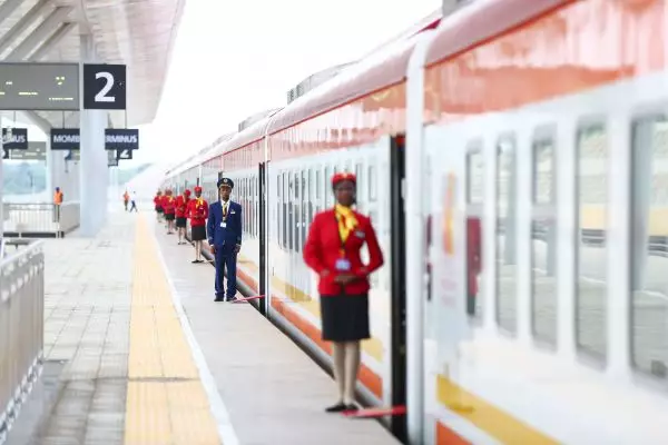 　　日媒称，中国正在非洲加速推进铁路建设。在肯尼亚开通了连接首都内罗毕与港口蒙巴萨的“蒙内铁路”，在埃塞俄比亚建设的通往邻国吉布提港口的铁路也即将竣工。各方均期待由此激发物流与经济活力。中国推进的“一带一路”倡议建立连接中国与欧洲的自主经济圈，其中也加入了非洲。  　　据《日本经济新闻》网站8月8日报道，中国有意通过资金援助等推动非洲各地的铁路建设计划。  　　“这是肯尼亚新历史的开端”，连接肯尼亚首都内罗毕与贸易港口蒙巴萨的高铁开通时，肯尼亚总统肯雅塔这样向海外媒体强调。对于逐渐向首都内罗毕聚集的产业来说，铁路的开通有助于推动出口。另外，这条铁路还计划延伸到卢旺达、乌干达、布隆迪和埃塞俄比亚。  　　报道称，在肯尼亚的邻国埃塞俄比亚，连接首都亚的斯亚贝巴与吉布提的铁路也即将开通。埃塞俄比亚是内陆国家，建设能向出口港大量运输货物的铁路成为一直以来的课题。以前利用卡车运输需要3天时间，如果利用铁路能大幅缩短至不到12小时。  　　在西非国家，连接尼日利亚首都阿布贾与卡杜纳的铁路在2016年开通。还在推进向沿海地区的商业城市拉各斯延伸的计划。这些铁路网的建设均由中国提供援助。非洲的基础设施建设是“一带一路”倡议的项目之一。  　　报道称，在5月举行的“一带一路”国际合作高峰论坛上，埃塞俄比亚和肯尼亚的领导人与欧洲和亚洲等国家的领导人一同亮相。登台发言的埃塞俄比亚总理海尔马里亚姆称赞说：“(中国)是帮助我们摆脱贫困、实现繁荣的可靠伙伴”。  　　报道认为，非洲要想实现经济发展需要铁路和港口等基础设施，但建设需要大量资金。另一方面，中国能通过铁路和港口等构建贸易路线，并建立自主经济圈发挥影响力。非洲在被视为产品出口地的同时，还被当作薪资上涨的中国制造业向海外转移的目的地。  　　中国提供的资金援助规模非常大。据美国约翰霍普金斯大学调查，在中国的对非洲融资中运输基础设施最多。2000年～2015年，中国对非洲实施了约300亿美元融资。在铁路的工程总投资方面，估算肯尼亚约为30亿美元，埃塞俄比亚约为40亿美元，其中大部分是中国的融资。  　　报道称，关注非洲铁路需求的不仅有中国。在莫桑比克，日本三井物产与巴西资源巨头淡水河谷运营的铁路和港口于5月开通。西非国家贝宁与尼日尔两国政府正与法国综合企业波洛莱集团推进铁路建设。将建设连接尼日尔与贝宁港口的约1000公里铁路，未来还计划连接科特迪瓦。这条线路作为西非铁路环线备受期待。  　　日媒称，因存在运输瓶颈，非洲的经济发展一直受阻。即使每个国家都比较小，但如果能通过铁路连接多个国家建立经济圈，非洲作为市场的魅力也将提高。  　　    　　资料图片：5月31日，由中国企业承建的肯尼亚蒙巴萨-内罗毕标轨铁路(蒙内铁路)正式建成通车。在肯尼亚蒙巴萨，蒙内铁路列车员在站台等候旅客登车。  　　文章来自：参考消息网