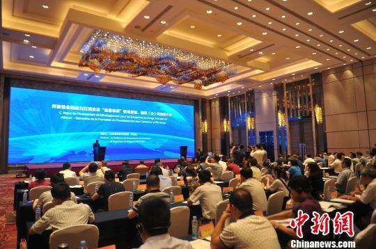 　　10日，开发性金融助力江西企业“走进非洲”暨喀麦隆和刚果(金)投资推介会在江西南昌举办。  　　近年来，江西与喀麦隆和刚果(金)两国的经贸合作逐步扩大。10日，开发性金融助力江西企业“走进非洲”暨喀麦隆和刚果(金)投资推介会在江西南昌举办，喀麦隆和刚果(金)两国驻华大使卖力“吆喝”，力邀江西企业前往非洲投资兴业。  　　官方统计数据显示，2015年到今年上半年，江西与喀麦隆双边贸易额近1.5亿美元，在喀投资企业4家，投资总额506万美元，承揽工程项目7个，完成工程营业额1012万美元;与刚果(金)的双边贸易总额5.37亿美元，在刚果(金)投资企业2家，中方协议投资总额1.25亿美元，承揽工程项目20余个，完成工程营业额5376万美元。  　　喀麦隆地处非洲中西部，东接非洲腹地，西临大西洋，区位优越、政局稳定、物产丰富，气候地貌多样，素有“小非洲”的美誉。喀麦隆驻华大使马丁·姆巴纳表示，国家政局稳定，能确保投资者的人身和财产安全，希望能与大家建立长久、双赢的合作。  　　刚果(金)地处非洲中部，是非洲领土第二大的国家，自然资源丰富，多种有色金属、稀有金属储量位居世界前列，素有“世界原料仓库”之称。刚果(金)驻华大使奥克托表示，刚果是一块未开发的富饶土地，它的价值需要发挥出来，“每个投资者都有机会，都有发展的空间和希望。”  　　据了解，十多年来，国家开发银行累计向非洲43个国家近500个项目提供投资和融资金额超过500亿美元，余额达368亿美元。  　　上述银行国际合作业务局美非业务部副主任吴国华称，该行将围绕产能合作和非洲工业化战略，推动江西省有色、建材、纺织等领域有实力企业集群式赴喀麦隆、刚果(金)等非洲国家投资设厂。  　　江西省商务厅巡视员李文尧表示，非洲作为江西省最重要的经贸合作伙伴之一，在江西发展开放型经济和实施“走出去”战略布局中具有十分重要的地位。江西积极推进企业参与非洲“三网一化”项目和其他各类投资合作项目，重点在建筑、农业、轻纺等领域开展合作。鼓励和支持企业在非洲国家建立境外经贸合作区，组织省内富余优势产能有序赴非洲开展国际产能合作。  　　据介绍，此次活动江西省商务厅与国家开发银行美非业务部、江西省分行联合举办，旨在加快构建全面对外开放新格局，推进江西与非洲国家开展务实合作。  　　主办方表示，近年来，在全球经济增长放缓背景下，非洲成为全球经济的一个亮点，是最具发展活力的新兴经济体区域之一。江西企业“走进非洲”恰逢其时，江西省商务厅、国开行将充分发挥政府的组织协调优势和开发性金融的综合服务优势，为江西省企业“走出去”搭建平台和桥梁，帮助江西企业在非洲进行产业园区建设、产能合作、农业、能矿资源投资开发并购以及工程承包等，促进各方互利共赢。(完)  　　文章来自：中新网