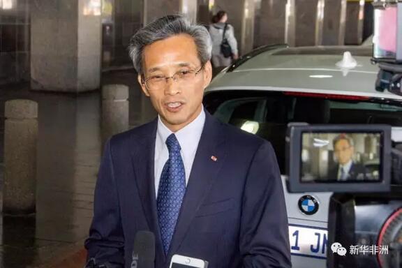 　　8月9日，新任中国驻南非大使林松添和夫人倪玲玲参赞抵南履新，受到南非国际关系与合作部代表苏克拉尔副总司长以及中国驻南非使领馆、在南中资企业、新闻机构、华侨华人代表的热烈欢迎。  　　    　　南非国际关系与合作部代表副总司长苏克拉尔到机场欢迎林松添夫妇。  　　林松添表示，非常荣幸代表中华人民共和国出使“彩虹之国”南非，他本人曾先后代表中国出使利比里亚和马拉维，访问了30个非洲国家，并有幸从2014年6月起担任中国外交部非洲司司长和中非合作论坛中方后续行动委员会秘书长。2015年先后4次到访南非，同南非同事携手成功筹办了中非合作论坛约翰内斯堡峰会，开启了中非合作共赢、共同发展的新时代。  　　   新任中国驻南非大使林松添履新，在机场接受媒体采访。  　　林松添指出，中国和南非都是国际上具有重要影响力的新兴大国。当前，中南关系正处于历史最好时期。两国政治和战略互信空前，经贸互利合作成果丰硕，两国友好已深入人心。南非已成为中国在非洲最大的贸易伙伴和最重要的投资、旅游目的地国。两国已建立了中非间首个高级别人文交流机制，在中非关系史上首次互办了国家年。  　　   新任中国驻南非大使林松添在机场受到中国驻南非使馆、在南中资企业、新闻机构、华人华侨代表的热烈欢迎。  　　林松添强调，2018年是中南建交20周年，他肩负着中国政府和人民的重托出使南非，必将竭尽全力、不辱使命，全面落实两国元首达成的重要共识和中非“十大合作计划”，着力支持南非发展经济、增加就业、消除贫困，实现普惠性和包容性增长，把两国发展优势和潜能不断转化为造福两国人民的丰硕成果，给南非人民、特别是广大基层民众带来看得见、摸得着的发展成果。  　　苏克拉尔对林松添到任履新表示热烈祝贺和欢迎，高度评价南中两国关系高水平发展以及务实合作成果，表示南方将为林松添履新提供便利和支持，并愿同林松添一道，精诚合作，把南中全面战略伙伴关系推向新的更高水平。  　　到场迎接的中南各界人士纷纷表示，林松添爱非洲、懂非洲，具有丰富的对非工作经验，注重真抓实干，在任期间必将大力推进中南各领域务实合作，让两国人民享受到更多实实在在的合作成果。  　　文章来自：新华非洲