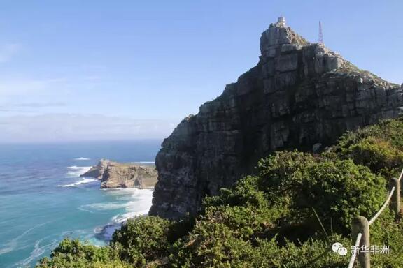 　　“你好，欢迎光临。”在南非的一些旅游景点，不时会听到一些销售工艺品的商贩用中文招揽顾客。  　　    　　图为出售非洲工艺品的小摊。  　　恩巴布罗是其中的一名商贩。他来自津巴布韦，在南非做生意已经十几年，最近从约堡转移至开普敦，因为来开普敦的中国游客更多。  　　“我是冲着中国游客来的，哪里中国游客多，我就去哪里，”他用中文说道。  　　    　　图为游客骑鸵鸟。  　　恩巴布罗说，来南非旅游的人来自世界各地，主要以欧美游客为主，中国人目前并不是南非最主要的游客来源地，“但购买工艺品的游客主要是中国人，他们特别喜欢非洲的工艺品，我感到非洲人与中国人有天然的亲近感”。  　　恩巴布罗回忆说，3年前，南非政府收紧签证，导致来南非旅游的中国人锐减，他的生意一落千丈。  　　    　　图为中国游客在开普敦的十二门徒峰纵情一跃。  　　2014年5月，南非政府不顾旅游业界的强烈反对，以加强国内安全为由，开始实施更严格的签证规定，要求所有希望到南非的外国人必须到南非使领馆当面申请入境签证，并留下指纹等信息。由于南非的驻外使领馆只设在首都或个别大城市，这无疑增加了申请签证的难度和费用，从而使很多人放弃了南非旅游计划。当年，来南非的中国游客数量降至8.3万人次，比前一年的10.9万人次减少约四分之一。  　　    　　图为被评为世界新自然奇观的桌山。  　　南非政府经过反思，2015年下半年开始放宽签证规定，决心重振旅游业，并把中国市场作为重点经营对象。接着，南非旅游局分别在上海、北京等地举办行业研讨会，探讨如何进一步加强与中国在旅游领域的合作与交流。时任南非旅游部长的哈内科姆也亲自“站台”，以表达对中国市场的重视。  　　针对中国市场，南非旅游局推出了“行走南非，极致体验”的旅游项目。南非旅游局相关负责人表示，将继续推广南非真实本色的旅游体验，为中国游客提供更多富有吸引力的旅游新产品，也希望越来越多的中国游客前往南非，亲身体验“彩虹之国”的独特魅力。  　　    　　图为好望角峭壁。  　　接着，南非实行新的签证制度，特别为金砖国家人士办理签证提供了一些优待，允许巴西、俄罗斯、印度和中国持外交和公务护照的人在前往南非时可办理落地签证，并先后在北京、成都、沈阳、武汉、西安、上海、广州、杭州和济南等城市开设了签证中心，以方便中国游客办签证。从去年1月4日起，中国游客过境南非前往其六个邻国不再需要过境签证。  　　南非政府表示，金砖国家是南非潜在的投资大国，南非欢迎这些国家的人前来投资、经商和购物。  　　    　　图为开普敦酒庄秋色。  　　恩巴布罗说，放宽了限制后，来南非旅游的中国人逐渐增多，他的生意才逐渐好转，每天都会有中国游客来光顾。  　　他说，随着生意越做越大，他的妻子和女儿也分别经营起了工艺品商店。  　　据南非旅游部提供的数据，一度萧条的南非旅游市场2016年以来强劲复苏，其中中国游客增长幅度最大。  　　    　　图为南非西海岸国家公园的野菊花。  　　数据显示，与前年同期相比，2016年上半年中国游客人数增幅高达58.3%。旅游业已经进入强劲增长期，这对创造就业机会和促进南非经济增长是很大的利好。  　　在金砖国家诸多领域合作中，旅游合作越来越受到重视，有力推动了金砖国家间文化交流和人员往来，为国家间友好关系发展注入新动力。  　　    　　图为克鲁格国家公园上演狮子“霸道”。  　　开普敦旅行社“飞行中心”的一名主管莫里斯对记者说，随着来自金砖国家的游客逐渐增多，他们开辟了专门针对金砖国家的新的旅游业务。2017年上半年，由“飞行中心”承办的金砖国家旅游团比去年同期增长了28%。  　　    　　图为南非的海湾风光。  　　他说，这只是开头，今后旅行社还将把中国市场作为主要的开发点，因为中国旅游市场最大，最具有潜力，“我们对中国市场充满信心，它将推动南非旅游业的快速发展”。  　　    　　图为长颈鹿造访游客营地。  　　恩巴布罗对此也持有相同的观点。他说得更动情：“中国给我带来好运，我为中国祝福。”  　　文章来自：新华非洲