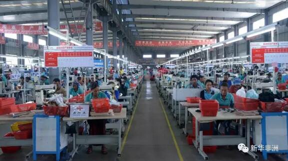 　　据埃塞俄比亚贸易部最新发布的数据显示，2016年，中国和埃塞俄比亚之间的双边贸易额达到54亿美元。  　　埃塞俄比亚贸易部公共关系和联络办公室负责人温迪姆11日在接受媒体采访时表示，两国贸易水平的提升得益于2000年中非合作论坛的建立，中非合作论坛为中国和埃塞俄比亚之间以及中国和非洲大陆之间创造了共同对话和友好合作的重要平台。  　　    　　中国私营制鞋厂华坚集团在埃塞俄比亚建设的工厂。新华社发(迈克尔摄)  　　埃塞俄比亚贸易部发布的数据还显示，从2007年到2016年，埃塞俄比亚对中国的商品出口额平均每年增幅达28.2%。同期，中国占埃塞俄比亚的进口商品贸易额也从24%提高到了33%。  　　2016年，埃塞俄比亚从中国进口商品贸易额约为51亿美元，对中国出口商品贸易额为3亿多美元。埃塞俄比亚对中国出口的商品主要包括农产品、皮革等，而从中国进口的商品主要有钢材、电子产品、纺织品等。  　　    　　图为在埃塞俄比亚首都亚的斯亚贝巴，由中国企业建设并运营的城市轻轨堪称一道靓丽的风景线。新华社记者 陈诚摄  　　近年来，随着中非产能合作深化，大批中国企业走进埃塞俄比亚，不仅承建大型工程，还投资建厂，在此过程中也促进了中国和埃塞俄比亚双边贸易的发展。  　　文章来自：新华非洲