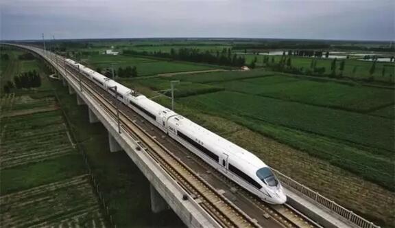 　　最近，非洲建筑行业门户网站面向其读者做了一项关于非洲四大基础设施发展的需求评估。该项耗时8个月的研究揭示了一些来自非洲和世界各地的工业参与者关于他们认为非洲最重要的基础设施优先级的观点看法。  　　这项研究是在非洲正经历着人口快速增长和可支配收入增加的推动下实现的，但由于非洲大陆的一个或多个基础设施需求受到影响，该大陆的发展受到了限制。  　　在这项仍在进行的研究中，3000多名受访者的意见基于4个预先选定的基础设施开发需求：水、能源、电力和交通。  　　1  　　/住房基础设施/  　　➤受访者认为这是四个基础设施中最不重要的一个。只有14%的人投票认为住房是最重要的基础设施。  　　    　　住房是城市地区的一个主要问题，大多数人居住在卫生条件很差的贫民窟。在非洲，经济适用房是一个流行语，因为大多数人负担不起目前正在开发的住房的成本。国际金融公司的一份报告指出，每天有超过4万人涌入非洲城市，住房赤字处于危机水平。  　　2  　　/运输基础设施/  　　➤ 非洲的运输基础设施需求排在第三位，17%的受访者认为运输基础设施的发展至关重要。  　　    　　道路网络在许多农业社会处于令人遗憾的状态，这对于将货物运送到市场来说是一个很大的挫折。此外，目前的铁路系统也意味着，从内陆运输货物需要很长时间，成本越来越高，导致出口商品价格昂贵，并增加了在国际高速公路上超载卡车的维修成本。  　　3  　　/能源基础设施/  　　➤ 非洲的能源需求排名第二。32%的受访者认为能源是最重要的。  　　目前，整个非洲都面临着能源短缺的问题，由于使用昂贵的化石燃料，导致生产成本上升。此外，能源在发展当地经济方面发挥着关键作用，为医院提供药物制冷和家庭照明、帮助扩大经济活动、为学生提供学习时间。此外，更廉价的电力也有助于支持社会中的小型家庭手工业。  　　    　　4  　　/水资源基础设施/  　　➤ 研究显示，最重要的基础设施需要的是水的需求。36%的受访者认为清洁的自来水是最重要的。清洁的水意味着一个健康的社会，自来水保证人们能够在经济上有更多的收入，而不是花在寻找水源上。  　　    　　投资上述基础设施领域，都为投资者带来了良好的回报。政府也在促进私人公共合作，以便快速满足非洲的基础设施需求。  　　非洲水源丰富，并不像我们国人想象都处在严重的缺水生活状态，但大多数非洲老百姓的生活饮用水十分缺乏。支持非洲农业现代化建设是中国对非合作的优先重点领域，其中水资源开发保护、水利等基础设施建设等都是中国企业参与非洲基建投资的重要组成部分。  　　文章来自：非洲经济商业观察