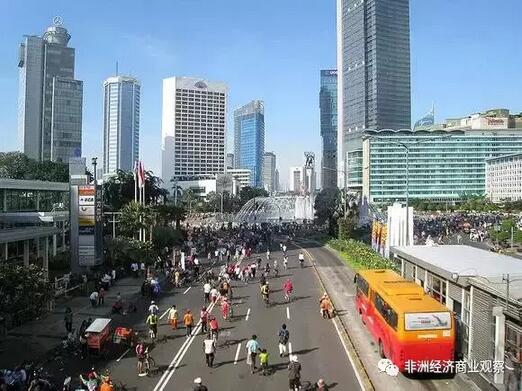 　　说起非洲，大家是不是就想到了：贫穷、疾病、暴力、饥饿...刻板印象蒙蔽了真相你以为非洲是这样的  　　    　　但，它可能比你所在的城市还繁华  　　    　　普华永道(PWC)第一次推出了关于非洲大陆城市排名的报告，PWC表示，通过跟踪人口的变化，城市创新性，技术的变化，经济实力和气候变化的转移作出了此评估报告。  　　分析了四个指标：经济，基础设施，人力资本和人口/社会。从这个分析中，两排名出现了：“一般城市”和“机会城市”，“我们相信这些城市展示的优势和劣势意味着非洲城市的未来。“  　　    　　报道中指出20个最有潜力的非洲城市是哪些呢?  　　No.20 罗安达  　　Luanda,LAD  　　安哥拉首都和罗安达省首府。位于西北部，濒大西洋木戈湾，近宽扎河口，附近蕴藏石油。  　　第二次世界大战以后城市迅速发展，已成为全国主要工业中心和最大港市，有规模较大的石油提炼厂和纺织厂，还有食品、水泥、铝器、制糖、造纸、机械制造、冶金、建材、化学和服装等工业。  　　No.19 金沙萨  　　kinshasa  　　金沙萨是刚果民主共和国的首都和最大河港，也是中部非洲的最大城市。1966年前称利奥波德维尔，历史上曾为比属刚果的首府。1960年独立，比属刚果独立，定都金沙萨。  　　金沙萨是个拥有千万人口的现代化非洲都城，是全国政治、经济、交通和文化中心。  　　    　　No.18马普托  　　Maputo  　　马普托是莫桑比克首都，位于莫桑比克国土南端，临印度洋马普托湾。  　　1907年成为葡属东非首府。莫桑比克独立后定为首都。现为莫桑比克政治、经济中心。有较大的炼油厂和面粉厂，还有锯木、制糖、轧棉、水泥、烟草加工等工业。东非主要港口之一。  　　    　　No.17安塔那那利佛  　　Antananarivo  　　塔那那利佛(马达加斯加语：Antananarivo;法语：Tananarive，又译为安塔那那利佛)，是印度洋岛国马达加斯加的首都，是马达加斯加的最大城市，也是行政、通讯和经济中心。  　　    　　No.16杜阿拉  　　Douala  　　杜阿拉是喀麦隆最大的城市，喀麦隆利托拉省的省会。同时是喀麦隆最大的港口，港口位于西南沿海平原，距大西洋25公里。  　　是喀麦隆的“金融之都”，手握国家的出口命脉，是喀麦隆全国最大的工商业中心及交通枢纽，主要工业和出口有石油，可可和咖啡。  　　    　　No.15 达累斯萨拉姆  　　Dar es Salaam  　　坦桑尼亚首都，第一大城市和港口，全国经济、文化中心，东非重要港口，达累斯萨拉姆区首府，该市终年绿色，环境优美，是“海上丝绸之路”沿线城市。  　　    　　No.14卢萨卡  　　lusaka  　　卢萨卡(Lusaka)是非洲东南部内陆国赞比亚的首都和第一大城市，位于赞比亚的东南部。由于赞比亚是一盛产铜矿的内陆国，卢萨卡有铁路通往邻国坦桑尼亚以运铜出口，而有“铜都”之誉。  　　    　　No.13基加利  　　Kigali  　　基加利是卢旺达首都，政治、经济、交通中心和避暑游览胜地。  　　中卢两国友好合作关系发展顺利。2006年双边贸易额3429万美元，同比增长45.7%。埃塞俄比亚航空公司经营的航线，建立起达基加利与中国大城市交流的纽带，并促进两国的经济文化进一步交流。  　　    　　No.12阿比让  　　Abidjan  　　阿比让是科特迪瓦的最大都市和经济首都，也是科特迪瓦实际上的行政中心(科特迪瓦名义上的首都是亚穆苏克罗)。  　　科特迪瓦最大城市和港口。人口415万(2006年)。西非金融、贸易中心。风景优美,是非洲著名游览城市,为全国最大地旅游中心。  　　    　　No.11达喀尔  　　Dakar  　　达喀尔是塞内加尔共和国的首都，位于佛得角半岛，大西洋东岸。是塞内加尔的政治、经济、文化、交通中心，也是塞内加尔国民议会及总统官邸所在地。  　　它是塞内加尔最大的城市，位于非洲大陆最西端，因此达喀尔市对于泛大西洋和欧洲贸易是一个十分有利的启运点。  　　    　　No.10坎帕拉  　　Kampala  　　乌干达首都坎帕拉是东非历史较悠久的城市，坎帕拉是全国的文化中心，坎帕拉的工业生产占全国第二位，主要有农产品加工、纺织、水泥、制糖、机修、日用化工等。全国大公司的总部大多设在这里。  　　    　　No.9亚的斯亚贝巴  　　Āddīs Ābebā  　　亚的斯亚贝巴是东部非洲国家埃塞俄比亚的首都，同时也是非洲联盟及其前身非洲统一组织的总部所在地，位于海拔2400米的高原之上。  　　一个时期以来，中国政府以不同形式给以大力支持，援建了很多道桥、公路等基础设施项目。  　　    　　No.8拉各斯  　　lagos  　　拉各斯是尼日利亚旧都和最大港市,全国最大的工业和商业中心。这里集中了许多中小型和大型工业，有大型榨油厂、可可加工厂以及纺织、化工用品、造船、车辆修配、金属工具、造纸、锯木等工厂。  　　    　　No.7 内罗毕  　　Nairobi  　　是东非肯尼亚的首都，也是东非最大的城市，非洲最大的城市之一，一座国际化大都市。人口超过200万。洲最领先、最时尚、最现代化的城市之一。  　　联合国人居署(UNHABITAT)与环境署(UNEP)的总部皆设在内罗毕。国际民航组织(ICAO)的非洲东部、南部办事处设于此市。  　　    　　No.6阿克拉  　　Accra  　　阿克拉是加纳首都和最大港市。全国政治、经济、文化中心，是重要的可可豆、金刚石市场。公路四通八达。建有本国唯一国际航空港科托卡国际机场。  　　著名的旅游中心。有加纳大学、科学院、博物馆、植物园等。加纳70%的工业都集中在阿克拉市周围。是非洲最现代化及最富庶的城市之一。  　　    　　No.5阿尔及尔  　　Algiers  　　阿尔及利亚首都阿尔及尔，而且它还是公元十世纪建立的古城，现为全国政治、经济、文化和交通中心，地中海岸最大港口之一。  　　阿尔及尔经济规模在非洲居第二位，仅次于南非。2005年其产值占阿GDP的45%，出口总额的98%。粮食与日用品主要依赖进口。  　　    　　No.4 达尔贝达  　　Dar el Beida  　　别名：卡萨布兰卡，摩洛哥摩洛哥历史古城达尔贝达，位于大西洋岸，是摩洛哥最大的港口城市，全国经济和交通中心，拥有全国70%的现代工业，市区和郊区有1000多座工厂，工商业、金融中心，素有“摩洛哥肺叶”的称号。  　　    　　No.3约翰内斯堡  　　Johannesburg  　　约翰内斯堡是南非共和国最大的城市.地处世界最大金矿区和南非经济中枢区的中心。附近240千米地带内有60多处金矿，周围还有众多工矿业城市，合占南非工业总产值一半左右。  　　    　　No.2突尼斯  　　Tunis  　　突尼斯首都突尼斯市(Tunis)位于突东北部，临地中海南岸的突尼斯湾。市郊面积达1500平方公里，人口225万(2013年)。是全国政治、经济、文化中心和交通枢纽。1979年以来，阿拉伯联盟总部迁来这里。1997年联合国教育、科学及文化组织选定为1997年的“世界文化之都”。  　　    　　No.1开罗  　　Cairo  　　开罗是埃及首都及最大的城市，也是非洲[及阿拉伯世界]最大城市，横跨尼罗河，是整个中东地区的政治、经济、文化和交通中心，位于埃及的东北部。  　　是整个中东地区的政治、经济、文化和商业中心。开罗由开罗省、吉萨省和盖勒尤卜省组成，通称大开罗。  　　现今开罗人口八百万，其中流动人口二百万，来自开罗周围以及全国各地。到此临时居住、上学、经商和做工。  　　    　　报告还指出，2030年，非洲的一半人口将居住在城市里，经济活动和增长将集中在城市里，城市将成为通信中心和社会发展中心。  　　文章来自：尼日利亚华人网