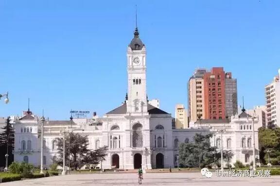 　　说起非洲，大家是不是就想到了：贫穷、疾病、暴力、饥饿...刻板印象蒙蔽了真相你以为非洲是这样的  　　    　　但，它可能比你所在的城市还繁华  　　    　　普华永道(PWC)第一次推出了关于非洲大陆城市排名的报告，PWC表示，通过跟踪人口的变化，城市创新性，技术的变化，经济实力和气候变化的转移作出了此评估报告。  　　分析了四个指标：经济，基础设施，人力资本和人口/社会。从这个分析中，两排名出现了：“一般城市”和“机会城市”，“我们相信这些城市展示的优势和劣势意味着非洲城市的未来。“  　　    　　报道中指出20个最有潜力的非洲城市是哪些呢?  　　No.20 罗安达  　　Luanda,LAD  　　安哥拉首都和罗安达省首府。位于西北部，濒大西洋木戈湾，近宽扎河口，附近蕴藏石油。  　　第二次世界大战以后城市迅速发展，已成为全国主要工业中心和最大港市，有规模较大的石油提炼厂和纺织厂，还有食品、水泥、铝器、制糖、造纸、机械制造、冶金、建材、化学和服装等工业。  　　No.19 金沙萨  　　kinshasa  　　金沙萨是刚果民主共和国的首都和最大河港，也是中部非洲的最大城市。1966年前称利奥波德维尔，历史上曾为比属刚果的首府。1960年独立，比属刚果独立，定都金沙萨。  　　金沙萨是个拥有千万人口的现代化非洲都城，是全国政治、经济、交通和文化中心。  　　    　　No.18马普托  　　Maputo  　　马普托是莫桑比克首都，位于莫桑比克国土南端，临印度洋马普托湾。  　　1907年成为葡属东非首府。莫桑比克独立后定为首都。现为莫桑比克政治、经济中心。有较大的炼油厂和面粉厂，还有锯木、制糖、轧棉、水泥、烟草加工等工业。东非主要港口之一。  　　    　　No.17安塔那那利佛  　　Antananarivo  　　塔那那利佛(马达加斯加语：Antananarivo;法语：Tananarive，又译为安塔那那利佛)，是印度洋岛国马达加斯加的首都，是马达加斯加的最大城市，也是行政、通讯和经济中心。  　　    　　No.16杜阿拉  　　Douala  　　杜阿拉是喀麦隆最大的城市，喀麦隆利托拉省的省会。同时是喀麦隆最大的港口，港口位于西南沿海平原，距大西洋25公里。  　　是喀麦隆的“金融之都”，手握国家的出口命脉，是喀麦隆全国最大的工商业中心及交通枢纽，主要工业和出口有石油，可可和咖啡。  　　    　　No.15 达累斯萨拉姆  　　Dar es Salaam  　　坦桑尼亚首都，第一大城市和港口，全国经济、文化中心，东非重要港口，达累斯萨拉姆区首府，该市终年绿色，环境优美，是“海上丝绸之路”沿线城市。  　　    　　No.14卢萨卡  　　lusaka  　　卢萨卡(Lusaka)是非洲东南部内陆国赞比亚的首都和第一大城市，位于赞比亚的东南部。由于赞比亚是一盛产铜矿的内陆国，卢萨卡有铁路通往邻国坦桑尼亚以运铜出口，而有“铜都”之誉。  　　    　　No.13基加利  　　Kigali  　　基加利是卢旺达首都，政治、经济、交通中心和避暑游览胜地。  　　中卢两国友好合作关系发展顺利。2006年双边贸易额3429万美元，同比增长45.7%。埃塞俄比亚航空公司经营的航线，建立起达基加利与中国大城市交流的纽带，并促进两国的经济文化进一步交流。  　　    　　No.12阿比让  　　Abidjan  　　阿比让是科特迪瓦的最大都市和经济首都，也是科特迪瓦实际上的行政中心(科特迪瓦名义上的首都是亚穆苏克罗)。  　　科特迪瓦最大城市和港口。人口415万(2006年)。西非金融、贸易中心。风景优美,是非洲著名游览城市,为全国最大地旅游中心。  　　    　　No.11达喀尔  　　Dakar  　　达喀尔是塞内加尔共和国的首都，位于佛得角半岛，大西洋东岸。是塞内加尔的政治、经济、文化、交通中心，也是塞内加尔国民议会及总统官邸所在地。  　　它是塞内加尔最大的城市，位于非洲大陆最西端，因此达喀尔市对于泛大西洋和欧洲贸易是一个十分有利的启运点。  　　    　　No.10坎帕拉  　　Kampala  　　乌干达首都坎帕拉是东非历史较悠久的城市，坎帕拉是全国的文化中心，坎帕拉的工业生产占全国第二位，主要有农产品加工、纺织、水泥、制糖、机修、日用化工等。全国大公司的总部大多设在这里。  　　    　　No.9亚的斯亚贝巴  　　Āddīs Ābebā  　　亚的斯亚贝巴是东部非洲国家埃塞俄比亚的首都，同时也是非洲联盟及其前身非洲统一组织的总部所在地，位于海拔2400米的高原之上。  　　一个时期以来，中国政府以不同形式给以大力支持，援建了很多道桥、公路等基础设施项目。  　　    　　No.8拉各斯  　　lagos  　　拉各斯是尼日利亚旧都和最大港市,全国最大的工业和商业中心。这里集中了许多中小型和大型工业，有大型榨油厂、可可加工厂以及纺织、化工用品、造船、车辆修配、金属工具、造纸、锯木等工厂。  　　    　　No.7 内罗毕  　　Nairobi  　　是东非肯尼亚的首都，也是东非最大的城市，非洲最大的城市之一，一座国际化大都市。人口超过200万。洲最领先、最时尚、最现代化的城市之一。  　　联合国人居署(UNHABITAT)与环境署(UNEP)的总部皆设在内罗毕。国际民航组织(ICAO)的非洲东部、南部办事处设于此市。  　　    　　No.6阿克拉  　　Accra  　　阿克拉是加纳首都和最大港市。全国政治、经济、文化中心，是重要的可可豆、金刚石市场。公路四通八达。建有本国唯一国际航空港科托卡国际机场。  　　著名的旅游中心。有加纳大学、科学院、博物馆、植物园等。加纳70%的工业都集中在阿克拉市周围。是非洲最现代化及最富庶的城市之一。  　　    　　No.5阿尔及尔  　　Algiers  　　阿尔及利亚首都阿尔及尔，而且它还是公元十世纪建立的古城，现为全国政治、经济、文化和交通中心，地中海岸最大港口之一。  　　阿尔及尔经济规模在非洲居第二位，仅次于南非。2005年其产值占阿GDP的45%，出口总额的98%。粮食与日用品主要依赖进口。  　　    　　No.4 达尔贝达  　　Dar el Beida  　　别名：卡萨布兰卡，摩洛哥摩洛哥历史古城达尔贝达，位于大西洋岸，是摩洛哥最大的港口城市，全国经济和交通中心，拥有全国70%的现代工业，市区和郊区有1000多座工厂，工商业、金融中心，素有“摩洛哥肺叶”的称号。  　　    　　No.3约翰内斯堡  　　Johannesburg  　　约翰内斯堡是南非共和国最大的城市.地处世界最大金矿区和南非经济中枢区的中心。附近240千米地带内有60多处金矿，周围还有众多工矿业城市，合占南非工业总产值一半左右。  　　    　　No.2突尼斯  　　Tunis  　　突尼斯首都突尼斯市(Tunis)位于突东北部，临地中海南岸的突尼斯湾。市郊面积达1500平方公里，人口225万(2013年)。是全国政治、经济、文化中心和交通枢纽。1979年以来，阿拉伯联盟总部迁来这里。1997年联合国教育、科学及文化组织选定为1997年的“世界文化之都”。  　　    　　No.1开罗  　　Cairo  　　开罗是埃及首都及最大的城市，也是非洲[及阿拉伯世界]最大城市，横跨尼罗河，是整个中东地区的政治、经济、文化和交通中心，位于埃及的东北部。  　　是整个中东地区的政治、经济、文化和商业中心。开罗由开罗省、吉萨省和盖勒尤卜省组成，通称大开罗。  　　现今开罗人口八百万，其中流动人口二百万，来自开罗周围以及全国各地。到此临时居住、上学、经商和做工。  　　    　　报告还指出，2030年，非洲的一半人口将居住在城市里，经济活动和增长将集中在城市里，城市将成为通信中心和社会发展中心。  　　文章来自：尼日利亚华人网