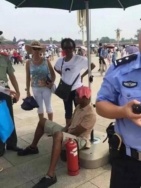 　　近期非洲天气。图片来源：驴妈妈网  　　今年夏天，不少城市都出现了超40度以上的地表温度。  　　恰逢暑期，不少人选择出国“逃避”高温。让人意外的是，非洲成了国内不少人新的旅游目的地，肯尼亚、坦桑尼亚、尼日利亚这些印象中比中国热得多的非洲国家，正在成为“避暑胜地”。  　　颠覆三观：在肯尼亚晚上睡觉得盖被子  　　今年刚从重庆交通大学毕业的老图，从小在重庆长大。在他的记忆中，夏天重庆是个名副其实的火炉，紧邻长江让重庆变得湿热难耐。  　　7月25日，他刚参加工作就被公司派到了肯尼亚，家人叮嘱他一定要谨防中暑，结果到了肯尼亚才发现自己对于非洲的“三观”被颠覆了。这个赤道上的国家不仅不热，晚上睡觉还必须盖被子，否则会着凉。  　　“这里的气温太宜居了，相比肯尼亚，重庆才是真正的 热带 。全年最热的时候也不过35度，根本不用开空调，当地家庭也很少有空调。我来肯尼亚之前，对非洲的印象就是 特别热、特别穷 ，但来到这里才发现“只是穷，一点也不热”。家人也曾反复叮嘱我注意炎热的天气，结果来到这里发了朋友圈，他们大呼意外，我真的是来非洲避暑的。非洲人也不像我们想象得那样，在郊区的肯尼亚人是很淳朴的，市区可能情况复杂一些。”老图对南都记者说。  　　  96b0a303bac84637b9bbcbec56a0eb86_th.jpg 一名非洲友人在中国中暑。  　　网上曾流传的“非洲小哥”受不了中国的炎热，称要回非洲避暑的情况，看来并非夸张。据国内一位负责非洲旅游业务的导游解释，由于南北半球季节相反，加之非洲东部和南部都是高原，海拔在一千米以上，在中国的夏天时节，赤道以南的肯尼亚、南非、毛里求斯等旅游目的地正处于一年中最凉爽的季节，温度非常适宜。  　　只是，不容忽视的一个事实是，非洲大部分国家的卫生情况不太乐观。此外，政局变动也影响着非洲的旅游体验。  　　中国在非洲的影响力越来越大  　　  _kxE-fyitpmh2694655.jpg  　　随着旅游与务工人数越来越多，中国人在非洲的影响力也越来越大，一名在中国人开办的工厂里打工的尼日利亚人“穆瓜”(中文名)对南都记者表示，这几年在尼日利亚工作的中国人很多，不仅带来了资金，也带来了就业机会。  　　“我曾经在浙江学习汉语，后来回到尼日利亚，这里的中国人很多，他们有钱。我也有很多中国朋友，来这里旅游的中国人也越来越多。”穆瓜说。  　　随着旅游消费的不断升级，中国游客越来越追求个性化。据国内一家旅游网站发布的数据显示，今年暑期赴非洲游预订人次同比上涨近2倍，赴非旅游热情持续高涨，而且在8月中上旬迎来了暑期出游最高峰。其中，国内游客暑期最爱的非洲避暑旅游目的地依次为毛里求斯、肯尼亚、摩洛哥、南非和突尼斯;整体价格较去年同期基本持平，集中在1-2万元之间，出游天数多在8天以上。  　　目前，许多非洲国家对中国游客持开放态度，陆续对中国实施免签政策，比如毛里求斯、摩洛哥、突尼斯都已对华免签，这进一步刺激着中国游客的出游热情。此外，非洲还拥有许多独特的旅游资源，如肯尼亚动物大迁徙等，也让中国游客向往。  　　非洲旅游产业已经注意到了中国的游客大潮，据联合国“世界旅游组织”向非洲的旅游产业界建议，要征服中国游客需注意“八招”，其中有两条就是“提供Wi-Fi”和“带他们购物”。  　　文章来自：南方都市报
