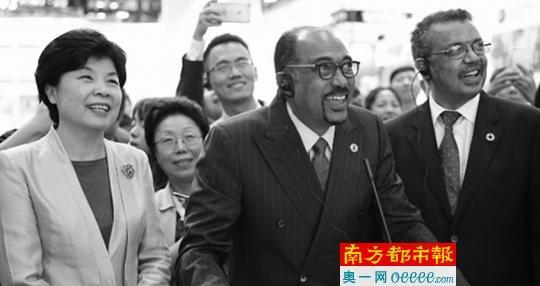 　　西迪贝(中)和世卫组织总干事谭德塞18日参观“2017丝绸之路健康论坛暨国际健康博览会”。来源：联合国艾滋病规划署  　　南都讯 记者吴斌 发自北京 非洲有97%的药品来自非洲之外的地区，中国的制药产业在为非洲提供药品方面大有可为。联合国艾滋病规划署执行主任西迪贝昨日在北京接受记者采访中表示，应该支持中国制药企业到非洲进行本土化的生产。他认为，在这方面需要中非发展基金来发挥杠杆作用。  　　支持中非公共卫生合作计划  　　联合国艾滋病规划署执行主任西迪贝18日出席在北京举行的“一带一路”暨“健康丝绸之路”高级别研讨会并访问中国，并在会议间隙接受了中国媒体的采访。  　　当记者问起，中国在帮助应对非洲艾滋病能做出哪些贡献时，西迪贝特别提到了2015年底习近平主席在参加中非合作论坛元首峰会期间提出的中非合作“十大行动计划”，其中第八项行动即为“中非公共卫生合作计划”。  　　在这项计划中，中方将参与非洲疾控中心等公共卫生防控体系和能力建设;支持中非各20所医院开展示范合作，加强专业科室建设，继续派遣医疗队员、开展包括“光明行”、妇幼保健在内的医疗援助。  　　此外，行动计划还提出，为非洲提供一批复方青蒿素抗疟药品;鼓励支持中国企业赴非洲开展药品本地化生产，提高药品在非洲可及性。  　　“我们非常支持这个行动计划”，西迪贝对记者表示，这将帮助非洲实现在本土制造非洲所需要的药品，推动非洲的药品可及性。  　　“非洲仅3%药物是本土生产”  　　“现在非洲只有3%的药物是本土生产”，西迪贝在高级别研讨会致辞中也说，世界上70%的人口都缺乏足够的医疗服务，因为他们无法负担起费用，全球范围内有20亿人口仍然无法获得现代的医疗服务，我们的目标就是构建一个平台，调动我们所有的资源，在中国的“一带一路”倡议之下，推动“健康丝绸之路”。“一带一路”倡议将为我们的人民带来更好的健康，推动我们的社会更加包容，提升社会公正，让我们的人民能够负担得起这些医药产品和疫苗。  　　19日，西迪贝专门走访了中非民间商会，“我们想讨论如何能够通过技术转化在非洲制造本土药品”，西迪贝说。在此之前，17日，他还同中国商务部副部长王受文会面，两人谈到了中非在全球健康和医药合作方面的内容。  　　分析  　　中国如何支持非洲药品的供给?  　　西迪贝表示，中国支持非洲药品的供给有两个途径，一是中国制药产业的产能可以保障13亿中国人的药品需求，我们需要讨论政策，让中国的药品可以获得世界卫生组织(WHO)的预认证，从而可以进入非洲国家的市场，这是一个主要的挑战;二是希望通过中非发展基金的支持，鼓励更多的中国制药企业在非洲投资建厂，这样能促进非洲本土生产药品的能力。  　　中非发展基金(China-Africa Development Fund)是2006年由时任国家主席胡锦涛支持下专门为支持中国企业开展对非合作、开拓非洲市场而设立的专项资金。  　　事实上，中国在投资非洲本土药品生产已经有了探路者。在中非发展基金的支持下，2014年底，人福医药公司在马里首都巴马科投资，成立了西非第一座现代化药厂，进行本地化生产，同时也满足了非洲对价格相对低的药品的需求。南都记者获悉，中非发展基金方面也把医药卫生方面的投资支持摆在了更重要的位置上。  　　西迪贝本人对借鉴中国“赤脚医生”经验建立非洲基层社区卫生工作队伍也非常感兴趣。18日下午，他参观了北京月坛社区卫生服务中心。“一线的社区工作者可以发现最新的变化，把知识传递给社区”，西迪贝说，此外中国也在参与为非洲的肯尼亚、塞拉利昂和赞比亚建设卫生信息系统，以帮助了解每个地区的疫情感染情况。帮助非洲提高健康水平，“中国会是非常关键的一个角色”，西迪贝说。  　　文章来自：南方都市报