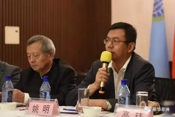 　　话说侨界有“三宝”：  　　华团(华人社团)  　　华教(华人教育)  　　华媒(华人媒体)  　　今天小编就和你聊聊“三宝”之一——华人媒体的事儿：  　　    　　非洲电子版《非洲之声》每日电讯8月18日在内罗毕举行第3000期庆典活动，东部非洲中国总商会暨东部非洲中国和平统一促进会主席韩军(左)和中国驻肯尼亚大使馆参赞姚明(右)正在揭牌。  　　由东部非洲中国总商会主办的非洲电子版《非洲之声》每日电讯8月18日在内罗毕举行第3000期庆典活动。  　　    　　非洲电子版《非洲之声》每日电讯8月18日在内罗毕举行第3000期庆典活动，中国驻肯尼亚大使馆参赞姚明发表讲话。  　　中国驻肯尼亚大使馆参赞姚明在庆祝仪式上表示，《非洲之声》已创办十年，在没有专职人员、没有经济来源的情况下发行了3000期，难能可贵。他说，《非洲之声》已经成为在肯华侨华人了解肯尼亚、了解非洲、了解祖国的主要渠道，发挥了沟通信息、服务侨胞、增进团结、促进友谊的重要作用。  　　姚明说，在新的媒体环境下，中国在非洲国家的华人华侨已经发出声音，但目前声音还比较弱。未来，华人华侨要充分利用新媒体平台，努力和当地社区沟通，赢得非洲的人心。  　　以一己之力撑起《非洲之声》10年的人，就是——东部非洲中国总商会暨东部非洲中国和平统一促进会主席韩军。  　　    　　非洲电子版《非洲之声》每日电讯8月18日在内罗毕举行第3000期庆典活动，东部非洲中国总商会暨东部非洲中国和平统一促进会主席韩军发表讲话。  　　韩军在庆典活动上说，《非洲之声》诞生在2007年大选之年，又在2017年大选时期迎来了第3000期。在十年的岁月里，《非洲之声》一直以电讯的形式即时、全面地向在肯华人华侨发送新闻信息，是在肯华人华侨知晓身边事、了解祖国变化的窗口。今后《非洲之声》将继续坚持新闻的宗旨和特色，更加求新、求精、求博、求快，突出新闻性、正能量，以实际行动回报读者。  　　    　　非洲电子版《非洲之声》每日电讯8月18日在内罗毕举行第3000期庆典活动，“华人头条”肯尼亚站总编高玮发言。  　　“华人头条”肯尼亚站总编高玮讲了韩军十年主办《非洲之声》的三个小故事：  　　——韩军作为东部非洲中国总商会暨东部非洲中国和平统一促进会主席,少不了有些应酬。但是韩军每次到晚上十一点就会坚持离席，说是“有事”——他的事就是发《非洲之声》。  　　——韩军有一次生病，做了心脏手术。在这期间，《非洲之声》仅仅停了15天。  　　——韩军有一次外出，手边只有女儿的Mac电脑。由于用不习惯，发不了《非洲之声》，韩军满大街找Mac鼠标，直到买到Mac鼠标把《非洲之声》发出去了才安心。  　　“坚持一年都很难，何况十年?”微信公众号“波布非洲”创始人施赢赢说。  　　达纳福肯尼亚公司董事长邓长武是《非洲之声》的忠实读者。他说：“这么多年来，《非洲之声》是我每日必读的好电讯，她是我珍贵的精神食粮，滋润着我的非漂生活。”  　　    　　非洲电子版《非洲之声》每日电讯8月18日在内罗毕举行第3000期庆典活动，中国驻肯尼亚大使馆参赞姚明(右二)、新华社非洲总分社副社长严明和东部非洲中国总商会暨东部非洲中国和平统一促进会主席韩军(左一)、“华人头条”肯尼亚站总编高玮(左二)为“华人头条”肯尼亚站正式上线揭牌。  　　庆典活动上还举行了“华人头条”肯尼亚站正式上线揭牌仪式。“华人头条”已开通了49个国家和地区的海外站点，覆盖五大洲。“华人头条”肯尼亚站将作为即将成立的肯尼亚华助中心服务当地侨胞的线上平台，为旅肯华人华侨提供信息资讯和互动服务。  　　庆典活动同时也是肯尼亚新媒体发展座谈会，很多大家熟悉的在非微信公众号主创也来到了现场。你每天看他们的公众号，却不知道他们长什么样?新华非洲小编满足你：前方高能预警!一大波幕后主创将要被爆照了!  　　    　　“波布非洲”创始人施赢赢：  　　“我们通过众筹的方式验证了，在非洲的华人市场对新闻的需求不是很高。他们更需要的是如何接受本地规则、融入当地社会的相关资讯和信息……现在波布非洲的平台已实现了盈利。我们将以内容创业的方式，将一个相对真实的非洲分享给大家。”  　　    　　“东非经贸在线”联合创始人、“张厂长”张仁全：  　　“很高兴在肯尼亚大选期间，东非经贸在线通过及时发布信息，陪大家走过这段特殊时期。希望未来成为成熟的东非媒体人，在非洲传递中国正能量。”  　　    　　“非洲巴黎”CEO苏必群：  　　“希望以非洲巴黎为平台凝聚同道中人。在非洲的华人新媒体不是竞争关系，而是可以相互合作、和谐共存的。非洲巴黎会继续为华人编译当地媒体上的重要信息。 ”  　　    　　“我和非洲有个约定”博主王昀：  　　“以前在国内知名博主聚会时，大部分人都对非洲知之甚少。最高兴的事情是，今年这些知名博主都来非洲玩了一趟。”  　　    　　即将出版长篇小说《非漂》的作者邓长武：  　　“人们对在非洲经商的人通常有两个误解。一是认为我们是在国内混不下去的，二是认为我们没什么文化。我在非洲经商十多年，期间发生了很多事，感觉不写出来就没个交代。每个非漂都将在我的小说中找到影子，这本小说将是奉献给非漂们经商的‘葵花宝典’。”  　　看完还不过瘾?那么快去关注这些微信公众号吧，先从“新华非洲”和“非洲之声”关注起!  　　文章来自：新华非洲