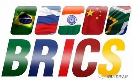 　　2001年，高盛(Goldman Sachs)首席经济学家Jim O'Neill发表了一篇影响深远的文章：《世界需要更好的经济之砖》(The World Needs Better Economic BRICs)，首次将巴西(Brazil)、俄罗斯(Russia)、印度(India)、中国(China)四国的英文首字母连在一块儿构造了“BRICs”一词。  　　那时候，s还是小s。这个"s"表示复数，即BRIC countries / economies。  　　由于"BRICs"发音正好与英文单词"Bricks"(砖头，板砖)相同，因此"BRICs"以其发音朗朗上口获得了很好的传播效果，逐渐被人记住。  　　“BRICs”被翻译为“金砖四国”要归功于翻译的聪明才智，译成“金砖”既显得高端大气上档次，又寓意这是一个关于“新兴经济体”的组织。  　　    　　那么，为什么后来小s变成了今天的大S(BRICS)?  　　因为，一开始的“金砖四国”(BRICs)存在一个比较尴尬的问题。既然声称代表“新兴经济体”，那么，偌大的一个非洲竟无一个代表，而非洲基本上都是发展中国家呀!因此，“金砖四国”亟需吸纳一个非洲国家加入。  　　如各位所知，最后南非(South Africa)在诸多非洲国家中获得加盟权，“BRICs”变成了“BRICS”，小s转正成为大S，“金砖四国”改称“金砖国家”。  　　那么，问题又来了。为什么偏偏是南非?  　　    　　2013年5月，英国《经济学人》撰文“为什么南非被吸纳了?”文章指出，非洲有两个国家都有资格入选：尼日利亚和南非，但只有南非的名字(South Africa)能保持“BRICs”的完整和延续。  　　尼日利亚是非洲第一人口大国(1.7亿+)，如今已超越南非成为非洲第一大经济体。南非是中等收入的发展中国家，人口只有5000多万。南非的加入甚至令Jim O'Neill感到意外，因为和其他“金砖四国”相比，南非的经济实力差得有点远，仅是俄罗斯的四分之一。  　　《经济学人》的观点不无道理。尼日利亚(Nigeria)名字的首字母"N"加入"BRICs"显得有些尴尬，有点无处安放。  　　可见，名字起对了有时候很重要。  　　    　　然而，《经济学人》的“八字不合论”当不得真，只是外媒的插科打诨。南非的加入，不只是保持名词的完整性那么简单，背后的意义不一般。  　　中国是“金砖国家”成员中举足轻重的一员，中国是南非第一大贸易伙伴，南非也是中国在非洲最大的贸易伙伴。南非虽然不是人口大国，但从经济规模和南非在非洲的影响力来看，让南非代表非洲加入“金砖国家”，也在情理之中。  　　虽然南非的经济体量与其他“金砖四国”有不小的差距，但南非的加入政治意义大于经济意义，尤其对中国意义重大。  　　小s变大S，“金砖四国”变为“金砖国家”，不但涵盖了四大洲，而且含金量也大增。正如《经济学人》文章指出的，“金砖国家”从此有了真正的世界影响力(real-world consequences)。  　　将于今年9月份在厦门举行的金砖国家领导人第九次会晤将进一步提升“金砖国家”的“含金量”。让我们拭目以待吧!  　　“一带一路”英文翻译为什么不保留“One”?  　　自2013年“一带一路倡议”提出以来，“一带一路”这四个字的英文表述经历了一个从混乱到统一的过程，先后有如下几个版本：  　　One Belt, One Road，简称“OBOR”  　　Belt and Road，简称“B&R”  　　Land and maritime Silk Road programs  　　第一个版本属于逐字逐译，是最早流行的译法。直到现在，不少外媒还习惯用这个表述。曾有学者倾向于使用OBOR，认为这样书写比较美观，“两个O”圆形饱满，表示“一带一路”是政治中立的，强调要汇聚智慧。  　　第二个版本去掉了“One”，并最终成为官方“钦定”译法。将于5月14日至15日召开的“一带一路”国际合作高峰论坛英文全称是：  　　    　　在此，文刀君温馨提示，不要把“Belt and Road Forum”缩写为“BARF”，因为巧的很，Barf正好是“呕吐”的意思。切记切记!  　　    　　第三个版本是傅莹在2015年5月芝加哥大学演讲时提出的，这个版本曾广受好评。这个版本的优点是，抓住了“一带一路”的精髓，而且老外一看就知道“一带一路”指的是海陆两条“丝绸之路”。它的缺点是，作为一个“中国方案”的术语表达，这个译法略显啰嗦。  　　正因为这些优点，官方于2015年9月钦定“Belt and Road”为标准译法之外，还建议“可视情使用the land and maritime Silk Road initiative”。  　　回头看，这么一个志在名扬四海、惠及世界的重量级“中国方案”，从概念提出到英文译法的统一，官方憋了两年，直教人“深表遗憾”。如果不是越来越多的国内外学者、记者、政要对“一带一路”的英文表述表达了困惑、提出了质疑，官方恐怕还会后知后觉。  　　今天，文刀君要说的是，为什么官方钦定译法弃掉了“OBOR”，为什么拿掉了“One”?或者说，“One Belt, One Road”哪里不对劲?  　　首先，我们要始终牢记，“中国方案”的英译受众是外国读者，而不是中国读者。可惜，很多时候人们总是不自觉地忽视这一关键前提。翻译出来的东西，如果国内的官员或学者觉得好，不明真相的群众也就跟着叫好。(参见文刀君旧文《喂!领导，你懂不懂英语啊?》)  　　你可知?“One Belt, One Road” 在不少外国读者听来很别扭。英国《经济学人》在最近的一篇文章中指出，这个译法“sounds uglyin English”!  　　是不是所有的老外都觉得这个译法“ugly”?当然不是。但一家严肃的外媒这么说，必然有其“群众基础”，也就是说必然有不少外国读者有同感。  　　其实，听着别扭倒是小事了。更重要的是，保留“One”给人一种“强迫”感，给人造成一种误会，即中国是不是强迫其他国家都得到它的碗里去?难道不是条条大路通罗马吗?走别的路行不行?  　　官方译本拿掉“One”正是要弱化这种倾向，还原“一带一路倡议”包容、合作的本性。目前为止，不少西方发达国家依然对“一带一路倡议”保持警惕：中国的“一带一路”到底要干什么，最终的目标是什么?  　　起码，在英文表述上就不要再添乱了吧。  　　但要说明一点，官方钦定译法并非完美，而是综合各方面考虑的结果。单就“读者友好”而言，第三个版本最佳。  　　2015年6月底，就在官方发布标准译法三个月前，新华社发文《译法不恰当是否会误导中国丝路倡议?》(Will poor translation mislead China's Silk Road initiative? )  　　    　　两年间的用法混乱以及造成的困惑和误解，无疑已经回答了新华社的提问。  　　从战略角度而言，中国的国际话语权的建立归根结底要仰仗国力的提升，但从战术层面而言，“中国方案”是建立国际话语权的抓手，而让世界听懂“中国方案”是第一步，那么恰当的翻译其重要性自不待言。  　　文刀君的主业是细读外媒，戏说中外。所谓“微记”，正是希望以小见大，见微知著。对外宣传/国际传播的主力毕竟是中国人，而我们对英语单词的把握毕竟不如以英语为母语的外国受众。  　　举个例子。最近一个老挝歌手创作了一首《一带一路》神曲，相信不少人已经感受过了。我们在对外英文稿中多用‘Belt and Road’ video from Laos goes viral 这样的标题。  　　一篇文章、一个视频在网上疯传当然可以用“go viral”来表达，但一般来说，“viral(病毒式传播)”多形容“自然增长”，比如前段时间火爆网络的魔幻纪实长文《我是范雨素》。用词微妙之处不可不察。  　　正因为如此，有外国读者讽刺说，用“viral”这个词似乎不太合适吧?这难道不是官方猛推(Push)的结果?  　　    　　这个例子，是要提醒各位看官，千万不要以为老外都好忽悠，也不要自欺欺人。时代不同了!  　　以小见大，见微知著，应该是外宣领域的“工匠精神”。  　　文章来自：文汇报
