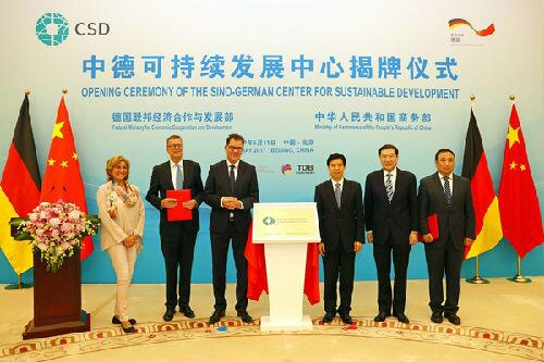 　　德中强强联手，不仅对非洲合作伙伴具有吸引力，也会吸引更多两国企业家走进非洲  　　推进非洲大陆的发展，促进各国经济和就业增长，改善非洲人民的生活，是德中两国在非洲多年来的努力目标。  　　中国政府很早就认识到与非洲发展贸易合作的必要性，并及时采取行动。正是因为中国，非洲第一次没有被视为亟待援助的贫困大陆，而是被视为平等的商业伙伴。来自中国的大量投资被用于非洲的基础设施建设，刺激非洲经济的产业化进程。非洲很多国家都从中受益，开启了经济不断增长的势头。  　　根据国际会计师事务所安永日前发布的统计数据，2005年至今，中国在非洲创立了约1万家公司，创造了超过13万个就业岗位。可以说，中国为非洲大陆的发展作出了非常大的贡献，尤其是基础设施建设，为当地提高生产力、保证经济可持续增长、不断创造良好就业环境提供了最重要的前提。  　　德国在促进非洲经济发展方面也取得了可观的成就。过去10年里，德国在非投资、对非贸易总额翻了一番。  　　尽管如此，仍需意识到，在人口高速增长的非洲，每年都急需大量新增工作岗位来满足就业需求。要为非洲发展作出更多贡献，德中两国需要携手同行。中国和德国利用彼此优势，共同开发非洲市场，将获得比各自行动更显著的成效。  　　中国与非洲的合作绝不像某些人所讲的那样，是为了将非洲变为自己长期低价采购工业原材料、食品物资的储备地。为帮助非洲发展，中国政府长期为当地提供低息贷款，帮助各国进行基础设施建设，为非洲营造更好的工业环境。可以说，中国为非洲提供的，是一个个实实在在的整体发展方案。  　　在这方面，德国还需要向中国学习。支撑德国经济的是中小型家族企业，这类企业以保守和严谨著称，往往不愿意开拓仍被视为高风险的市场。到目前为止，德国政府的担保和融资工具都相当谨慎，在非洲国家的巨大市场机遇面前，往往更多考虑投资风险。德国政府内阁会议近期达成一项决定，表示政府公共部门在确保项目发展前景和融资结构合理的前提下，会给予对非投资更大的支持。未来，非洲大陆有望迎来一波强势的德国投资。  　　德国企业不仅可以向中国学习，还可以为中国企业在非洲取得成功作出贡献。未来，双方可以结合自身优势，共同开发项目：中国可提供的融资手段更多，风险承受能力更高，人力成本具有优势;德国有着引领世界行业发展的创新力，注重可持续能源供应，可以提供先进的工程技术和完善的人才培训体系。双方强强联手，不仅对非洲合作伙伴具有吸引力，也会吸引更多两国企业家走进非洲。  　　目前，德中两国政府已经达成一致，在包括非洲在内的第三方市场开展合作。这既有利于增进德中两国与非洲的伙伴关系，为非洲带来益处，也能促进两国经济的发展。这一令人兴奋的消息很好地呼应了中国提出的“一带一路”倡议。目前，双方在非洲的合作仍处于起步阶段。下一步尽快建立德中非三方交流平台，就能让更多企业从一开始就密切参与到开发项目中。对德国企业而言，在正确的时间加入到如此重大的举措之中，这样的机会不容错过。  　　文章来自：人民网