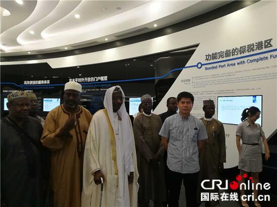 　　萨努西二世一行与上海纺织有限公司相关负责人探讨在纺织领域的合作  　　国际在线报道(记者 郑治 张威伟)：尼日利亚传统领袖、卡诺埃米尔萨努西二世一行近日应中国人民对外友好协会邀请到访中国多地，与中方就加强民间交往、投资合作等进行友好交流。萨努西二世在接受记者专访时表示，中国的改革开放取得了让人震撼的成就，希望更多中国企业赴尼投资，期待两国在自贸区建设、投资、纺织等多领域实现合作共赢。  　　现年56岁的萨努西二世是尼日利亚著名传统领袖，在尼穆斯林群体乃至全国具有较高威望和影响。2009至2014年，他曾任尼日利亚央行行长。中尼两国1971年建交后，萨努西二世的父亲出任尼日利亚首任驻华大使。  　　曾长期在银行、金融业工作的萨努西二世告诉记者，他在读书时就关注和了解始于30多前的中国的改革开放，但在当时，国际社会和学界有不少人对此持怀疑和保留态度。  　　    　　萨努西二世一行参观在深圳博物馆举行的“深圳改革开放成就展”  　　萨努西二世说，实地到访中国几大城市并参观了在深圳博物馆举行的“深圳改革开放成就展”后，他对中国所选择的符合自身国情的发展之路充满信服和敬佩。他说：“我深有感触的是：如果一个国家的领导人富有远见，并且坚定不移地去执行既定方针政策，那么这个国家一定能获得发展。深圳是中国最早对外开放的城市，给中国其他城市树立了榜样，也带动了其他城市共同发展。我在想，尼日利亚为什么不能学习中国呢?我们也应选择一到两个地方作为突破口，比如我们的第一大城市拉各斯。”  　　萨努西二世认为，近年来，埃塞俄比亚、苏丹、南非等非洲国家通过不断改善投资和营商环境，吸引了大量中国投资，给国家经济发展注入强大动力，开创了中非合作互利共赢新局面。他说，尼日利亚当前急需改善包括电力在内的基础设施环境，为中国公司赴尼投资创造更好条件。  　　在深圳前海蛇口自贸区，萨努西二世深入了解了前海在深化对外开放、加强粤港澳深度合作以及加强中国特色社会主义法治建设等领域所取得的成绩。他认为，前海自贸区做到了经济发展与环境保护的协调发展，在吸引投资方面更是成效显著，充分体现了中国领导人的远见卓识。  　　    　　萨努西二世一行到访深圳前海蛇口自贸区  　　萨努西二世希望尼日利亚充分学习和借鉴中国自贸区建设的成功经验，建设自己的自贸区，更多吸引外资，在国家经济发展中发挥引领作用。他说：“尼日利亚的一些城市，比如拉各斯，也是海滨城市，跟深圳十分类似。我们希望看到的是，它们能够学习深圳(自贸区)的发展模式。当然也并不是说要完全照搬，我们需要从中吸取精华，这样也能把拉各斯建成世界的经济中心。”  　　纺织业曾是尼日利亚的民族工业，曾有愈70万从业人员，但当前，因外部竞争、发展政策等多重因素，该国纺织行业陷入衰退。萨努西二世告诉记者，他的父亲除担任过尼日利亚首任驻华大使外，也曾长期在尼日利亚的纺织行业工作。因此，他认为自己流淌着“中国”和“纺织”的血液。  　　    　　萨努西二世接受记者采访  　　本次中国之行，萨努西二世特地到访了上海纺织有限公司，与中方就在纺织领域开展合作进行探讨。他认为，中国拥有技术、资本以及在基础设施较差的情况下运营工厂的丰富经验，尼日利亚尤其是该国商业最发达的卡诺州期待中国公司能够在当地投资建设纺织工厂，实现本土化生产，面向全非乃至更为广阔的国际市场。他说：“我们这次来中国，需要思考的是，我们不仅仅是需要从中国获得贷款，我们更需要吸引来自中国的投资，来发展我们国家的经济。另一方面，当中国投资者来到我们国家，告诉我们他们的诉求之后，我们必须考虑到，我们能给他们带来什么，我们如何才能吸引他们的注意力。”  　　萨努西二世强调，欢迎中国企业赴尼日利亚投资，而尼日利亚政府也将竭力为中国企业在尼的生产经营提供便利。  　　文章来自：国际在线