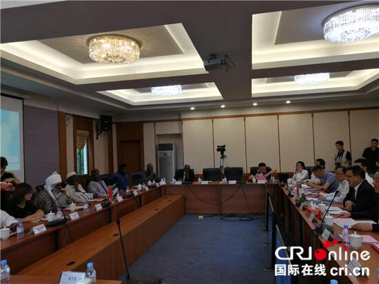 　　萨努西二世一行与上海纺织有限公司相关负责人探讨在纺织领域的合作  　　国际在线报道(记者 郑治 张威伟)：尼日利亚传统领袖、卡诺埃米尔萨努西二世一行近日应中国人民对外友好协会邀请到访中国多地，与中方就加强民间交往、投资合作等进行友好交流。萨努西二世在接受记者专访时表示，中国的改革开放取得了让人震撼的成就，希望更多中国企业赴尼投资，期待两国在自贸区建设、投资、纺织等多领域实现合作共赢。  　　现年56岁的萨努西二世是尼日利亚著名传统领袖，在尼穆斯林群体乃至全国具有较高威望和影响。2009至2014年，他曾任尼日利亚央行行长。中尼两国1971年建交后，萨努西二世的父亲出任尼日利亚首任驻华大使。  　　曾长期在银行、金融业工作的萨努西二世告诉记者，他在读书时就关注和了解始于30多前的中国的改革开放，但在当时，国际社会和学界有不少人对此持怀疑和保留态度。  　　    　　萨努西二世一行参观在深圳博物馆举行的“深圳改革开放成就展”  　　萨努西二世说，实地到访中国几大城市并参观了在深圳博物馆举行的“深圳改革开放成就展”后，他对中国所选择的符合自身国情的发展之路充满信服和敬佩。他说：“我深有感触的是：如果一个国家的领导人富有远见，并且坚定不移地去执行既定方针政策，那么这个国家一定能获得发展。深圳是中国最早对外开放的城市，给中国其他城市树立了榜样，也带动了其他城市共同发展。我在想，尼日利亚为什么不能学习中国呢?我们也应选择一到两个地方作为突破口，比如我们的第一大城市拉各斯。”  　　萨努西二世认为，近年来，埃塞俄比亚、苏丹、南非等非洲国家通过不断改善投资和营商环境，吸引了大量中国投资，给国家经济发展注入强大动力，开创了中非合作互利共赢新局面。他说，尼日利亚当前急需改善包括电力在内的基础设施环境，为中国公司赴尼投资创造更好条件。  　　在深圳前海蛇口自贸区，萨努西二世深入了解了前海在深化对外开放、加强粤港澳深度合作以及加强中国特色社会主义法治建设等领域所取得的成绩。他认为，前海自贸区做到了经济发展与环境保护的协调发展，在吸引投资方面更是成效显著，充分体现了中国领导人的远见卓识。  　　    　　萨努西二世一行到访深圳前海蛇口自贸区  　　萨努西二世希望尼日利亚充分学习和借鉴中国自贸区建设的成功经验，建设自己的自贸区，更多吸引外资，在国家经济发展中发挥引领作用。他说：“尼日利亚的一些城市，比如拉各斯，也是海滨城市，跟深圳十分类似。我们希望看到的是，它们能够学习深圳(自贸区)的发展模式。当然也并不是说要完全照搬，我们需要从中吸取精华，这样也能把拉各斯建成世界的经济中心。”  　　纺织业曾是尼日利亚的民族工业，曾有愈70万从业人员，但当前，因外部竞争、发展政策等多重因素，该国纺织行业陷入衰退。萨努西二世告诉记者，他的父亲除担任过尼日利亚首任驻华大使外，也曾长期在尼日利亚的纺织行业工作。因此，他认为自己流淌着“中国”和“纺织”的血液。  　　    　　萨努西二世接受记者采访  　　本次中国之行，萨努西二世特地到访了上海纺织有限公司，与中方就在纺织领域开展合作进行探讨。他认为，中国拥有技术、资本以及在基础设施较差的情况下运营工厂的丰富经验，尼日利亚尤其是该国商业最发达的卡诺州期待中国公司能够在当地投资建设纺织工厂，实现本土化生产，面向全非乃至更为广阔的国际市场。他说：“我们这次来中国，需要思考的是，我们不仅仅是需要从中国获得贷款，我们更需要吸引来自中国的投资，来发展我们国家的经济。另一方面，当中国投资者来到我们国家，告诉我们他们的诉求之后，我们必须考虑到，我们能给他们带来什么，我们如何才能吸引他们的注意力。”  　　萨努西二世强调，欢迎中国企业赴尼日利亚投资，而尼日利亚政府也将竭力为中国企业在尼的生产经营提供便利。  　　文章来自：国际在线