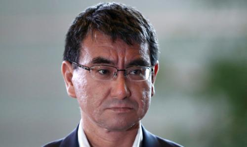 　　据日媒报道，为了出席非洲开发会议(TICAD)的部长会议，日本外务大臣河野太郎本月23日启程前往非洲国家莫桑比克。  　　  河野太郎  　　河野太郎  　　河野准备在会上强调，日本将通过协助建设高水准的基建设施等举措，为非洲的发展做出积极贡献。他希望以此提升日本在非洲的影响力。  　　据报道，非洲开发会议由日本牵头，将于两年后在日本横滨市召开国际峰会，磋商非洲开发问题。为了迎接下届峰会，相关国家从24日起在莫桑比克召开部长会议。代表日本与会的外务大臣河野太郎，23日启程前往莫桑比克。  　　河野准备在会上强调，日本将政民携手，协助非洲建设高水准的环保型基建设施，并开展人才培训提高生产效率，通过一系列举措积极推动非洲的发展。他希望以此提升日本在非洲的影响力。  　　会议期间，河野将和与会的各国政府要人举行会谈，并走访埃塞俄比亚会晤非洲联盟(AU)的官员。  　　文章来自：中国新闻网