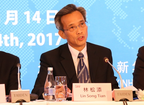 　　中国驻南非大使林松添24日表示，作为新任驻南非大使，不断深化和充实中南全面战略伙伴关系，以行动支持南非政府发展经济、改善民生，使中南关系更富有成果，更好惠及两国人民，是他最重要的使命和核心的任务。  　　林松添是在24日的非媒体智库见面会上作如上表态的。数十位中南两国的专家学者、媒体代表出席了在使馆内的这场活动。当天，林松添还向南非总统祖马递交了国书。  　　林松添指出，中国对南非非金融类投资为南创造了大量就业、财政和外汇收入，为南经济社会转型发展做出了独特贡献。南非已成为中国在非洲最大的贸易伙伴和最重要的投资、旅游目的地国，是非洲大陆上中国侨民最多、吸引中国游客最多、与中国建立友好省市最多和接受中国留学生最多的国家。南非牛肉本月底前即将启运出口中国，使南非成为首个对华出口牛肉的非洲国家。  　　林松添认为，2016年，中国出境旅游1.22亿人次，但赴南中国游客才11万人次。他相信南非今后在中南合作中完全可以获益更多，中南将深化基础设施建设、人力资源培训、产业产能、农业现代化、海洋经济、旅游、金融、安全、人文和国际事务等十大优先重点领域的合作。  　　林松添指出，明年是中南建交20周年，中方愿同南非充分发挥政治互信、经济互补、人民友好三大优势，积极支持南非政府推进经济社会转型，发展经济、增加就业、消除贫困，实现普惠性和包容性增长，把两国发展优势和潜能不断转化为造福两国人民的丰硕成果，给南非人民、特别是广大基层民众带来看得见、摸得着的发展成果。中方愿支持南非政府强化软硬两方面能力，积极打造平安南非、繁荣南非、包容南非，使南非更加强大，成为非洲国家的领头雁和引领非洲工业化的火车头。同时，支持南非在非洲发挥更重要的领导作用，在非洲发展与和平安全事务中发挥更大作用，共同把中南关系打造成引领中非关系发展的发动机。  　　文章来自：中国新闻网