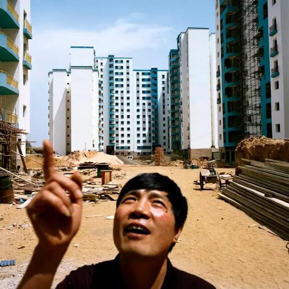 　　在过去的二十年里，对于许多非洲人来说，中国人的到来也许是殖民统治者离开以后最重要的事情，中国人来到非洲，不像前殖民者那样行事，而是帮助他们建造道路，水坝和医院，赢得了广大非洲百姓的信任和支持。  　　    　　教师里坐满了非洲黑人，而他们学习的正是中文，虽然场面看起来有种异样的感觉，但这正好展现出非洲大地的急剧变化，人们渴望学习中文，渴望有机会能踏上中国的土地投资、学习和工作。  　　    　　在非洲，穷人当然很多，但很多穷人不是物质上的缺乏，而是不懂得怎样去妥善运用手上的资源，人们需要的不只是资源，而是运用资源的知识。在非洲，有一些外国人随便给当地黑人钱，时间久了，自然而然就养成了当地人一看到外国人就伸手要钱和资源的习惯。 图：中国人在非洲教他们如何种植粮食。  　　    　　图：派往非洲的中国技术员在车间指导非洲工人。  　　    　　图：派往非洲的中国技术员在指点流水线上工作的非洲女工。  　　    　　图：中国老板在加工车间。  　　    　　图：中国人在非洲和当地人一起庆祝生日。  　　    　　图：中国人在非洲请当地的黑人朋友喝中国的白酒。  　　    　　在过去的二十年时间里，大约有50万人前往非洲淘金，如今，很多人已经在非洲安家。  　　    　　中国人来到非洲投资为非洲人带来了公路、水坝和医院还有现代化的居住家园。  　　    　　非洲小伙在万里长城的海报前留下合影。  　　文章来自：尼日利亚华人网