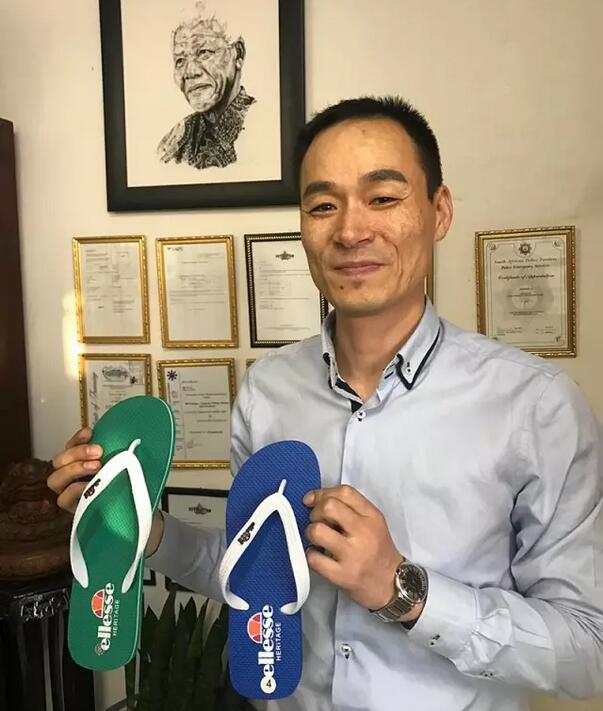 　　看来，只有非洲一线的企业家，才是中国对非合作的最好代言人。  　　    　　随着经济结构调整加速，到非洲拓展市场成为许多中国工业企业实现创新转型和新盈利点的重要手段。南非通常作为中国企业的首站，聚集了不少中国制造业和工业企业，他们在经营过程中的喜和忧就像一面镜子，映照出中国对非合作的前路。  　　    　　金川并购南非本地矿业公司，墙上挂着的历史股票交易证明。  　　在非洲做生意也要讲规则  　　中材建设南非分公司总经理刘登强已经是二闯南非了。自2006年起，中国水泥工业排头兵中材建设开始进军南非市场，刘登强他们完成了一条2000吨水泥生产线后一度没有活干，再回来已经是2015的事了。  　　“再回来明显感到南非的基建需求十分强劲，中心商务区塔吊林立，一幢幢全新的商用写字楼拔地而起，”从事水泥行业的刘自然对市场极为敏感，他强调说，他们在南非的水泥工程建设项目一直盈利，最重要就是成本、技术和设备三大优势。  　　在许多人的想象中，到非洲做生意是只讲“丛林法则”而不讲商业规则的原始之地，可是刘登强他们却亲身体会到，只有尊重规则，才能够赢得市场的认可。其实，2005年中材建设就加入了联合国“全球契约”组织，承诺在尊重人权、劳动权、环保和反腐败等方面的十条规定。  　　为了扭转高达近30%失业率的局面，南非政府对外资使用本地劳工有严格法律规定。刘登强说，尽管他们一直是按照一个中国工人带一至两个本地人来配比，但仍然被西方记者找过茬，“那是有一年春节刚过，中国工人都在加班，但黑人工人去过自己的节日，正好一名白人记者来工厂采访，他走了一圈后发现许多中国面孔，马上就发表了一篇文章批评我们，其实他并不了解真实的情况。”刘登强说，中国企业落子非洲，就要扎根本地尊重规则，不断培训和传授技能，最终实现技术转移。  　　在尊重规则之余，在非洲开拓市场的中国老总，个个都有灵活的手腕，刘登强也不例外。虽然人在南非，但他时刻关心南部非洲共同体其他成员国的水泥生产需求，“莫桑比克和津巴布韦都处于严重产能不饱和状态，我们专门为这些国家设计了移动式粉末站，具有投资少建设周期短见效快的特点，对比投资一条水泥生产线，粉磨站可以节约成本近一半，建设工期也能控制在一年以内。”  　　甚至在横跨非洲大陆的飞机上，刘登强都没有闲着，每次即将降落时，他都能俯瞰到散落在城市边缘大片的铁皮屋，“我们现在还计划生产彩钢板，保温散热好，在尼日利亚都供不应求，也提高了非洲民众的生活质量。”刘登强说，除了彩钢板项目，未来还会规划玻璃、建材物流工业园，并计划建设辐射周边的建材物流中心。  　　    　　蔡云景和他的工厂生产的拖鞋。  　　“我们是彻头彻尾的跨国企业”  　　和中材建设一样，总部位于甘肃的金川集团不仅在南非扎下了根，还在2012年1月收购了南非梅特瑞斯铜业公司，进而拥有了后者在刚果(金)和赞比亚的矿权。在能够远眺大半个城市的办公室里，如今身兼金川集团总经理助理和梅特瑞斯首席执行官二职的乔富贵说，他们是彻头彻尾的跨国企业，来自中国的高管和本地雇员一起工作，共同为股东创造最大利益。  　　如果不是门口挂着金川集团的拼音标识，外人丝毫不会察觉这是一家有着中国血统的公司，“我们在文化上讲究相互融合，但是原则问题丝毫不让。”  　　特别值得关注的是，正是利用香港这个“超级联系人”，金川集团才成功转型为跨国矿业集团。金川香港旗下金川国际是金川集团参与海外矿产资源开发的海外唯一上市公司，“最近国际市场铜钴价格上扬，公司上下的干劲都很足，”极具信心的背后，是中国公司落子南非管理国际团队的经验之谈。  　　中国资金，非洲制造，欧美市场  　　蔡云景清楚地记得，他是1999年12月31日来到南非的，当时为了投奔父母的小伙子如今已经成为了名副其实的南非“拖鞋大王”，在德班有七个生产车间，每年1600万双产量差不多做到“每三个南非人，就有一个人穿着我产的拖鞋”。  　　和中国许多年轻人不愿意从事制造业不同，蔡云景自己白手起家，从两名中国技术员带着几十名当地黑人员工开始，从第一年年产1万双一步一个脚印到现在，用了整整十年。  　　“我觉得200万双的时候是一个门槛，再到后来就容易许多，”蔡云景说他之所以能够取得成功，最根本的原因还是成本，“大家都认为拖鞋这种产品在中国生产最便宜，现在我能够做到在南非生产比中国进口还便宜，南非大型超市集团都是我的客户。”  　　人工成本低廉、水电费低廉，在加上早年购入的自持土地，蔡云景口中的创业史仿佛没有丝毫苦楚，“南非真的是一块宝地，有港口有原料，南共体内又免关税，我的产品很好销。”  　　“为什么在历次骚乱中，你的工厂毫发无伤?”我冷不防地问他，哈哈一笑，蔡云景手一指连排工厂的生产场地，“我的工厂其实包围在黑人的居民区中，我只不过用了中国人传统的邻里守望的老办法，把周围的黑人邻居都变成和我利益一致的共同体，租用他们的房屋给工人当宿舍，又或者支持他们开小卖店等。”于是，每逢有人闹事，蔡云景手下的900多名黑人员工纷纷自发护厂，根本原因还是他们和中国老板已经成了一荣俱荣、一损俱损的关系。  　　虽然靠着价格站稳了脚跟，蔡云景却丝毫没有满足，他想把他的拖鞋卖到欧洲，“我们已经获得很多国际知名品牌的代工许可，明年订单就会增加到2500万双。”  　　事实上，当前非洲的工业发展的一个主流模式，就是中国、非洲和欧洲的三角互通，中国资金技术加上非洲制造，最终的市场瞄准欧美。不知不觉间，蔡云景就实践了这个模式。  　　展望未来，蔡云景的心中还有更大的筹划，“我想用民间资本的力量在南非建一个工业园，同时也准备去埃塞俄比亚的工业园中投资。”  　　看来，只有非洲一线的企业家，才是中国对非合作的最好代言人。  　　文章来自：非洲经济商业观察