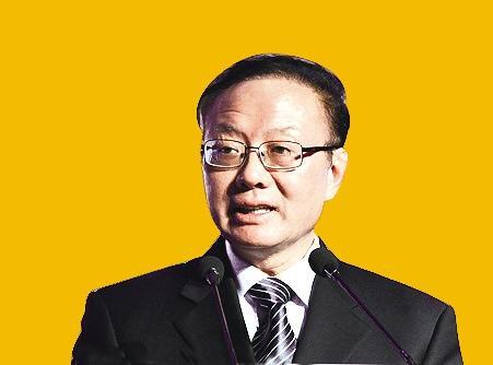 　　今年上半年，外贸势头强劲，出口增长17%，成为中国经济回暖的重要动力。伴随传统欧美市场大幅度回暖的是“一带一路”区域的大幅度增长。美国单边贸易抬头，欧日贸易保护主义渐热的大背景下，“一带一路”倡议超预期可以说是一个惊喜。其中，中非贸易额853亿美元，同比增长19%，扭转了2015年以来负增长的趋势。近期商务部发言人高峰也公开表示，2017年是中非“十大合作计划”落实的关键之年。在中国外贸出口格局变化的大背景下，官方政策走向更为引人注目。从当代世界政经变革的大背景，如何看待贸易合作伙伴关系的变化以及随之而来的国家间合作关系的变化，为此21世纪经济报道记者专访了中国国际经济交流中心副理事长、商务部原副部长魏建国。  　　中国对外贸易结构发生五大变化  　　《21世纪》：与2016年一路下滑的中国进出口总量相比，2017年上半年进出口颇为强劲，远远超出预期。传统市场恢复，“一带一路”国家亮点不少，对俄罗斯、巴基斯坦、哈萨克斯坦都大幅度增长，中非贸易扭转了自2015年的下滑趋势，大幅度回升。从大格局看，中国贸易结构有什么样的变化?  　　魏建国：在今年5月，我国举办“一带一路”国际合作高峰论坛之后，我做了一个研判，今年中国的进出口都将实现两位数增长，这种局面不仅会持续到今年年底，还会延续到明年年初。有人认为，这主要取决于今年以来较好的外部国际市场环境，但我认为根本但原因还在于中国的贸易结构已经发生了五大积极的变化。  　　第一，今年上半年，民营企业进出口增长比重提升，已超过了国有企业，占到了外贸总值的38.8%。根据我的调研，广东、浙江、江苏和福建四个南方省份外贸总额增速明显，尤其是广东格外引人关注，其中华为、大疆等高科技企业的出口成绩显著。我认为南方的这种外贸良好态势会北上扩散，其中河南、重庆、安徽和河北等地的外贸形势都在好转，可惜的是东北的外贸形势依然堪忧。  　　第二，高新技术产品与机电产品等技术含量高的产品正在逐步取代传统的纺织、家电、服装、玩具等轻工产品。中国外贸企业正在转型升级，从过去的产品优势升级到品牌优势，从低价优势升级到质量优势。例如，有一家生产熔断丝产品的民营企业，80%的电器都要用到它的产品。目前，其产品已经出口到世界各地，在全球具有遥遥领先的优势。像这样的民营企业越来越多。  　　第三，一般贸易与加工贸易同步增长，这是前所未有的现象。此前往往是加工贸易的发展较快，而一般贸易的发展较慢。我们看到，包括广东和江苏等地在内的不少外贸大省已经实现了一般贸易的占比超过加工贸易。  　　第四，今年上半年出口7.2万亿元，增长15.0%，而进口5.9万亿元，同比增长25.7%，首次实现了进口增速超越出口增速。今年的进口就是明年的出口，进口的快速增长是由国内的高端需求拉动的，需要从外面采购更多高端的设备，比如医疗设备和服务机器人等，这最终会促使我们未来的出口产品再上一个新台阶。  　　第五，我国外贸出口的国别发生了重要变化。在传统的欧美和日本市场外，“一带一路”沿线的东盟、中亚和中东以及非洲地区增长迅速。这意味着假如传统的出口市场国家一旦对我们采取某种贸易限制措施的话，我们很快就有新的补给力量进行部分对冲。  　　《21世纪》：特朗普上台以来，全球贸易保护主义呈现了什么样变化，有什么样的特点? 在这样的国际背景下，中国的“一带一路”倡议将扮演什么角色?  　　魏建国：特朗普试图使用单边主义行为取代世贸组织规则，这可能导致“全球贸易衰退和贸易混乱”的冷战思维回潮。  　　在美国走向封闭的同时，中国却在进一步扩大开放，这与特朗普政府形成了鲜明国际对比。  　　我认为，“一带一路”倡议是中国的第三次改革开放。第一次改革开放是1978年小平同志的建议，我们打开了一扇窗，让世界了解中国，让中国了解世界;第二次改革开放是2001年中国加入WTO，中国分享了全球化红利，中国制造享誉全球;第三次改革开放是习近平主席2013年提出的“一带一路”国际倡议，这为未来中国很长时间——30年、50年对外开放和合作制定了总规划、总方针和总的路线图。这是一种更高层次、更广领域、全方位的双向型的高水平开放。“一带一路”以“共商、共建、共享”的原则为核心，建设人类的利益共同体，从利益共同体到命运共同体，从命运共同体到责任共同体。这将为全球的经贸和政经格局带来重大而积极的变化。  　　“十大行动计划”深化中非全面合作  　　《21世纪》：2017年是中非十大合作计划的关键之年，这个关键体现在哪里?中非十大合作计划将实现什么样的目标?  　　魏建国：2015年12月，在中非合作论坛约翰内斯堡峰会上，习近平主席在峰会上全面、系统阐述了中国对非政策新思想新理念，宣布将中非关系提升为全面战略合作伙伴关系，提出了未来3年中非重点实施“十大合作计划”，并为此安排了600亿美元资金支持。  　　“十大合作计划”的领域非常广阔，涵盖了经济和社会发展的诸多方面，具体包括中非工业化合作计划、中非农业现代化合作计划、中非基础设施合作计划、中非金融合作计划、中非绿色发展合作计划、中非贸易和投资便利化合作计划、中非减贫惠民合作计划、中非公共卫生合作计划、中非人文合作计划、中非和平与安全合作计划。  　　这是一个三年计划，今年是实施的最后一年，所以是关键之年。至于说“十大合作计划”的目标，我认为主要是借助中国的发展经验、技术和资金等多重资源，帮助非洲走出困境，驶入社会经济可持续发展的快车道。  　　我发现，“一带一路”重大倡议与非盟《2063年议程》高度契合，所以我们应借共建“一带一路”东风，把中非“十大合作计划”同非盟《2063年议程》更好对接起来，通过深化互利合作，助力非洲实现自主可持续发展。  　　《21世纪》：长期以来在中非贸易中，主要是中国向非洲出口制造业产品，非洲向中国出口工业原料。今天已经开始了怎么样的调整?  　　魏建国：根据商务部的最新统计，今年上半年中非进口贸易结构进一步优化。  　　其中，能矿产品进口量价齐升，机电产品、化工产品、农产品进口金额分别增长22%、3.5%、5%，其中水果、咖啡进口金额增幅较大，分别增长151%、77%。这说明非洲对中国出口的产品已经不限于工业原料，有了不少工业产品。  　　出口方面，中国对非机电产品、轻纺类产品、电子技术产品出口保持不同幅度增长，其中交通工具出口成为我对非出口的新亮点，船舶、机车车辆、航空航天器材出口增幅分别达到200%、161%、252%。  　　《21世纪》：“一带一路”特别强调产能合作，中非在产业园区方面开展了哪些合作?  　　魏建国：截至2015年底，中国在非洲建设的工业园超过20个，投资额超过305亿元人民币，累计纳税超过36亿元人民币，解决当地2.6万人就业。根据有关统计，在建的还有15个。这些园区主要是积聚了中国转移出去的劳动密集型产业。这些园区运行都很不错，引起了日本和欧洲国家都羡慕。它们之所以取得让其他国家羡慕的成功，关键在于中方坚持了平等互利、合作共赢的理念，把中国制造的经验、作风和管理理念都带过去了，这些东西对非洲很实用。  　　为什么只有中国才能解决非洲的问题  　　《21世纪》：我们过去经常讲非洲发展的失败，大量投资在非洲最后都沉没了。对于中国而言，中非的发展合作应该是一种怎样的不同于以往欧美和非洲的发展模式?  　　魏建国：我在非洲工作的时候，一位总统曾经对我说：美国给非洲开出了药方——多党制;中国也开出了药方——自主更生，或者说“中国模式”。事实证明，实行了多党制的国家大多战乱不断;走“中国模式”的国家都发展很好，如安哥拉等多个国家。  　　为什么只有中非的发展合作可以成功?日本曾经一度疑惑，他们每年援助非洲的总额是中国的十几倍，但是却没有得到非洲的强力支持。确实，中国对非援助金额不及日本的十分之一，不及美国的五十分之一。但是，和其他国家相比，中国的援助资金由中国政府和非洲当地政府共同管理，实际利用率高，很少浪费。这些钱都用于项目建设了，其效果非洲人“看得见、摸得着、用得上”。这背后的根本原因在于只有中国知道非洲到底需要什么。  　　《21世纪》：李克强总理说中非之间全天候友谊，怎么理解我们这种关系?中非合作未来还需要怎么做?  　　魏建国：所谓全天候的伙伴关系是一种最高级别的外交合作关系，非洲是中国目前唯一保持全天侯伙伴关系的区域。这足以说明中非关系的密切性。有句非洲谚语说得很好：“独行快，但众行远。”中非正是可以一起行至深远的密切伙伴。  　　正如习近平主席所说，13亿多中国人民正致力于实现中华民族伟大复兴的中国梦，10亿多非洲人民正致力于实现联合自强、发展振兴的非洲梦。中非人民要加强团结合作、加强相互支持和帮助，努力实现我们各自的梦想。从近期目标来说，我们希望未来3-5年，在世界上经济增速最快的10个国家中，非洲国家的数量可以由目前的6个增加到8-9个。  　　文章来自：21世纪经济报道