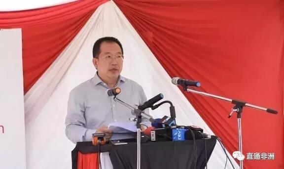 　　东非第一大港蒙巴萨是地区货物进出的“门户”，货物中转覆盖坦桑尼亚、乌干达、南苏丹、卢旺达和布隆迪等大部分东非国家，年吞吐量约1900万吨。  　　但蒙巴萨港一直面临货物周转周期过长的问题。集装箱到达蒙巴萨港后，往往要等待一段时间才能出港，部分原因是运力不足、海关清关速度较慢。  　　中国对这个非洲兄弟的帮助可谓尽心尽力。运力不足?中国帮助修建了蒙内铁路，实现“港铁联运”。海关清关速度慢?中国做了这个事情——  　　中国驻肯尼亚大使馆8月25日在肯尼亚蒙巴萨港将援助肯尼亚的三套集装箱检查设备移交给肯尼亚政府，助其提高港口集装箱检查效率，促进税收和国土安全保障。  　　    　　【中国驻肯尼亚大使馆商务参赞郭策(左二)和肯尼亚税务局局长约翰·恩吉拉伊尼(右二)在交接仪式上为设备剪彩。】  　　中国驻肯尼亚大使馆经济商务参赞郭策和肯尼亚税务局局长约翰·恩吉拉伊尼签署了交接证书。  　　    　　(中国驻肯尼亚大使馆商务参赞郭策和肯尼亚税务局局长约翰·恩吉拉伊尼在交接仪式上交换交接证书。)  　　郭策在致辞中表示，近年来中肯经济合作不断深化，中国已成为肯尼亚最大的贸易伙伴和投资来源国，连接蒙巴萨港与肯首都内罗毕的蒙内铁路及蒙巴萨港的建设即是中肯务实合作的两个最新成果。中国援助的集装箱检查设备，将帮助肯尼亚政府打击走私、查获危险品、增加国家财政收入、维护国土安全。  　　    　　恩吉拉伊尼在致辞中说：“我去过上海参观，其全自动化的港口集装箱检查效率让我深感震撼。”他说，蒙巴萨港作为东非第一大港，货物周转效率却有待提高，中国援助的这三套集装箱检查设备正好符合肯尼亚的迫切需求。  　　    　　恩吉拉伊尼还说，中国不仅援助肯尼亚设备，还帮助肯尼亚海关进行人员培训等能力建设，对此他深表感谢，并期盼与中国海关等部门进一步深化合作。  　　恩吉拉伊尼表示，有了这三套集装箱检查设备，肯尼亚海关不用开箱就可以得到集装箱扫描图像，对于符合要求的集装箱，系统将直接给予放行命令。此项技术减少了清关人员与货物的接触，提高了清关效率，对肯尼亚政府打击走私、减少偷逃关税将起到很大作用。  　　    　　(一台车辆通过集装箱检测设备。)  　　不仅如此，中肯双方官员透露，中国还援助了肯尼亚10套机场扫描设备，将安装在内罗毕乔莫·肯雅塔国际机场和蒙巴萨的莫伊国际机场，预计将在今年年底或明年初启用。  　　“开箱检查给旅客带来不便，让他们有被冒犯的感觉。我们欢迎人们到肯尼亚来，希望他们有愉快的体验。这些机场扫描设备的启用，将减少机场人员对过境人员开箱检查的几率。”恩吉拉伊尼说。  　　文章来自：直通非洲