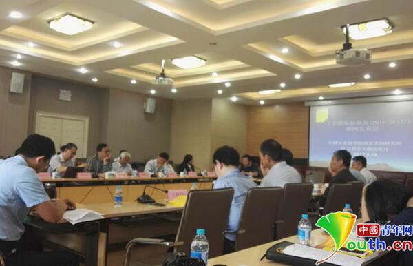 　　中国企业目前在非洲投入运营的产业园达30多个，建设中的产业园70多个，几乎遍布所有与中国建交的非洲国家。8月29日，由中国社会科学院西亚非洲研究所和社会科学文献出版社共同发布的《非洲黄皮书：非洲发展报告(2016-2017)》指出，当前，中非共建产业园出现了爆炸式增长，并正向着集约化和产业分化的方向发展。  　　    　　发布会现场。中国青年网记者 杨月 摄  　　近年来，中非经济合作发展迅猛，中国已经成为非洲最大贸易合作伙伴和第三大投资来源地。随着经济合作规模的不断扩大，中非经济合作模式产生了深刻变化，由贸易和承包工程为主逐渐向产能、投资、技术、金融、服务等领域持续扩展，其中产能合作成为中非经济合作趋势性和战略性的重点领域。  　　“作为中非产能合作的现实载体和系统集成，产业园的合作模式符合中非共同利益诉求，可以更高效地利用中非发展差异形成的比较优势。”报告副主编王洪一副研究员告诉中国青年网记者，中非共建产业园符合中国“一带一路”倡议精神和非洲各国“2063年议程”的战略目标，代表着中非经济合作的发展新趋势。  　　据了解，中国在非洲建设产业园肇始于2000年前后，经过了三个阶段的跨越式发展，由中非共同建设工业园，逐步发展到共建开发区和经济特区，合作层级不断提升。当前，中国与非洲在经济合作的各领域互有优势、互相需要、互为依赖，产能合作面临历史性发展机遇。  　　“但是，受到当前国际政治经济形势影响，中非共建产业园也面临着形式多样的挑战。”王洪一在报告中指出，非洲各国普遍存在安全问题、金融问题、投资环境问题、经济政策问题，而中国的投资运营方也存在着同质竞争、缺乏协调、服务能力不足等问题，入园企业还需要解决国际化、本地化和合规问题。  　　未来，为促进中非共建产业园的健康发展，特别是针对产业园普遍面临的投资安全和融资难问题，黄皮书针对中国政府部门、非洲国家政府、建设运营方、入园企业分别提出了应对策略的建议。课题组认为，中国政府需要密切与非洲的安全对话，充分利用援助和两优贷款，鼓励金融创新，推动金融单位走向非洲。非洲国家应该努力改善政治和安全环境，加强服务意识，提升商业竞争力。园区运营企业应该合理定位产业发展方向，提高管理和服务水平。入园企业则需要坚持“正确义利观”，融入非洲。无论是运营方企业还是入园企业，都需要加强能力建设，提高应对安全和金融风险的水平。  　　文章来自：中国青年网