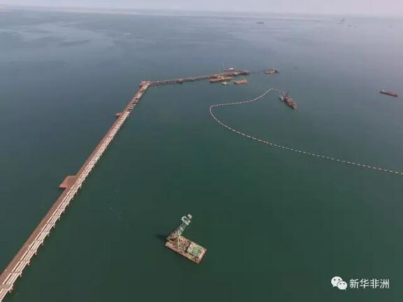 　　8月29日，新华社记者就中非基础设施建设领域合作在纳米比亚首都温得和克采访了中国港湾工程有限责任公司党委书记、董事长林懿翀。他表示，非洲正在成为中国基础设施领域产能“走出去”的最佳承接地之一。  　　    　　8月29日，中国港湾工程有限责任公司党委书记、董事长林懿翀(左)接受新华社记者专访。(向楠摄)  　　林懿翀说，中国港湾的主要业务在海外，而非洲又是海外业务最主要的市场之一。目前，中国港湾在海外设有10家区域中心，仅在非洲就有东非、西非、中非、南非4家，几乎涵盖非洲所有国家。他表示，在未来的发展战略中，中国港湾将非洲定位为重要的发展中心和盈利中心。下一步，中国港湾将在中非全面战略合作伙伴关系的框架下，持续加大在非洲地区的资金、技术、人才投入力度，通过一个个实实在在的项目，与非洲各国实现互利共赢、共同发展。  　　目前，虽然受到国际原油和大宗物品价格低迷的影响，非洲一些国家的经济暂时出现了疲软的态势，但林懿翀认为，中国与非洲在基础设施领域仍然有着很大的合作空间，而且中非在基础设施领域的合作将会成为拉动非洲经济复苏与发展的重要动力。  　　如今，非洲大多数国家正在致力于经济多元化、工业化，而制约非洲发展最大的瓶颈之一就是落后的基础设施条件。非洲开发银行的研究结果估测，基础设施的不足至少使非洲的年增长减缓了2%。相反，如果有充足的基础设施，非洲的企业可以实现高达40%的生产率增长。  　　   图为2017年1月18日拍摄的由中国港湾承建的纳米比亚沃尔维斯湾集装箱码头项目。(中国港湾供图)  　　林懿翀表示，非洲有加强与中国在基础设施领域合作的现实需求，中国也有帮助非洲国家改善基础设施条件的意愿和能力。改革开放30多年来，走在前列的基础设施建设，是推动中国经济飞速发展的重要原因之一。中国的这条发展经验，对于今天的非洲国家具有很大的借鉴价值。随着中国经济的转型升级，大量优势产能和装备技术，特别是在基础设施建设领域积累的成熟经验，已经具备了“走出去”的能力水平和现实需求，而非洲正在成为中国基础设施领域产能“走出去”的最佳承接地之一。  　　林懿翀说，在中非合作基础设施领域，中国港湾立足主业，建设了一大批重大工程，为改善非洲基础设施水平做出了重大贡献。在港口领域，中国港湾先后建设了纳米比亚鲸湾港、安哥拉洛比托港、科特迪瓦阿比让港、喀麦隆克里比港、莫桑比克贝拉港、坦桑尼亚达港等。在绿色发展领域，中国港湾积极推进环保节能事业。在安哥拉，中国港湾推进的“垃圾发电”项目，目前已处于筹备实施阶段。中国港湾还通过积极履行企业社会责任，推动中非在减贫惠民、公共卫生、人文交流等方面的合作。  　　    　　图为2016年8月23日拍摄的由中国港湾承建的纳米比亚沃尔维斯湾油码头项目。(中国港湾供图)  　　中国港湾是世界500强企业中国交建的重要海外平台公司，业务涵盖100多个国家地区，在建项目合同额超过210亿美元。目前中国港湾在纳米比亚沃尔维斯湾承建集装箱码头和油码头两个项目，合同总额超过7亿美元，为当地创造了2000多个就业机会。  　　文章来自：新华非洲