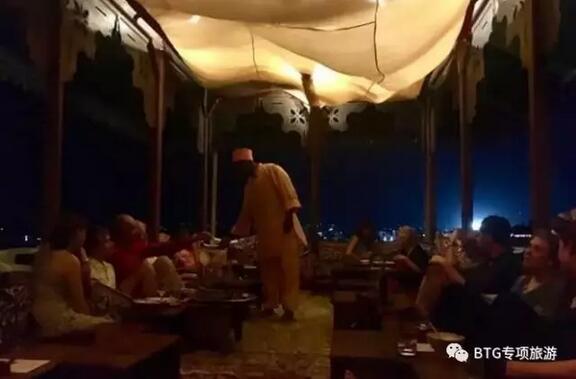 　　据说非洲是全球人类的起源地，也许在5万年前，我们的祖先都还在非洲。既然非洲是人类的起源地，我们也有理由猜想，人类的烹调最早也可能起源于非洲。中国人好吃，写非洲自然也会涉及吃。  　　    　　非洲是地球上的第二大洲，有五亿八千万人，六百多种语言和五十多个国家。我们今天吃的农作物种类许多都起源于非洲，如小麦、大麦、燕麦、小米、豇豆、高粱、酸豆、黄秋葵、山药、西瓜、香瓜和甜菜等。在非洲殖民化和洲际商贸活动开始之前，非洲饮食主要种类是小麦、高粱、小米、大麦和小扁豆。在公元200-300年时，穿越撒哈拉沙漠的阿拉伯人骆驼商队将干果、大米、芒果、柑桔、黑胡椒、生姜及其它香料作物引进到了非洲。  　　    　　到了公元500年，阿拉伯商人又从马来西亚将香蕉与椰子带入到了非洲。此后几百年里，就从非洲大陆上进行着一种印度洋奴隶交易，也就是穆斯林阿拉伯人用奴隶与印度人交换货物。从公元十五世纪开始，欧洲人到了非洲，并对那里进行殖民统治。现在殖民地统治期间对当地餐饮文化的影响依然存在。  　　东非人用于制作面包与粥的谷类与非洲其它地区土著人一样。另外，东非人的烧饭时，主要靠木炭作为燃料。虽然木炭火力不大，但持久。所以当地的烹煮方法主要为炖、煮、焖、烤等。由于炖煮焖的多，有时当地人煮一顿饭要化上五个多小时，这才是慢工出细活。炖煮的菜肴采用当地的蔬菜与肉类，比较传统。  　　    　　然而，椰子汁加上咖喱与其它香料的烹调方式则显示了印度与亚洲饮食文化的影响。阿拉伯的影响则表现在当地人爱用番红花粉、丁香、桂皮香料和其它几种阿拉伯人爱用的香料以及石榴酱等。东非也有养殖牛羊的人，但他们一般不是用来自己吃的，传统上牛羊是一种货形式，是用来交换的。当地气候条件适合养殖奶牛，可大量的鲜奶及黄油。他们养牛就是为了食用鲜奶。当然，当的马赛部族则比较特殊，在特定的场合他们会喝生牛血的。  　　    　　作为东非国家，坦桑尼亚的饮食也具备这些特点。他们一般以玉米、大米、木薯、甜薯为主食，配以牛肉、羊肉、鸡和鱼作为肉类食品。坦桑尼亚人一般都爱吃牛、羊肉，爱喝咖啡，忌食猪肉、动物内脏、海鲜以及奇形怪状的食物如鱿鱼、海参、甲鱼等。坦桑尼亚各部族之间，饮食习惯也有所不同。当地蔬菜吃的很少，作为热带国家，坦桑尼亚人喜欢吃辣味的食品，当地有一种园头辣椒，味道很辣，有点像朝天椒。当地人吃乌嘎喱时，就要沾一下这种辣椒。  　　    　　乌嘎喱是当地的一种主食，是由玉米面加在水中煮成很浓稠的玉米糊糊，最后形成生面团状。城市的人主食为米饭或者乌嘎喱，伴以菜汁、肉汁或者炸鸡、烤鱼。而郊区及农村的人主食则为乌嘎喱伴以菜汁或肉汁进食。乌嘎喱的传统吃法是：用右手将乌嘎喱面团捏成一个面球，然后将面球沾在调料或炖菜或炖肉里，用姆指使一下力，以便让乌嘎喱面团将肉片卷起来或裹起来吃。  　　    　　米面烙饼为一种叫Vitumbua的小吃，是一种米面做的烙饼，将平底锅面特制成许多圆凹，将米面糊舀到圆凹里，就烙成与圆凹一样大的Vitumbua了。这里的人喜欢用Chapati和Vitumbua当早餐。咖喱角有点类似于春卷，就是以薄面皮卷上马铃薯泥、洋葱、肉末及香料等馅料而成三角形状，再经油炸而成的食品。咖喱角在当地做为快餐食品。  　　    　　在当地特色的餐馆里，还常见印度香饭。其是由咖喱、米饭、肉或蔬菜和酸奶混合烹饪而成一种混合米饭，有点类似于扬州炒饭。因加了咖喱，印度香饭呈现出金黄的颜色，给人一种色香味浓的感觉。  　　坦桑尼亚人也喜欢吃烤肉，在达累斯萨拉姆，离可可海滩不远的一条街上，有一些露天酒吧，坦桑人常去街边露天酒吧，要一瓶啤酒或可乐中，一坐就是半天。在晚上很多人喜欢去吃很有特色的烧烤肉，斯瓦西里语称为Kitimoto,原意为火上的椅子。主要是烤猪肉、牛肉和羊肉，除了烤肉外，还有配以西红柿片与辣椒。用手拿着烤肉，沾上盐与调料吃，喝喝啤酒。  　　    　　至于坦桑尼亚的餐馆，除了桑吉巴尔风格和印度风味的传统饭馆外，也有英式西菜馆、意大利餐馆和日本料理等。在大街上，也有很多卖快餐与小吃的小贩。在坦桑尼亚的大城市里，不要担心吃不到中餐，特别是在达累斯萨拉姆的中餐馆是很多的，如唐人、王府、四川饭店、长城饭店、太和饭店等，在当地是属于高档消费的场所。  　　    　　有一种笑话说非洲人吃饭靠大树，当地人不干活，每天就坐在大树下聊天，或唱歌跳舞的，饿了就爬上树摘几个芒果吃。据说当地人就算不种庄稼，也能靠吃树上的水果过活。坦桑尼亚的野外，到处都可见面包树。面包树又叫猴面包树，当地人又称其为“生命之树”。其果实巨大如足球，甘甜汁多，是猴子和猩猩等动物最喜欢吃的，所以被称为猴面包树。  　　    　　据说在非洲还有六千多年的老猴面包树。以前，当地将猴面包树的叶片也用来当菜吃，特别是将树发出梢像芦笋那样食用。另外，据说猴面包果的种子也可作为咖啡的替代品。这么一看，是不是觉得坦桑尼亚的美食也很想亲自尝试一下呢?  　　文章来自：BTG专项旅游