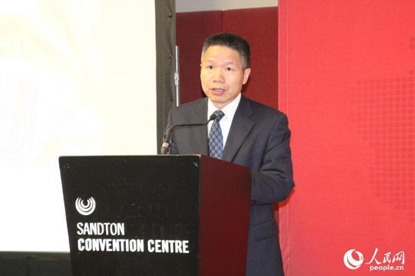 　　荣延松参赞发表讲话。  　　8月31日，由中非发展基金主办的南部非洲投资论坛在约翰内斯堡市桑顿会议中心举办。中国驻南非大使馆经济商务处参赞荣延松、中非发展基金副总裁周超、南非中国经贸协会会长张进国等出席了会议并讲话，逾20家银行、中资企业、南非企业代表参加此次论坛。  　　荣延松说，此次论坛是一个很好的平台，为参会企业提供了寻找新投资契机、发现非洲大陆潜力股的机会。目前，共有116家大中型中资企业在南非开展工作，并为南非带来超过150亿美元的投资，南非和中国的经贸合作也从传统贸易逐渐向投资、工业、信息产业等多元化领域转变。  　　荣延松表示，九月份的厦门金砖峰会将向世界展示金砖国家在世界经济融合发展中的作用，为南非和中国继续开展经贸合作打下良好的基础，双方也将从工业化、经济特区、海洋经济、基础设施建设、信息产业以及中非文化交流等领域收获丰硕的成果。  　　此次中非发展基金论坛还分设“南部非洲投资机遇”、“非洲投资的资金支持”两个分论坛。大家就如何合作开展投资项目，如何深挖非洲市场需求，如何为中非经贸发展做贡献进行了热烈深入的讨论。与会代表纷纷表示，金砖框架下的务实合作，将为南部非洲的经济发展带来实实在在的成果。  　　金砖国家新开发银行非洲区域中心于8月17日在约翰内斯堡市正式成立。将为成员国提供总额为15亿美元，约200亿兰特的贷款，用来支持绿色能源项目。  　　周超副总裁发表讲话。  　　张进国行长发表讲话。  　　与会嘉宾合影留念。  　　文章来自：人民网