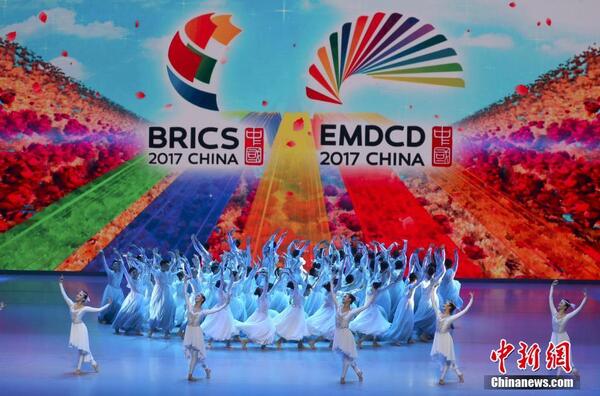 　　据中国之声9月4日报道，国家主席习近平4日在厦门会见来华出席金砖国家领导人第九次会晤和新兴市场国家与发展中国家对话会的南非总统祖马。  　　习近平指出，近年来，中南全面战略伙伴关系保持强劲发展势头，双边关系处于历史最好时期。中方愿同南方加强协调和配合，以更多合作成果，不断充实中南全面战略伙伴关系内涵，实现共同发展进步。  　　习近平强调，当前，中南全方位友好合作取得积极进展，务实合作顺利推进。下阶段，中方愿同南方一道，积极落实共建“一带一路”合作倡议和中非合作论坛约翰内斯堡峰会成果，全面深化两国各领域合作，推动中南关系不断迈上新台阶。双方要继续在涉及彼此核心利益和重大关切问题上相互理解和支持，巩固两国高水平的政治互信。要将两国重大合作共识落到实处，协调推进海洋经济、产能等领域合作。要加强文化、科技、卫生、旅游、青年、妇女、媒体等交流合作，办好明年中南建交20周年人文交流和庆祝活动。要在金砖国家、二十国集团、联合国、非洲联盟等国际和地区组织中加强协调和配合，中方支持非洲加强自主维和能力建设。中南两国在金砖框架内一直保持着密切沟通合作，南非明年将接任金砖国家主席国，中方将同南方密切协作。  　　习近平强调，中非是休戚与共的命运共同体和合作共赢的利益共同体。无论国际形势如何变化，中国致力于同非洲实现合作共赢、共同发展的决心坚定不移，中国对非洲和平与发展事业的支持坚定不移。中方愿同非洲国家一道，将实施共建“一带一路”倡议、中非合作论坛约翰内斯堡峰会确定的中非“十大合作计划”同非洲《2063年议程》更好结合起来，促进中非共同发展。  　　祖马表示，感谢中国为举办金砖国家领导人会晤进行了出色的准备。南中全面战略伙伴关系强劲而富有活力。两国战略合作框架顺利实施，双边合作机制卓有成效，双方在经贸、投资、基础设施、人文等领域交流合作取得积极成果。南中在多边事务中保持密切沟通协调。南方愿以落实中非合作论坛约翰内斯堡峰会成果为契机，深化南非和非洲国家同中国的互利合作。南非愿同中国相互支持办好今年和明年的金砖国家领导人会晤。  　　王沪宁、栗战书、杨洁篪等参加会见。  　　文章来自：中国之声