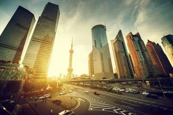 　　英国《每日邮报》根据联合国2010年到2020年的城市发展增长率整理出了全球扩张最快的20个城市(以人口为主要参考指标)，其中有8个是中国城市。  　　20 重庆  　　人口：722万  　　年增长率：3.08%  　　    　　重庆是中国西南地区最大的城市，也是中国内陆地区最重要的对外贸易口岸。有人说，从某些角度看今天的重庆，可以找到纽约曼哈顿的感觉。尤其是两江交汇地带如今高楼大厦以极快的速度崛起，让重庆越来越有国际大都市的味道了。当然，有唐朝文化和大熊猫的加持，重庆的旅游发展得也很不错。  　　19 天津  　　人口：1092万  　　年增长率：3.09%  　　    　　中国北方的港口城市，原本就具有直辖市的地位和良好的经济基础，随着京津冀协同发展等政策的落实，天津正变得越来越有活力。  　　18 海得拉巴，印度(Hyderabad)  　　人口：875万  　　年增长率：3.1%  　　    　　这座印度南部城市的外表其貌不扬，它把美好都藏在了城市中。在这里，并没有盲目地进行城市扩张，人们仍然从水井中打水，家门口有美丽的花丛，偶尔还能听到孔雀在窗外鸣叫。虽然这里的生活很悠闲，但并不代表着这里的发展停滞不前，事实上它的发展非常迅速。  　　17 上海  　　人口：2342万  　　年增长率：3.11%  　　    　　上海是中国的商业中心，这里拥有全中国最棒的酒店、餐馆和购物中心。外滩，以及东方明珠等地标性建筑不仅吸引中国游客，也吸引了大量外国人来游览参观。在高楼大厦林立的上海市中心，奢华酒店都以壮丽的城市景观为卖点。  　　万  　　16 阿默达巴德，印度(Ahmadabad)  　　人口：719万  　　年增长率3.13%  　　    　　印度第六大城市，位于古吉拉特邦，在阿拉伯海坎贝湾以北，南离孟买275英里。这里曾是古吉拉特邦王国伊斯兰文化中心。城内伊斯兰教建筑众多，造型各异，其清真寺和陵墓多具有印度古建筑风格。  　　15 利雅得，沙特阿拉伯(Riyadh)  　　人口：567万  　　年增长率：3.16%  　　    　　利雅得拥有许多壮观的摩天大楼，包括302米高的王国塔。你可以搭乘时速180km的电梯到达99层的天桥上观看令人窒息的阿拉伯城市景观。  　　14 卡拉奇，巴基斯坦(Karachi)  　　人口：2212万  　　年增长率：3.17%  　　    　　卡拉奇是巴基斯坦的第一大城市，位于巴基斯坦南部海岸、印度河三角洲西北部，南濒临阿拉伯海，在居莱里河与玛利尔河之间的平原上。这里的制造业和服务业发展迅速。  　　13 南京  　　人口：615万  　　年增长率：3.24%  　　    　　南京是江苏省的省会，也是拥有丰富旅游资源的六朝古都。文化、历史、美景、美食都可以在这里觅得踪迹。  　　12 成都  　　人口：1038万  　　年增长率：3.47%  　　    　　和别的中国大城市不同，成都的生活节奏非常慢，这里的人过得很悠闲，喝茶打麻将才是生活中的“正事”。不过这里的经济正在迅速发展，新的经济在这里崛起。当然，大熊猫也是成都的一大吸引力。  　　11 达卡，孟加拉(Dhaka)  　　人口：1567万  　　年增长率：3.6%  　　    　　作为孟加拉的首都，达卡拥有众多的人口和孟加拉国内最好的经济。这里游客较少，还是一片“净土”。  　　10 班加罗尔，印度(bangalore)  　　人口：981万  　　年增长率3.64%  　　    　　班加罗尔是印度南部城市，印度第五大城市。印度在1947年独立以后，班加罗尔发展成重工业的中心。高科技公司在班加罗尔的成功建立使其被誉为“亚洲的硅谷”。  　　9 泉州  　　人口：671万  　　年增长率：3.68%  　　    　　泉州自古以来就是中国重要的港口城市。“海上一带一路”给泉州带来了新增长。  　　8 杭州  　　人口：728万  　　年增长率：4.1%  　　    　　杭州这座既古老又现代的城市正在迎来全新的发展，互联网产业的繁荣、G20峰会的召开等，都将杭州展现在了世界的面前。  　　7 北京  　　人口：2110万  　　年增长率：4.1%  　　    　　我们的首都大帝都就不用多说啦。  　　6 拉各斯，尼日利亚(Lagos)  　　人口：1312万  　　年增长率：4.14%  　　    　　拉各斯是尼日利亚旧都和最大港市，也是西非最大的城市。在国境西南端，几内亚湾沿岸。由奥贡河河口地6个小岛和大陆部分组成。这里铁路、公路、航空都较为通畅，还是著名的海滨疗养地和旅游中心。  　　5 金沙萨，刚果(Kinshasa)  　　人口：1158万  　　年增长率：4.17%  　　    　　金沙萨是刚果民主共和国的首都和最大河港，也是中部非洲的最大城市。金沙萨1966年前称利奥波德维尔，是个拥有千万人口的现代化非洲都城，是全国政治、经济、交通和文化中心。  　　4 罗安达，安哥拉(Luanda)  　　人口：590万  　　年增长率：4.25%  　　    　　安哥拉首都和罗安达省首府。在西北部，濒大西洋木戈湾，近宽扎河口。罗安达附近蕴藏石油，因此在非洲属于富庶之地。  　　3 苏拉特，印度(surat)  　　人口：544万  　　年增长率：4.4%  　　    　　苏拉特是印度西部古吉拉特邦港口城市，在孟买北250公里，历史悠久，物产资源丰富。这里因孟买的兴起而衰弱，但仍然保持着高速的增长。  　　2 广州  　　人口：2060万  　　年增长率：4.66%  　　    　　广东省省会，广州除了有大家熟知的美食，在经济发展上也从未落后哦。  　　1 苏州  　　人口：525万  　　年增长率：5.57%  　　    　　想不到吧，第一名竟然是苏州，而且增长率遥遥领先于别的城市。这个被誉为“东方威尼斯”的城市近年来发展迅猛，大有跃居新一线城市之势。  　　文章来自：环球旅游周刊