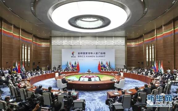 　　2017年9月4日，金砖国家领导人第九次会晤在厦门国际会议中心举行。国家主席习近平主持会晤。南非总统祖马、巴西总统特梅尔、俄罗斯总统普京、印度总理莫迪出席。五国领导人围绕“深化金砖伙伴关系，开辟更加光明未来”的主题，就当前国际形势、全球经济治理、金砖合作、国际和地区热点问题等深入交换看法，回顾金砖合作10年历程，重申开放包容、合作共赢的金砖精神，达成一系列共识，为金砖合作未来发展规划了蓝图、指明了方向。  　　上午9时50分许，金砖国家领导人陆续抵达会场。习近平热情迎接，并同他们一一握手寒暄，随后集体合影。  　　在大范围会议上，习近平发表题为《深化金砖伙伴关系开辟更加光明未来》的重要讲话，积极评价金砖合作走过的10年光辉历程，强调要开启金砖合作第二个“金色十年”，使金砖合作造福五国人民，惠及各国人民。  　　习近平指出，金砖合作之所以得到快速发展，关键在于互尊互助，携手走适合本国国情的发展道路;秉持开放包容、合作共赢的精神，持之以恒推进经济、政治、人文合作;倡导国际公平正义，同其他新兴市场国家和发展中国家和衷共济，共同营造良好外部环境。  　　    　　习近平强调，世界格局深刻复杂变化的背景下，金砖合作显得更加重要。我们应该再接再厉，全面深化金砖伙伴关系，开启金砖合作第二个“金色十年”。  　　第一，致力于推进经济务实合作。我们应该在贸易投资、货币金融、互联互通、可持续发展、创新和产业合作等领域拓展利益汇聚点，共同把握新工业革命带来的历史机遇，积极探索务实合作新领域新方式，拉紧联系纽带，让金砖合作机制行稳致远。  　　第二，致力于加强发展战略对接。我们应该发挥各自在资源、市场、劳动力等方面比较优势，本着共商、共建、共享原则，寻找发展政策和优先领域的契合点，继续向贸易投资大市场、货币金融大流通、基础设施大联通目标迈进，以落实2030年可持续发展议程为契机，谋求经济、社会、环境效益协调统一，实现联动包容发展。  　　第三，致力于推动国际秩序朝更加公正合理方向发展。我们应该坚定奉行多边主义和国际关系基本准则，推动构建新型国际关系。要推动开放、包容、普惠、平衡、共赢的经济全球化，建设开放型世界经济，支持多边贸易体制，反对保护主义。要推进全球经济治理改革，提高新兴市场国家和发展中国家代表性和发言权，为解决南北发展失衡、促进世界经济增长提供新动力。  　　第四，致力于促进人文民间交流。让伙伴关系理念扎根人民心中，将使金砖合作永葆活力。今年，五国人文交流合作全面铺开，举行了丰富多彩的活动。希望这些活动能够经常化、机制化，努力深入基层，面向广大民众，营造百花齐放的生动局面。  　　习近平指出，过去10年，是金砖国家集中精力谋发展的10年，也是坚持不懈深化伙伴关系的10年。在金砖合作的历史进程中，10年只是一个开端。让我们共同努力，推动金砖合作从厦门再次扬帆远航，开启第二个“金色十年”的大门，使金砖合作造福我们五国人民，惠及各国人民。  　　    　　祖马表示，新形势下，金砖国家要深化金砖战略伙伴关系，推进机制建设，加强同其他新兴市场国家和发展中国家联系，谋求共同发展。明年，南非将担任金砖国家主席国，会全力做好下届领导人会晤筹备工作，提升金砖合作凝聚力和影响力。  　　特梅尔表示，我们五国要加大对金砖合作的战略投入，巩固全方位伙伴关系，为五国发展注入更大动力。要加强国际发展合作，完善全球经济治理，营造良好外部环境。  　　普京表示，我们应该拓宽和深化各领域务实合作，推动金砖伙伴关系不断向前发展。要构建开放型世界经济，反对保护主义，推动包容和可持续增长。要加强协调，在国际和地区热点问题上发挥建设性作用，共同维护世界和平稳定。  　　莫迪表示，金砖国家要深挖经济合作潜力，打造更多务实合作成果，维护多边贸易体制，推动人文交流，让金砖合作深入民心。  　　    　　各国领导人积极评价厦门会晤，一致同意落实好会晤达成的各项成果，推动金砖合作不断向前发展。与会领导人表示，将支持南非做好明年金砖国家主席国工作。  　　在此前举行的小范围会议上，五国领导人听取了关于2017年金砖国家安全事务高级代表会议讨论成果的汇报。习近平强调，对广大新兴市场国家和发展中国家来说，无论是从世界经济大局出发，还是从自身发展未来出发，我们都应该坚持开放，不搞保护主义;坚持多边贸易体制，不搞以邻为壑;坚持互利共赢，不搞零和博弈。国家安全和发展相互依存。我们要继续就政治安全问题协调立场，扩大共识，加强合作。金砖国家都是具有重要影响的国家，要在解决国际和地区热点问题上发挥建设性作用，一要遵守国际法和国际关系基本准则。二要坚定奉行多边主义，坚定维护联合国宪章宗旨和原则，发挥联合国在捍卫和平、建设和平、预防和制止冲突方面的主渠道作用。进入新的10年，我们要十分珍惜金砖合作取得的成绩，相互尊重，求同存异，努力建设更加紧密、更加全面、更加牢固的战略伙伴关系。  　　会晤发表《金砖国家领导人厦门宣言》。  　　文章来自：外交部网站