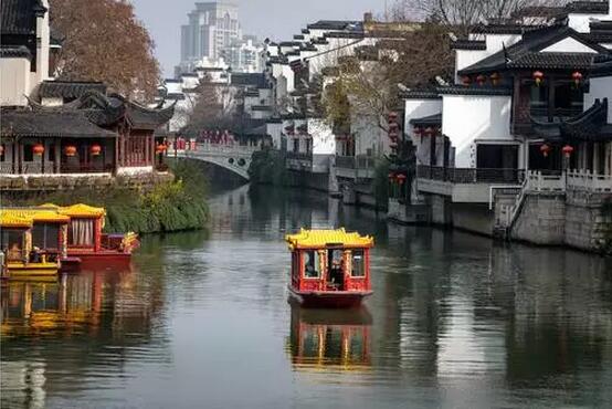 　　英国《每日邮报》根据联合国2010年到2020年的城市发展增长率整理出了全球扩张最快的20个城市(以人口为主要参考指标)，其中有8个是中国城市。  　　20 重庆  　　人口：722万  　　年增长率：3.08%  　　    　　重庆是中国西南地区最大的城市，也是中国内陆地区最重要的对外贸易口岸。有人说，从某些角度看今天的重庆，可以找到纽约曼哈顿的感觉。尤其是两江交汇地带如今高楼大厦以极快的速度崛起，让重庆越来越有国际大都市的味道了。当然，有唐朝文化和大熊猫的加持，重庆的旅游发展得也很不错。  　　19 天津  　　人口：1092万  　　年增长率：3.09%  　　    　　中国北方的港口城市，原本就具有直辖市的地位和良好的经济基础，随着京津冀协同发展等政策的落实，天津正变得越来越有活力。  　　18 海得拉巴，印度(Hyderabad)  　　人口：875万  　　年增长率：3.1%  　　    　　这座印度南部城市的外表其貌不扬，它把美好都藏在了城市中。在这里，并没有盲目地进行城市扩张，人们仍然从水井中打水，家门口有美丽的花丛，偶尔还能听到孔雀在窗外鸣叫。虽然这里的生活很悠闲，但并不代表着这里的发展停滞不前，事实上它的发展非常迅速。  　　17 上海  　　人口：2342万  　　年增长率：3.11%  　　    　　上海是中国的商业中心，这里拥有全中国最棒的酒店、餐馆和购物中心。外滩，以及东方明珠等地标性建筑不仅吸引中国游客，也吸引了大量外国人来游览参观。在高楼大厦林立的上海市中心，奢华酒店都以壮丽的城市景观为卖点。  　　万  　　16 阿默达巴德，印度(Ahmadabad)  　　人口：719万  　　年增长率3.13%  　　    　　印度第六大城市，位于古吉拉特邦，在阿拉伯海坎贝湾以北，南离孟买275英里。这里曾是古吉拉特邦王国伊斯兰文化中心。城内伊斯兰教建筑众多，造型各异，其清真寺和陵墓多具有印度古建筑风格。  　　15 利雅得，沙特阿拉伯(Riyadh)  　　人口：567万  　　年增长率：3.16%  　　    　　利雅得拥有许多壮观的摩天大楼，包括302米高的王国塔。你可以搭乘时速180km的电梯到达99层的天桥上观看令人窒息的阿拉伯城市景观。  　　14 卡拉奇，巴基斯坦(Karachi)  　　人口：2212万  　　年增长率：3.17%  　　    　　卡拉奇是巴基斯坦的第一大城市，位于巴基斯坦南部海岸、印度河三角洲西北部，南濒临阿拉伯海，在居莱里河与玛利尔河之间的平原上。这里的制造业和服务业发展迅速。  　　13 南京  　　人口：615万  　　年增长率：3.24%  　　    　　南京是江苏省的省会，也是拥有丰富旅游资源的六朝古都。文化、历史、美景、美食都可以在这里觅得踪迹。  　　12 成都  　　人口：1038万  　　年增长率：3.47%  　　    　　和别的中国大城市不同，成都的生活节奏非常慢，这里的人过得很悠闲，喝茶打麻将才是生活中的“正事”。不过这里的经济正在迅速发展，新的经济在这里崛起。当然，大熊猫也是成都的一大吸引力。  　　11 达卡，孟加拉(Dhaka)  　　人口：1567万  　　年增长率：3.6%  　　    　　作为孟加拉的首都，达卡拥有众多的人口和孟加拉国内最好的经济。这里游客较少，还是一片“净土”。  　　10 班加罗尔，印度(bangalore)  　　人口：981万  　　年增长率3.64%  　　    　　班加罗尔是印度南部城市，印度第五大城市。印度在1947年独立以后，班加罗尔发展成重工业的中心。高科技公司在班加罗尔的成功建立使其被誉为“亚洲的硅谷”。  　　9 泉州  　　人口：671万  　　年增长率：3.68%  　　    　　泉州自古以来就是中国重要的港口城市。“海上一带一路”给泉州带来了新增长。  　　8 杭州  　　人口：728万  　　年增长率：4.1%  　　    　　杭州这座既古老又现代的城市正在迎来全新的发展，互联网产业的繁荣、G20峰会的召开等，都将杭州展现在了世界的面前。  　　7 北京  　　人口：2110万  　　年增长率：4.1%  　　    　　我们的首都大帝都就不用多说啦。  　　6 拉各斯，尼日利亚(Lagos)  　　人口：1312万  　　年增长率：4.14%  　　    　　拉各斯是尼日利亚旧都和最大港市，也是西非最大的城市。在国境西南端，几内亚湾沿岸。由奥贡河河口地6个小岛和大陆部分组成。这里铁路、公路、航空都较为通畅，还是著名的海滨疗养地和旅游中心。  　　5 金沙萨，刚果(Kinshasa)  　　人口：1158万  　　年增长率：4.17%  　　    　　金沙萨是刚果民主共和国的首都和最大河港，也是中部非洲的最大城市。金沙萨1966年前称利奥波德维尔，是个拥有千万人口的现代化非洲都城，是全国政治、经济、交通和文化中心。  　　4 罗安达，安哥拉(Luanda)  　　人口：590万  　　年增长率：4.25%  　　    　　安哥拉首都和罗安达省首府。在西北部，濒大西洋木戈湾，近宽扎河口。罗安达附近蕴藏石油，因此在非洲属于富庶之地。  　　3 苏拉特，印度(surat)  　　人口：544万  　　年增长率：4.4%  　　    　　苏拉特是印度西部古吉拉特邦港口城市，在孟买北250公里，历史悠久，物产资源丰富。这里因孟买的兴起而衰弱，但仍然保持着高速的增长。  　　2 广州  　　人口：2060万  　　年增长率：4.66%  　　    　　广东省省会，广州除了有大家熟知的美食，在经济发展上也从未落后哦。  　　1 苏州  　　人口：525万  　　年增长率：5.57%  　　    　　想不到吧，第一名竟然是苏州，而且增长率遥遥领先于别的城市。这个被誉为“东方威尼斯”的城市近年来发展迅猛，大有跃居新一线城市之势。  　　文章来自：环球旅游周刊