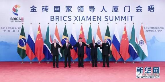 　　2017年9月4日，金砖国家领导人第九次会晤在厦门国际会议中心举行。国家主席习近平主持会晤。南非总统祖马、巴西总统特梅尔、俄罗斯总统普京、印度总理莫迪出席。五国领导人围绕“深化金砖伙伴关系，开辟更加光明未来”的主题，就当前国际形势、全球经济治理、金砖合作、国际和地区热点问题等深入交换看法，回顾金砖合作10年历程，重申开放包容、合作共赢的金砖精神，达成一系列共识，为金砖合作未来发展规划了蓝图、指明了方向。  　　上午9时50分许，金砖国家领导人陆续抵达会场。习近平热情迎接，并同他们一一握手寒暄，随后集体合影。  　　在大范围会议上，习近平发表题为《深化金砖伙伴关系开辟更加光明未来》的重要讲话，积极评价金砖合作走过的10年光辉历程，强调要开启金砖合作第二个“金色十年”，使金砖合作造福五国人民，惠及各国人民。  　　习近平指出，金砖合作之所以得到快速发展，关键在于互尊互助，携手走适合本国国情的发展道路;秉持开放包容、合作共赢的精神，持之以恒推进经济、政治、人文合作;倡导国际公平正义，同其他新兴市场国家和发展中国家和衷共济，共同营造良好外部环境。  　　    　　习近平强调，世界格局深刻复杂变化的背景下，金砖合作显得更加重要。我们应该再接再厉，全面深化金砖伙伴关系，开启金砖合作第二个“金色十年”。  　　第一，致力于推进经济务实合作。我们应该在贸易投资、货币金融、互联互通、可持续发展、创新和产业合作等领域拓展利益汇聚点，共同把握新工业革命带来的历史机遇，积极探索务实合作新领域新方式，拉紧联系纽带，让金砖合作机制行稳致远。  　　第二，致力于加强发展战略对接。我们应该发挥各自在资源、市场、劳动力等方面比较优势，本着共商、共建、共享原则，寻找发展政策和优先领域的契合点，继续向贸易投资大市场、货币金融大流通、基础设施大联通目标迈进，以落实2030年可持续发展议程为契机，谋求经济、社会、环境效益协调统一，实现联动包容发展。  　　第三，致力于推动国际秩序朝更加公正合理方向发展。我们应该坚定奉行多边主义和国际关系基本准则，推动构建新型国际关系。要推动开放、包容、普惠、平衡、共赢的经济全球化，建设开放型世界经济，支持多边贸易体制，反对保护主义。要推进全球经济治理改革，提高新兴市场国家和发展中国家代表性和发言权，为解决南北发展失衡、促进世界经济增长提供新动力。  　　第四，致力于促进人文民间交流。让伙伴关系理念扎根人民心中，将使金砖合作永葆活力。今年，五国人文交流合作全面铺开，举行了丰富多彩的活动。希望这些活动能够经常化、机制化，努力深入基层，面向广大民众，营造百花齐放的生动局面。  　　习近平指出，过去10年，是金砖国家集中精力谋发展的10年，也是坚持不懈深化伙伴关系的10年。在金砖合作的历史进程中，10年只是一个开端。让我们共同努力，推动金砖合作从厦门再次扬帆远航，开启第二个“金色十年”的大门，使金砖合作造福我们五国人民，惠及各国人民。  　　    　　祖马表示，新形势下，金砖国家要深化金砖战略伙伴关系，推进机制建设，加强同其他新兴市场国家和发展中国家联系，谋求共同发展。明年，南非将担任金砖国家主席国，会全力做好下届领导人会晤筹备工作，提升金砖合作凝聚力和影响力。  　　特梅尔表示，我们五国要加大对金砖合作的战略投入，巩固全方位伙伴关系，为五国发展注入更大动力。要加强国际发展合作，完善全球经济治理，营造良好外部环境。  　　普京表示，我们应该拓宽和深化各领域务实合作，推动金砖伙伴关系不断向前发展。要构建开放型世界经济，反对保护主义，推动包容和可持续增长。要加强协调，在国际和地区热点问题上发挥建设性作用，共同维护世界和平稳定。  　　莫迪表示，金砖国家要深挖经济合作潜力，打造更多务实合作成果，维护多边贸易体制，推动人文交流，让金砖合作深入民心。  　　    　　各国领导人积极评价厦门会晤，一致同意落实好会晤达成的各项成果，推动金砖合作不断向前发展。与会领导人表示，将支持南非做好明年金砖国家主席国工作。  　　在此前举行的小范围会议上，五国领导人听取了关于2017年金砖国家安全事务高级代表会议讨论成果的汇报。习近平强调，对广大新兴市场国家和发展中国家来说，无论是从世界经济大局出发，还是从自身发展未来出发，我们都应该坚持开放，不搞保护主义;坚持多边贸易体制，不搞以邻为壑;坚持互利共赢，不搞零和博弈。国家安全和发展相互依存。我们要继续就政治安全问题协调立场，扩大共识，加强合作。金砖国家都是具有重要影响的国家，要在解决国际和地区热点问题上发挥建设性作用，一要遵守国际法和国际关系基本准则。二要坚定奉行多边主义，坚定维护联合国宪章宗旨和原则，发挥联合国在捍卫和平、建设和平、预防和制止冲突方面的主渠道作用。进入新的10年，我们要十分珍惜金砖合作取得的成绩，相互尊重，求同存异，努力建设更加紧密、更加全面、更加牢固的战略伙伴关系。  　　会晤发表《金砖国家领导人厦门宣言》。  　　文章来自：外交部网站