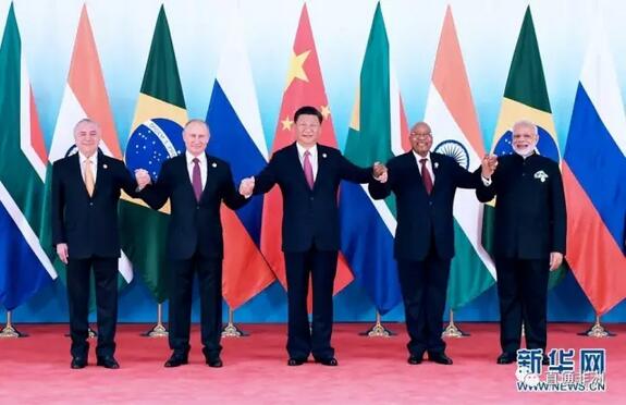 　　2017年9月4日，金砖国家领导人第九次会晤在厦门国际会议中心举行。国家主席习近平主持会晤。南非总统祖马、巴西总统特梅尔、俄罗斯总统普京、印度总理莫迪出席。五国领导人围绕“深化金砖伙伴关系，开辟更加光明未来”的主题，就当前国际形势、全球经济治理、金砖合作、国际和地区热点问题等深入交换看法，回顾金砖合作10年历程，重申开放包容、合作共赢的金砖精神，达成一系列共识，为金砖合作未来发展规划了蓝图、指明了方向。  　　上午9时50分许，金砖国家领导人陆续抵达会场。习近平热情迎接，并同他们一一握手寒暄，随后集体合影。  　　在大范围会议上，习近平发表题为《深化金砖伙伴关系开辟更加光明未来》的重要讲话，积极评价金砖合作走过的10年光辉历程，强调要开启金砖合作第二个“金色十年”，使金砖合作造福五国人民，惠及各国人民。  　　习近平指出，金砖合作之所以得到快速发展，关键在于互尊互助，携手走适合本国国情的发展道路;秉持开放包容、合作共赢的精神，持之以恒推进经济、政治、人文合作;倡导国际公平正义，同其他新兴市场国家和发展中国家和衷共济，共同营造良好外部环境。  　　    　　习近平强调，世界格局深刻复杂变化的背景下，金砖合作显得更加重要。我们应该再接再厉，全面深化金砖伙伴关系，开启金砖合作第二个“金色十年”。  　　第一，致力于推进经济务实合作。我们应该在贸易投资、货币金融、互联互通、可持续发展、创新和产业合作等领域拓展利益汇聚点，共同把握新工业革命带来的历史机遇，积极探索务实合作新领域新方式，拉紧联系纽带，让金砖合作机制行稳致远。  　　第二，致力于加强发展战略对接。我们应该发挥各自在资源、市场、劳动力等方面比较优势，本着共商、共建、共享原则，寻找发展政策和优先领域的契合点，继续向贸易投资大市场、货币金融大流通、基础设施大联通目标迈进，以落实2030年可持续发展议程为契机，谋求经济、社会、环境效益协调统一，实现联动包容发展。  　　第三，致力于推动国际秩序朝更加公正合理方向发展。我们应该坚定奉行多边主义和国际关系基本准则，推动构建新型国际关系。要推动开放、包容、普惠、平衡、共赢的经济全球化，建设开放型世界经济，支持多边贸易体制，反对保护主义。要推进全球经济治理改革，提高新兴市场国家和发展中国家代表性和发言权，为解决南北发展失衡、促进世界经济增长提供新动力。  　　第四，致力于促进人文民间交流。让伙伴关系理念扎根人民心中，将使金砖合作永葆活力。今年，五国人文交流合作全面铺开，举行了丰富多彩的活动。希望这些活动能够经常化、机制化，努力深入基层，面向广大民众，营造百花齐放的生动局面。  　　习近平指出，过去10年，是金砖国家集中精力谋发展的10年，也是坚持不懈深化伙伴关系的10年。在金砖合作的历史进程中，10年只是一个开端。让我们共同努力，推动金砖合作从厦门再次扬帆远航，开启第二个“金色十年”的大门，使金砖合作造福我们五国人民，惠及各国人民。  　　    　　祖马表示，新形势下，金砖国家要深化金砖战略伙伴关系，推进机制建设，加强同其他新兴市场国家和发展中国家联系，谋求共同发展。明年，南非将担任金砖国家主席国，会全力做好下届领导人会晤筹备工作，提升金砖合作凝聚力和影响力。  　　特梅尔表示，我们五国要加大对金砖合作的战略投入，巩固全方位伙伴关系，为五国发展注入更大动力。要加强国际发展合作，完善全球经济治理，营造良好外部环境。  　　普京表示，我们应该拓宽和深化各领域务实合作，推动金砖伙伴关系不断向前发展。要构建开放型世界经济，反对保护主义，推动包容和可持续增长。要加强协调，在国际和地区热点问题上发挥建设性作用，共同维护世界和平稳定。  　　莫迪表示，金砖国家要深挖经济合作潜力，打造更多务实合作成果，维护多边贸易体制，推动人文交流，让金砖合作深入民心。  　　    　　各国领导人积极评价厦门会晤，一致同意落实好会晤达成的各项成果，推动金砖合作不断向前发展。与会领导人表示，将支持南非做好明年金砖国家主席国工作。  　　在此前举行的小范围会议上，五国领导人听取了关于2017年金砖国家安全事务高级代表会议讨论成果的汇报。习近平强调，对广大新兴市场国家和发展中国家来说，无论是从世界经济大局出发，还是从自身发展未来出发，我们都应该坚持开放，不搞保护主义;坚持多边贸易体制，不搞以邻为壑;坚持互利共赢，不搞零和博弈。国家安全和发展相互依存。我们要继续就政治安全问题协调立场，扩大共识，加强合作。金砖国家都是具有重要影响的国家，要在解决国际和地区热点问题上发挥建设性作用，一要遵守国际法和国际关系基本准则。二要坚定奉行多边主义，坚定维护联合国宪章宗旨和原则，发挥联合国在捍卫和平、建设和平、预防和制止冲突方面的主渠道作用。进入新的10年，我们要十分珍惜金砖合作取得的成绩，相互尊重，求同存异，努力建设更加紧密、更加全面、更加牢固的战略伙伴关系。  　　会晤发表《金砖国家领导人厦门宣言》。  　　文章来自：外交部网站