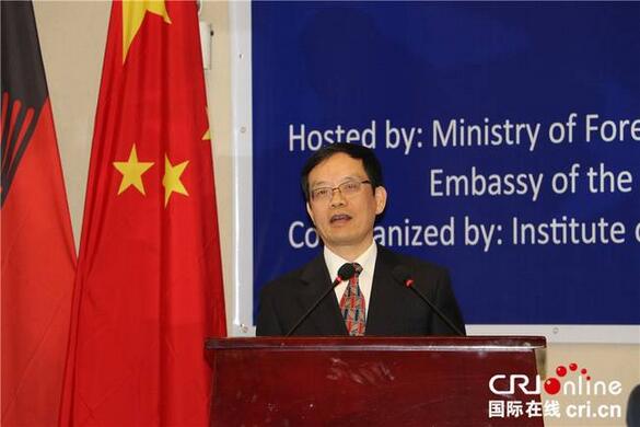 　　中国驻马拉维大使王世廷致辞  　　国际在线报道(中国国际广播电台记者 朱宛玲)：9月7日，由中国驻马拉维大使馆、马拉维外交与国际合作部共同主办的“中非合作与非洲发展”国际研讨会在马拉维首都利隆圭开幕。  　　中国驻马拉维大使王世廷表示，非洲中小国家发展的需求较非洲较大的经济体而言更为迫切，因而此次研讨会着眼于非洲中小国家。中国经过30多年的发展，已经取得相当的成就，中国愿意同非洲中小国家分享自己的发展经验，提供发展所需的资金支持，拓展中非互补贸易。  　　马拉维外交与国际合作部部长法比亚诺表示，中国与马拉维已经建交十周年，这十年中马关系的发展让马拉维获益良多。他表示，通过举办研讨会，不同非洲国家的学者可以坐在一起，相互学习经验，以便更好地从与中国的经贸关系中获益、实现发展。  　　本次研讨会上，来自浙江师范大学、中国人民大学以及埃及、坦桑尼亚、津巴布韦、莱索托等11个非洲国家的学者，将围绕21世纪的中非合作、如何让中非合作更好惠及非洲中小国家、中国经验对非洲发展的启示以及当前非洲发展面临的挑战及应对思路这四个议题进行交流。  　　    　　马拉维外交与国际合作部部长法比亚诺发言  　　    　　浙江师范大学非洲研究院院长刘鸿武教授发言  　　    　　开幕式现场  　　文章来自：国际在线